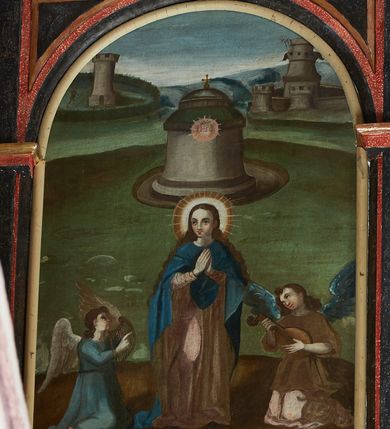 Zdjęcie nr 32: Balustrada ganku obiegająca ścianę zachodnią, północną i południową z malowanymi scenami Litanii Loretańskiej umieszczonymi w płycinach o różnorodnych kształtach, przeważnie stojącego prostokąta z modyfikacjami: o ściętych narożach, zamkniętych półkoliście, zamkniętych uszakami lub innych. Poszczególne osie wydzielone są pilastrami hermowymi, wspartymi na bazach i niskich cokołach. Podpory podtrzymują imposty zdobione rombami oraz niepełne belkowanie w postaci profilowanego gzymsu, wyłamanego na ich osi. Pod oraz ponad obrazami umieszczone są złocone napisy. Balustrada ujęta jest od dołu fantazyjnie wykrojonymi kartuszami, ozdobionymi kaboszonami i rautami. Struktura jest polichromowana na czarno, pilastry i detale na czerwono, ornamentyka i profilowania złocone oraz srebrzone. Poszczególne sceny opatrzone są napisami:

Na ścianie południowej, od lewej:
1.  „S. VIRGO VIRGINVM, OR(A PRO NOBIS)”, „PANNO NAD PANNAMI, MODL(SIĘ ZA NAMI)”
2. „MATTER VIVENTIVM, OR(A PRO NOBIS)”, „MATKO ŻYJĄCYCH, M(ÓDL SIĘ ZA NAMI)”
3. „MATER PVLCHRAE DILECTIONIS, OR(A PRO NOBIS)”, „MATKO JEZVSOWEJ MIŁOSCI, M(ÓDL SIĘ ZA NAMI)”
4. „MATER SANCTAE SPEI, OR(A PRO NOBIS)”, „MATKO S. NADZIEJI, M(ÓDL SIĘ ZA NAMI)”
5. „MATER HONORIFICATA, OR(A PRO NOBIS)”, „MATKO PRZESŁAWNA, M(ÓDL SIĘ ZA NAMI)”
6. „LIGNVUM VITAE, OR(A PRO NOBIS)”, „DRZEWO ŻYWOTA, M(ÓDL SIĘ ZA NAMI)”
7. „VENA VITAE, OR(A PRO NOBIS)”, „STRVMIENIV ŻYWOTA, M(ÓDL SIĘ ZA NAMI)”
8. „NAVIS INSTITORIS ETC, OR(A PRO NOBIS)”, „OKĘCIE CHLEB ŻŸWŸ NIOSACŸ, M(ÓDL SIĘ ZA NAMI)”
9. „FAVVS DISTILANS, OR(A PRO NOBIS)”, „SŁODKOŚCI PŁŸNACA, M(ÓDL SIĘ ZA NAMI)”
10. „FONS SIGNATVS, OR(A PRO NOBIS)”, „ZDROJV ZAPIECZĘTOWANY, M(ÓDL SIĘ ZA NAMI)”
11. „PVTEVS AQVARVM VIVENTIVM, OR(A PRO NOBIS)”, „STVDNICO WOD ŻŸWŸCH, M(ÓDL SIĘ ZA NAMI)”
12. „TORRENS MELLIS ET BVTYRI, OR(A PRO NOBIS)”, „POTOKV Z MIŁOSCIA CIEKACY: M(ÓDL SIĘ ZA NAMI)”
13. „DOMVS SAPIENTIAE, OR(A PRO NOBIS)”, „DOMIE MADROSCI, M(ÓDL SIĘ ZA NAMI)”
14. „SPECVLM SINE MACVLA, OR(A PRO NOBIS)”, „ZWIERCIADŁO BEZ ZMAZY, M(ÓDL SIĘ ZA NAMI)”

Na ścianie zachodniej, od lewej:
1. „THRONVS SALAMONIC, OR(A PRO NOBIS)”, „TRON SALOMONA, M(ÓDL SIĘ ZA NAMI)”
2. „MVLIER AMICTA SOLE, OR(A PRO NOBIS)”, „NIEWIASTA W SŁONCE ODZIANA, M(ÓDL SIĘ ZA NAMI)”
3. „PVLCHRA VT LVNA, OR(A PRO NOBIS)”, „PIEKNA JAK KSIEŻYC, M(ÓDL SIĘ ZA NAMI)”
4. „ELECTA VT SOL, OR(A PRO NOBIS)”, „WYBRANA JAK SŁOŃCE, M(ÓDL SIĘ ZA NAMI)”
5. „HONORIFICENTIA POPVLI NOSTRI, OR(A PRO NOBIS)”, „PRZEDMIOT CZCI NARODU NASZEGO”
6. „VIRGA MOYSIS, OR(A PRO NOBIS)”, „LASKA MOJŻESZOWA, M(ÓDL SIĘ ZA NAMI)”
7. „CIVITAS REFVGII, OR(A PRO NOBIS)”, „MIASTO UCIECZKI, M(ÓDL SIĘ ZA NAMI)”
8. „CLYPEVS OMNIB, IN TE SPERATIB, OR(A PRO NOBIS)”, „TARCZA WSZYSTKICH TOBIE UFAJ[ĄCY]M”
9. „TVRRIS EBVRNEA, OR(A PRO NOBIS)”, „WIEŻO Z KOSCI SŁONIOWEJ M(ÓDL SIĘ ZA NAMI)”

Na ścianie północnej, od lewej:
1. „TVRRIS DAVIDICA, OR(A PRO NOBIS)”, „WIEŻO DAWIDOWA, M(ÓDL SIĘ ZA NAMI)”
2. „PARADISVS VOLVPTATIS, OR(A PRO NOBIS)”, „RAJU ROZKOSZY, M(ÓDL SIĘ ZA NAMI)”
3. „DESIDERIVM COLLIVEM ETERNORV, OR(A PRO NOBIS)”, „PRAGNIENIE PAGÓRKÓW WIECZny do, M(ÓDL SIĘ ZA NAMI)”
4. „LILIVM INTER SPINAS, OR(A PRO NOBIS)”, „LILIA MIĘDZY CIERNIAMI” 
5. „RVBVS ARDENS INCONBVSTVS, OR(A PRO NOBIS)”, „KRZAK OGNISTY CIERNIowy, M(ÓDL SIĘ ZA NAMI)”
6. „THALAMVS SPONSI, OR(A PRO NOBIS)”, „KOMNATA OBLUBIEŃCÓW, M(ÓDL SIĘ ZA NAMI)”
7. „TABERNACVLVM FOEDERIS, OR(A PRO NOBIS)”, „NAMIOT PRZYMIERZA, M(ÓDL SIĘ ZA NAMI)”
8. „AVRORA CONSVRGENS, OR(A PRO NOBIS)”, „JUTRZENKA WSCHODZĄCA, M(ÓDL SIĘ ZA NAMI)”
9. „SANCTVARIVM DEI, OR(A PRO NOBIS)”, „SANKTUARIUM BOGA, M(ÓDL SIĘ ZA NAMI)”
10. „ARCA TESTAMENTI, OR(A PRO NOBIS)”, „ARKA PRZYMIERZA, M(ÓDL SIĘ ZA NAMI)”
11. „PROPITIATORIVM ALTISSIMI, OR(A PRO NOBIS)”, „PRZEBŁAGANIE PRZEDWIECZNEGO, M(ÓDL SIĘ ZA NAMI)”
12. „GLORIA IERVSALEM, OR(A PRO NOBIS)”, „CHWAŁA JERUSALEM, M(ÓDL SIĘ ZA NAMI)”
13. „SOLVM GLORIA DEI, OR(A PRO NOBIS)”, „TRON CHWAŁY BOŻEJ, M(ÓDL SIĘ ZA NAMI)”
14. „REGINA CAELI, OR(A PRO NOBIS)”, „KRÓLOWA NIEBA, M(ÓDL SIĘ ZA NAMI)”

