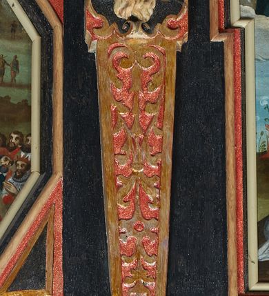 Zdjęcie nr 33: Balustrada ganku obiegająca ścianę zachodnią, północną i południową z malowanymi scenami Litanii Loretańskiej umieszczonymi w płycinach o różnorodnych kształtach, przeważnie stojącego prostokąta z modyfikacjami: o ściętych narożach, zamkniętych półkoliście, zamkniętych uszakami lub innych. Poszczególne osie wydzielone są pilastrami hermowymi, wspartymi na bazach i niskich cokołach. Podpory podtrzymują imposty zdobione rombami oraz niepełne belkowanie w postaci profilowanego gzymsu, wyłamanego na ich osi. Pod oraz ponad obrazami umieszczone są złocone napisy. Balustrada ujęta jest od dołu fantazyjnie wykrojonymi kartuszami, ozdobionymi kaboszonami i rautami. Struktura jest polichromowana na czarno, pilastry i detale na czerwono, ornamentyka i profilowania złocone oraz srebrzone. Poszczególne sceny opatrzone są napisami:

Na ścianie południowej, od lewej:
1.  „S. VIRGO VIRGINVM, OR(A PRO NOBIS)”, „PANNO NAD PANNAMI, MODL(SIĘ ZA NAMI)”
2. „MATTER VIVENTIVM, OR(A PRO NOBIS)”, „MATKO ŻYJĄCYCH, M(ÓDL SIĘ ZA NAMI)”
3. „MATER PVLCHRAE DILECTIONIS, OR(A PRO NOBIS)”, „MATKO JEZVSOWEJ MIŁOSCI, M(ÓDL SIĘ ZA NAMI)”
4. „MATER SANCTAE SPEI, OR(A PRO NOBIS)”, „MATKO S. NADZIEJI, M(ÓDL SIĘ ZA NAMI)”
5. „MATER HONORIFICATA, OR(A PRO NOBIS)”, „MATKO PRZESŁAWNA, M(ÓDL SIĘ ZA NAMI)”
6. „LIGNVUM VITAE, OR(A PRO NOBIS)”, „DRZEWO ŻYWOTA, M(ÓDL SIĘ ZA NAMI)”
7. „VENA VITAE, OR(A PRO NOBIS)”, „STRVMIENIV ŻYWOTA, M(ÓDL SIĘ ZA NAMI)”
8. „NAVIS INSTITORIS ETC, OR(A PRO NOBIS)”, „OKĘCIE CHLEB ŻŸWŸ NIOSACŸ, M(ÓDL SIĘ ZA NAMI)”
9. „FAVVS DISTILANS, OR(A PRO NOBIS)”, „SŁODKOŚCI PŁŸNACA, M(ÓDL SIĘ ZA NAMI)”
10. „FONS SIGNATVS, OR(A PRO NOBIS)”, „ZDROJV ZAPIECZĘTOWANY, M(ÓDL SIĘ ZA NAMI)”
11. „PVTEVS AQVARVM VIVENTIVM, OR(A PRO NOBIS)”, „STVDNICO WOD ŻŸWŸCH, M(ÓDL SIĘ ZA NAMI)”
12. „TORRENS MELLIS ET BVTYRI, OR(A PRO NOBIS)”, „POTOKV Z MIŁOSCIA CIEKACY: M(ÓDL SIĘ ZA NAMI)”
13. „DOMVS SAPIENTIAE, OR(A PRO NOBIS)”, „DOMIE MADROSCI, M(ÓDL SIĘ ZA NAMI)”
14. „SPECVLM SINE MACVLA, OR(A PRO NOBIS)”, „ZWIERCIADŁO BEZ ZMAZY, M(ÓDL SIĘ ZA NAMI)”

Na ścianie zachodniej, od lewej:
1. „THRONVS SALAMONIC, OR(A PRO NOBIS)”, „TRON SALOMONA, M(ÓDL SIĘ ZA NAMI)”
2. „MVLIER AMICTA SOLE, OR(A PRO NOBIS)”, „NIEWIASTA W SŁONCE ODZIANA, M(ÓDL SIĘ ZA NAMI)”
3. „PVLCHRA VT LVNA, OR(A PRO NOBIS)”, „PIEKNA JAK KSIEŻYC, M(ÓDL SIĘ ZA NAMI)”
4. „ELECTA VT SOL, OR(A PRO NOBIS)”, „WYBRANA JAK SŁOŃCE, M(ÓDL SIĘ ZA NAMI)”
5. „HONORIFICENTIA POPVLI NOSTRI, OR(A PRO NOBIS)”, „PRZEDMIOT CZCI NARODU NASZEGO”
6. „VIRGA MOYSIS, OR(A PRO NOBIS)”, „LASKA MOJŻESZOWA, M(ÓDL SIĘ ZA NAMI)”
7. „CIVITAS REFVGII, OR(A PRO NOBIS)”, „MIASTO UCIECZKI, M(ÓDL SIĘ ZA NAMI)”
8. „CLYPEVS OMNIB, IN TE SPERATIB, OR(A PRO NOBIS)”, „TARCZA WSZYSTKICH TOBIE UFAJ[ĄCY]M”
9. „TVRRIS EBVRNEA, OR(A PRO NOBIS)”, „WIEŻO Z KOSCI SŁONIOWEJ M(ÓDL SIĘ ZA NAMI)”

Na ścianie północnej, od lewej:
1. „TVRRIS DAVIDICA, OR(A PRO NOBIS)”, „WIEŻO DAWIDOWA, M(ÓDL SIĘ ZA NAMI)”
2. „PARADISVS VOLVPTATIS, OR(A PRO NOBIS)”, „RAJU ROZKOSZY, M(ÓDL SIĘ ZA NAMI)”
3. „DESIDERIVM COLLIVEM ETERNORV, OR(A PRO NOBIS)”, „PRAGNIENIE PAGÓRKÓW WIECZny do, M(ÓDL SIĘ ZA NAMI)”
4. „LILIVM INTER SPINAS, OR(A PRO NOBIS)”, „LILIA MIĘDZY CIERNIAMI” 
5. „RVBVS ARDENS INCONBVSTVS, OR(A PRO NOBIS)”, „KRZAK OGNISTY CIERNIowy, M(ÓDL SIĘ ZA NAMI)”
6. „THALAMVS SPONSI, OR(A PRO NOBIS)”, „KOMNATA OBLUBIEŃCÓW, M(ÓDL SIĘ ZA NAMI)”
7. „TABERNACVLVM FOEDERIS, OR(A PRO NOBIS)”, „NAMIOT PRZYMIERZA, M(ÓDL SIĘ ZA NAMI)”
8. „AVRORA CONSVRGENS, OR(A PRO NOBIS)”, „JUTRZENKA WSCHODZĄCA, M(ÓDL SIĘ ZA NAMI)”
9. „SANCTVARIVM DEI, OR(A PRO NOBIS)”, „SANKTUARIUM BOGA, M(ÓDL SIĘ ZA NAMI)”
10. „ARCA TESTAMENTI, OR(A PRO NOBIS)”, „ARKA PRZYMIERZA, M(ÓDL SIĘ ZA NAMI)”
11. „PROPITIATORIVM ALTISSIMI, OR(A PRO NOBIS)”, „PRZEBŁAGANIE PRZEDWIECZNEGO, M(ÓDL SIĘ ZA NAMI)”
12. „GLORIA IERVSALEM, OR(A PRO NOBIS)”, „CHWAŁA JERUSALEM, M(ÓDL SIĘ ZA NAMI)”
13. „SOLVM GLORIA DEI, OR(A PRO NOBIS)”, „TRON CHWAŁY BOŻEJ, M(ÓDL SIĘ ZA NAMI)”
14. „REGINA CAELI, OR(A PRO NOBIS)”, „KRÓLOWA NIEBA, M(ÓDL SIĘ ZA NAMI)”

