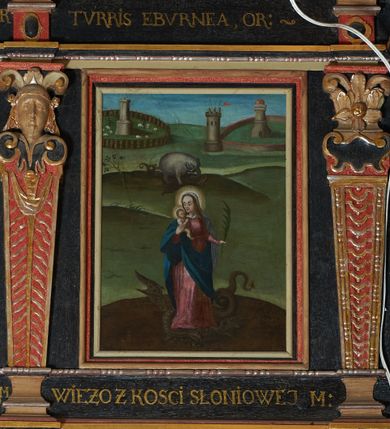 Zdjęcie nr 35: Balustrada ganku obiegająca ścianę zachodnią, północną i południową z malowanymi scenami Litanii Loretańskiej umieszczonymi w płycinach o różnorodnych kształtach, przeważnie stojącego prostokąta z modyfikacjami: o ściętych narożach, zamkniętych półkoliście, zamkniętych uszakami lub innych. Poszczególne osie wydzielone są pilastrami hermowymi, wspartymi na bazach i niskich cokołach. Podpory podtrzymują imposty zdobione rombami oraz niepełne belkowanie w postaci profilowanego gzymsu, wyłamanego na ich osi. Pod oraz ponad obrazami umieszczone są złocone napisy. Balustrada ujęta jest od dołu fantazyjnie wykrojonymi kartuszami, ozdobionymi kaboszonami i rautami. Struktura jest polichromowana na czarno, pilastry i detale na czerwono, ornamentyka i profilowania złocone oraz srebrzone. Poszczególne sceny opatrzone są napisami:

Na ścianie południowej, od lewej:
1.  „S. VIRGO VIRGINVM, OR(A PRO NOBIS)”, „PANNO NAD PANNAMI, MODL(SIĘ ZA NAMI)”
2. „MATTER VIVENTIVM, OR(A PRO NOBIS)”, „MATKO ŻYJĄCYCH, M(ÓDL SIĘ ZA NAMI)”
3. „MATER PVLCHRAE DILECTIONIS, OR(A PRO NOBIS)”, „MATKO JEZVSOWEJ MIŁOSCI, M(ÓDL SIĘ ZA NAMI)”
4. „MATER SANCTAE SPEI, OR(A PRO NOBIS)”, „MATKO S. NADZIEJI, M(ÓDL SIĘ ZA NAMI)”
5. „MATER HONORIFICATA, OR(A PRO NOBIS)”, „MATKO PRZESŁAWNA, M(ÓDL SIĘ ZA NAMI)”
6. „LIGNVUM VITAE, OR(A PRO NOBIS)”, „DRZEWO ŻYWOTA, M(ÓDL SIĘ ZA NAMI)”
7. „VENA VITAE, OR(A PRO NOBIS)”, „STRVMIENIV ŻYWOTA, M(ÓDL SIĘ ZA NAMI)”
8. „NAVIS INSTITORIS ETC, OR(A PRO NOBIS)”, „OKĘCIE CHLEB ŻŸWŸ NIOSACŸ, M(ÓDL SIĘ ZA NAMI)”
9. „FAVVS DISTILANS, OR(A PRO NOBIS)”, „SŁODKOŚCI PŁŸNACA, M(ÓDL SIĘ ZA NAMI)”
10. „FONS SIGNATVS, OR(A PRO NOBIS)”, „ZDROJV ZAPIECZĘTOWANY, M(ÓDL SIĘ ZA NAMI)”
11. „PVTEVS AQVARVM VIVENTIVM, OR(A PRO NOBIS)”, „STVDNICO WOD ŻŸWŸCH, M(ÓDL SIĘ ZA NAMI)”
12. „TORRENS MELLIS ET BVTYRI, OR(A PRO NOBIS)”, „POTOKV Z MIŁOSCIA CIEKACY: M(ÓDL SIĘ ZA NAMI)”
13. „DOMVS SAPIENTIAE, OR(A PRO NOBIS)”, „DOMIE MADROSCI, M(ÓDL SIĘ ZA NAMI)”
14. „SPECVLM SINE MACVLA, OR(A PRO NOBIS)”, „ZWIERCIADŁO BEZ ZMAZY, M(ÓDL SIĘ ZA NAMI)”

Na ścianie zachodniej, od lewej:
1. „THRONVS SALAMONIC, OR(A PRO NOBIS)”, „TRON SALOMONA, M(ÓDL SIĘ ZA NAMI)”
2. „MVLIER AMICTA SOLE, OR(A PRO NOBIS)”, „NIEWIASTA W SŁONCE ODZIANA, M(ÓDL SIĘ ZA NAMI)”
3. „PVLCHRA VT LVNA, OR(A PRO NOBIS)”, „PIEKNA JAK KSIEŻYC, M(ÓDL SIĘ ZA NAMI)”
4. „ELECTA VT SOL, OR(A PRO NOBIS)”, „WYBRANA JAK SŁOŃCE, M(ÓDL SIĘ ZA NAMI)”
5. „HONORIFICENTIA POPVLI NOSTRI, OR(A PRO NOBIS)”, „PRZEDMIOT CZCI NARODU NASZEGO”
6. „VIRGA MOYSIS, OR(A PRO NOBIS)”, „LASKA MOJŻESZOWA, M(ÓDL SIĘ ZA NAMI)”
7. „CIVITAS REFVGII, OR(A PRO NOBIS)”, „MIASTO UCIECZKI, M(ÓDL SIĘ ZA NAMI)”
8. „CLYPEVS OMNIB, IN TE SPERATIB, OR(A PRO NOBIS)”, „TARCZA WSZYSTKICH TOBIE UFAJ[ĄCY]M”
9. „TVRRIS EBVRNEA, OR(A PRO NOBIS)”, „WIEŻO Z KOSCI SŁONIOWEJ M(ÓDL SIĘ ZA NAMI)”

Na ścianie północnej, od lewej:
1. „TVRRIS DAVIDICA, OR(A PRO NOBIS)”, „WIEŻO DAWIDOWA, M(ÓDL SIĘ ZA NAMI)”
2. „PARADISVS VOLVPTATIS, OR(A PRO NOBIS)”, „RAJU ROZKOSZY, M(ÓDL SIĘ ZA NAMI)”
3. „DESIDERIVM COLLIVEM ETERNORV, OR(A PRO NOBIS)”, „PRAGNIENIE PAGÓRKÓW WIECZny do, M(ÓDL SIĘ ZA NAMI)”
4. „LILIVM INTER SPINAS, OR(A PRO NOBIS)”, „LILIA MIĘDZY CIERNIAMI” 
5. „RVBVS ARDENS INCONBVSTVS, OR(A PRO NOBIS)”, „KRZAK OGNISTY CIERNIowy, M(ÓDL SIĘ ZA NAMI)”
6. „THALAMVS SPONSI, OR(A PRO NOBIS)”, „KOMNATA OBLUBIEŃCÓW, M(ÓDL SIĘ ZA NAMI)”
7. „TABERNACVLVM FOEDERIS, OR(A PRO NOBIS)”, „NAMIOT PRZYMIERZA, M(ÓDL SIĘ ZA NAMI)”
8. „AVRORA CONSVRGENS, OR(A PRO NOBIS)”, „JUTRZENKA WSCHODZĄCA, M(ÓDL SIĘ ZA NAMI)”
9. „SANCTVARIVM DEI, OR(A PRO NOBIS)”, „SANKTUARIUM BOGA, M(ÓDL SIĘ ZA NAMI)”
10. „ARCA TESTAMENTI, OR(A PRO NOBIS)”, „ARKA PRZYMIERZA, M(ÓDL SIĘ ZA NAMI)”
11. „PROPITIATORIVM ALTISSIMI, OR(A PRO NOBIS)”, „PRZEBŁAGANIE PRZEDWIECZNEGO, M(ÓDL SIĘ ZA NAMI)”
12. „GLORIA IERVSALEM, OR(A PRO NOBIS)”, „CHWAŁA JERUSALEM, M(ÓDL SIĘ ZA NAMI)”
13. „SOLVM GLORIA DEI, OR(A PRO NOBIS)”, „TRON CHWAŁY BOŻEJ, M(ÓDL SIĘ ZA NAMI)”
14. „REGINA CAELI, OR(A PRO NOBIS)”, „KRÓLOWA NIEBA, M(ÓDL SIĘ ZA NAMI)”

