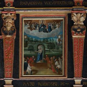 Zdjęcie nr 1: Balustrada ganku obiegająca ścianę zachodnią, północną i południową z malowanymi scenami Litanii Loretańskiej umieszczonymi w płycinach o różnorodnych kształtach, przeważnie stojącego prostokąta z modyfikacjami: o ściętych narożach, zamkniętych półkoliście, zamkniętych uszakami lub innych. Poszczególne osie wydzielone są pilastrami hermowymi, wspartymi na bazach i niskich cokołach. Podpory podtrzymują imposty zdobione rombami oraz niepełne belkowanie w postaci profilowanego gzymsu, wyłamanego na ich osi. Pod oraz ponad obrazami umieszczone są złocone napisy. Balustrada ujęta jest od dołu fantazyjnie wykrojonymi kartuszami, ozdobionymi kaboszonami i rautami. Struktura jest polichromowana na czarno, pilastry i detale na czerwono, ornamentyka i profilowania złocone oraz srebrzone. Poszczególne sceny opatrzone są napisami:

Na ścianie południowej, od lewej:
1.  „S. VIRGO VIRGINVM, OR(A PRO NOBIS)”, „PANNO NAD PANNAMI, MODL(SIĘ ZA NAMI)”
2. „MATTER VIVENTIVM, OR(A PRO NOBIS)”, „MATKO ŻYJĄCYCH, M(ÓDL SIĘ ZA NAMI)”
3. „MATER PVLCHRAE DILECTIONIS, OR(A PRO NOBIS)”, „MATKO JEZVSOWEJ MIŁOSCI, M(ÓDL SIĘ ZA NAMI)”
4. „MATER SANCTAE SPEI, OR(A PRO NOBIS)”, „MATKO S. NADZIEJI, M(ÓDL SIĘ ZA NAMI)”
5. „MATER HONORIFICATA, OR(A PRO NOBIS)”, „MATKO PRZESŁAWNA, M(ÓDL SIĘ ZA NAMI)”
6. „LIGNVUM VITAE, OR(A PRO NOBIS)”, „DRZEWO ŻYWOTA, M(ÓDL SIĘ ZA NAMI)”
7. „VENA VITAE, OR(A PRO NOBIS)”, „STRVMIENIV ŻYWOTA, M(ÓDL SIĘ ZA NAMI)”
8. „NAVIS INSTITORIS ETC, OR(A PRO NOBIS)”, „OKĘCIE CHLEB ŻŸWŸ NIOSACŸ, M(ÓDL SIĘ ZA NAMI)”
9. „FAVVS DISTILANS, OR(A PRO NOBIS)”, „SŁODKOŚCI PŁŸNACA, M(ÓDL SIĘ ZA NAMI)”
10. „FONS SIGNATVS, OR(A PRO NOBIS)”, „ZDROJV ZAPIECZĘTOWANY, M(ÓDL SIĘ ZA NAMI)”
11. „PVTEVS AQVARVM VIVENTIVM, OR(A PRO NOBIS)”, „STVDNICO WOD ŻŸWŸCH, M(ÓDL SIĘ ZA NAMI)”
12. „TORRENS MELLIS ET BVTYRI, OR(A PRO NOBIS)”, „POTOKV Z MIŁOSCIA CIEKACY: M(ÓDL SIĘ ZA NAMI)”
13. „DOMVS SAPIENTIAE, OR(A PRO NOBIS)”, „DOMIE MADROSCI, M(ÓDL SIĘ ZA NAMI)”
14. „SPECVLM SINE MACVLA, OR(A PRO NOBIS)”, „ZWIERCIADŁO BEZ ZMAZY, M(ÓDL SIĘ ZA NAMI)”

Na ścianie zachodniej, od lewej:
1. „THRONVS SALAMONIC, OR(A PRO NOBIS)”, „TRON SALOMONA, M(ÓDL SIĘ ZA NAMI)”
2. „MVLIER AMICTA SOLE, OR(A PRO NOBIS)”, „NIEWIASTA W SŁONCE ODZIANA, M(ÓDL SIĘ ZA NAMI)”
3. „PVLCHRA VT LVNA, OR(A PRO NOBIS)”, „PIEKNA JAK KSIEŻYC, M(ÓDL SIĘ ZA NAMI)”
4. „ELECTA VT SOL, OR(A PRO NOBIS)”, „WYBRANA JAK SŁOŃCE, M(ÓDL SIĘ ZA NAMI)”
5. „HONORIFICENTIA POPVLI NOSTRI, OR(A PRO NOBIS)”, „PRZEDMIOT CZCI NARODU NASZEGO”
6. „VIRGA MOYSIS, OR(A PRO NOBIS)”, „LASKA MOJŻESZOWA, M(ÓDL SIĘ ZA NAMI)”
7. „CIVITAS REFVGII, OR(A PRO NOBIS)”, „MIASTO UCIECZKI, M(ÓDL SIĘ ZA NAMI)”
8. „CLYPEVS OMNIB, IN TE SPERATIB, OR(A PRO NOBIS)”, „TARCZA WSZYSTKICH TOBIE UFAJ[ĄCY]M”
9. „TVRRIS EBVRNEA, OR(A PRO NOBIS)”, „WIEŻO Z KOSCI SŁONIOWEJ M(ÓDL SIĘ ZA NAMI)”

Na ścianie północnej, od lewej:
1. „TVRRIS DAVIDICA, OR(A PRO NOBIS)”, „WIEŻO DAWIDOWA, M(ÓDL SIĘ ZA NAMI)”
2. „PARADISVS VOLVPTATIS, OR(A PRO NOBIS)”, „RAJU ROZKOSZY, M(ÓDL SIĘ ZA NAMI)”
3. „DESIDERIVM COLLIVEM ETERNORV, OR(A PRO NOBIS)”, „PRAGNIENIE PAGÓRKÓW WIECZny do, M(ÓDL SIĘ ZA NAMI)”
4. „LILIVM INTER SPINAS, OR(A PRO NOBIS)”, „LILIA MIĘDZY CIERNIAMI” 
5. „RVBVS ARDENS INCONBVSTVS, OR(A PRO NOBIS)”, „KRZAK OGNISTY CIERNIowy, M(ÓDL SIĘ ZA NAMI)”
6. „THALAMVS SPONSI, OR(A PRO NOBIS)”, „KOMNATA OBLUBIEŃCÓW, M(ÓDL SIĘ ZA NAMI)”
7. „TABERNACVLVM FOEDERIS, OR(A PRO NOBIS)”, „NAMIOT PRZYMIERZA, M(ÓDL SIĘ ZA NAMI)”
8. „AVRORA CONSVRGENS, OR(A PRO NOBIS)”, „JUTRZENKA WSCHODZĄCA, M(ÓDL SIĘ ZA NAMI)”
9. „SANCTVARIVM DEI, OR(A PRO NOBIS)”, „SANKTUARIUM BOGA, M(ÓDL SIĘ ZA NAMI)”
10. „ARCA TESTAMENTI, OR(A PRO NOBIS)”, „ARKA PRZYMIERZA, M(ÓDL SIĘ ZA NAMI)”
11. „PROPITIATORIVM ALTISSIMI, OR(A PRO NOBIS)”, „PRZEBŁAGANIE PRZEDWIECZNEGO, M(ÓDL SIĘ ZA NAMI)”
12. „GLORIA IERVSALEM, OR(A PRO NOBIS)”, „CHWAŁA JERUSALEM, M(ÓDL SIĘ ZA NAMI)”
13. „SOLVM GLORIA DEI, OR(A PRO NOBIS)”, „TRON CHWAŁY BOŻEJ, M(ÓDL SIĘ ZA NAMI)”
14. „REGINA CAELI, OR(A PRO NOBIS)”, „KRÓLOWA NIEBA, M(ÓDL SIĘ ZA NAMI)”

