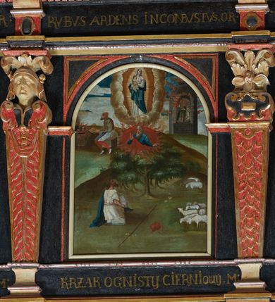 Zdjęcie nr 13: Balustrada ganku obiegająca ścianę zachodnią, północną i południową z malowanymi scenami Litanii Loretańskiej umieszczonymi w płycinach o różnorodnych kształtach, przeważnie stojącego prostokąta z modyfikacjami: o ściętych narożach, zamkniętych półkoliście, zamkniętych uszakami lub innych. Poszczególne osie wydzielone są pilastrami hermowymi, wspartymi na bazach i niskich cokołach. Podpory podtrzymują imposty zdobione rombami oraz niepełne belkowanie w postaci profilowanego gzymsu, wyłamanego na ich osi. Pod oraz ponad obrazami umieszczone są złocone napisy. Balustrada ujęta jest od dołu fantazyjnie wykrojonymi kartuszami, ozdobionymi kaboszonami i rautami. Struktura jest polichromowana na czarno, pilastry i detale na czerwono, ornamentyka i profilowania złocone oraz srebrzone. Poszczególne sceny opatrzone są napisami:

Na ścianie południowej, od lewej:
1.  „S. VIRGO VIRGINVM, OR(A PRO NOBIS)”, „PANNO NAD PANNAMI, MODL(SIĘ ZA NAMI)”
2. „MATTER VIVENTIVM, OR(A PRO NOBIS)”, „MATKO ŻYJĄCYCH, M(ÓDL SIĘ ZA NAMI)”
3. „MATER PVLCHRAE DILECTIONIS, OR(A PRO NOBIS)”, „MATKO JEZVSOWEJ MIŁOSCI, M(ÓDL SIĘ ZA NAMI)”
4. „MATER SANCTAE SPEI, OR(A PRO NOBIS)”, „MATKO S. NADZIEJI, M(ÓDL SIĘ ZA NAMI)”
5. „MATER HONORIFICATA, OR(A PRO NOBIS)”, „MATKO PRZESŁAWNA, M(ÓDL SIĘ ZA NAMI)”
6. „LIGNVUM VITAE, OR(A PRO NOBIS)”, „DRZEWO ŻYWOTA, M(ÓDL SIĘ ZA NAMI)”
7. „VENA VITAE, OR(A PRO NOBIS)”, „STRVMIENIV ŻYWOTA, M(ÓDL SIĘ ZA NAMI)”
8. „NAVIS INSTITORIS ETC, OR(A PRO NOBIS)”, „OKĘCIE CHLEB ŻŸWŸ NIOSACŸ, M(ÓDL SIĘ ZA NAMI)”
9. „FAVVS DISTILANS, OR(A PRO NOBIS)”, „SŁODKOŚCI PŁŸNACA, M(ÓDL SIĘ ZA NAMI)”
10. „FONS SIGNATVS, OR(A PRO NOBIS)”, „ZDROJV ZAPIECZĘTOWANY, M(ÓDL SIĘ ZA NAMI)”
11. „PVTEVS AQVARVM VIVENTIVM, OR(A PRO NOBIS)”, „STVDNICO WOD ŻŸWŸCH, M(ÓDL SIĘ ZA NAMI)”
12. „TORRENS MELLIS ET BVTYRI, OR(A PRO NOBIS)”, „POTOKV Z MIŁOSCIA CIEKACY: M(ÓDL SIĘ ZA NAMI)”
13. „DOMVS SAPIENTIAE, OR(A PRO NOBIS)”, „DOMIE MADROSCI, M(ÓDL SIĘ ZA NAMI)”
14. „SPECVLM SINE MACVLA, OR(A PRO NOBIS)”, „ZWIERCIADŁO BEZ ZMAZY, M(ÓDL SIĘ ZA NAMI)”

Na ścianie zachodniej, od lewej:
1. „THRONVS SALAMONIC, OR(A PRO NOBIS)”, „TRON SALOMONA, M(ÓDL SIĘ ZA NAMI)”
2. „MVLIER AMICTA SOLE, OR(A PRO NOBIS)”, „NIEWIASTA W SŁONCE ODZIANA, M(ÓDL SIĘ ZA NAMI)”
3. „PVLCHRA VT LVNA, OR(A PRO NOBIS)”, „PIEKNA JAK KSIEŻYC, M(ÓDL SIĘ ZA NAMI)”
4. „ELECTA VT SOL, OR(A PRO NOBIS)”, „WYBRANA JAK SŁOŃCE, M(ÓDL SIĘ ZA NAMI)”
5. „HONORIFICENTIA POPVLI NOSTRI, OR(A PRO NOBIS)”, „PRZEDMIOT CZCI NARODU NASZEGO”
6. „VIRGA MOYSIS, OR(A PRO NOBIS)”, „LASKA MOJŻESZOWA, M(ÓDL SIĘ ZA NAMI)”
7. „CIVITAS REFVGII, OR(A PRO NOBIS)”, „MIASTO UCIECZKI, M(ÓDL SIĘ ZA NAMI)”
8. „CLYPEVS OMNIB, IN TE SPERATIB, OR(A PRO NOBIS)”, „TARCZA WSZYSTKICH TOBIE UFAJ[ĄCY]M”
9. „TVRRIS EBVRNEA, OR(A PRO NOBIS)”, „WIEŻO Z KOSCI SŁONIOWEJ M(ÓDL SIĘ ZA NAMI)”

Na ścianie północnej, od lewej:
1. „TVRRIS DAVIDICA, OR(A PRO NOBIS)”, „WIEŻO DAWIDOWA, M(ÓDL SIĘ ZA NAMI)”
2. „PARADISVS VOLVPTATIS, OR(A PRO NOBIS)”, „RAJU ROZKOSZY, M(ÓDL SIĘ ZA NAMI)”
3. „DESIDERIVM COLLIVEM ETERNORV, OR(A PRO NOBIS)”, „PRAGNIENIE PAGÓRKÓW WIECZny do, M(ÓDL SIĘ ZA NAMI)”
4. „LILIVM INTER SPINAS, OR(A PRO NOBIS)”, „LILIA MIĘDZY CIERNIAMI” 
5. „RVBVS ARDENS INCONBVSTVS, OR(A PRO NOBIS)”, „KRZAK OGNISTY CIERNIowy, M(ÓDL SIĘ ZA NAMI)”
6. „THALAMVS SPONSI, OR(A PRO NOBIS)”, „KOMNATA OBLUBIEŃCÓW, M(ÓDL SIĘ ZA NAMI)”
7. „TABERNACVLVM FOEDERIS, OR(A PRO NOBIS)”, „NAMIOT PRZYMIERZA, M(ÓDL SIĘ ZA NAMI)”
8. „AVRORA CONSVRGENS, OR(A PRO NOBIS)”, „JUTRZENKA WSCHODZĄCA, M(ÓDL SIĘ ZA NAMI)”
9. „SANCTVARIVM DEI, OR(A PRO NOBIS)”, „SANKTUARIUM BOGA, M(ÓDL SIĘ ZA NAMI)”
10. „ARCA TESTAMENTI, OR(A PRO NOBIS)”, „ARKA PRZYMIERZA, M(ÓDL SIĘ ZA NAMI)”
11. „PROPITIATORIVM ALTISSIMI, OR(A PRO NOBIS)”, „PRZEBŁAGANIE PRZEDWIECZNEGO, M(ÓDL SIĘ ZA NAMI)”
12. „GLORIA IERVSALEM, OR(A PRO NOBIS)”, „CHWAŁA JERUSALEM, M(ÓDL SIĘ ZA NAMI)”
13. „SOLVM GLORIA DEI, OR(A PRO NOBIS)”, „TRON CHWAŁY BOŻEJ, M(ÓDL SIĘ ZA NAMI)”
14. „REGINA CAELI, OR(A PRO NOBIS)”, „KRÓLOWA NIEBA, M(ÓDL SIĘ ZA NAMI)”

