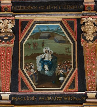 Zdjęcie nr 24: Balustrada ganku obiegająca ścianę zachodnią, północną i południową z malowanymi scenami Litanii Loretańskiej umieszczonymi w płycinach o różnorodnych kształtach, przeważnie stojącego prostokąta z modyfikacjami: o ściętych narożach, zamkniętych półkoliście, zamkniętych uszakami lub innych. Poszczególne osie wydzielone są pilastrami hermowymi, wspartymi na bazach i niskich cokołach. Podpory podtrzymują imposty zdobione rombami oraz niepełne belkowanie w postaci profilowanego gzymsu, wyłamanego na ich osi. Pod oraz ponad obrazami umieszczone są złocone napisy. Balustrada ujęta jest od dołu fantazyjnie wykrojonymi kartuszami, ozdobionymi kaboszonami i rautami. Struktura jest polichromowana na czarno, pilastry i detale na czerwono, ornamentyka i profilowania złocone oraz srebrzone. Poszczególne sceny opatrzone są napisami:

Na ścianie południowej, od lewej:
1.  „S. VIRGO VIRGINVM, OR(A PRO NOBIS)”, „PANNO NAD PANNAMI, MODL(SIĘ ZA NAMI)”
2. „MATTER VIVENTIVM, OR(A PRO NOBIS)”, „MATKO ŻYJĄCYCH, M(ÓDL SIĘ ZA NAMI)”
3. „MATER PVLCHRAE DILECTIONIS, OR(A PRO NOBIS)”, „MATKO JEZVSOWEJ MIŁOSCI, M(ÓDL SIĘ ZA NAMI)”
4. „MATER SANCTAE SPEI, OR(A PRO NOBIS)”, „MATKO S. NADZIEJI, M(ÓDL SIĘ ZA NAMI)”
5. „MATER HONORIFICATA, OR(A PRO NOBIS)”, „MATKO PRZESŁAWNA, M(ÓDL SIĘ ZA NAMI)”
6. „LIGNVUM VITAE, OR(A PRO NOBIS)”, „DRZEWO ŻYWOTA, M(ÓDL SIĘ ZA NAMI)”
7. „VENA VITAE, OR(A PRO NOBIS)”, „STRVMIENIV ŻYWOTA, M(ÓDL SIĘ ZA NAMI)”
8. „NAVIS INSTITORIS ETC, OR(A PRO NOBIS)”, „OKĘCIE CHLEB ŻŸWŸ NIOSACŸ, M(ÓDL SIĘ ZA NAMI)”
9. „FAVVS DISTILANS, OR(A PRO NOBIS)”, „SŁODKOŚCI PŁŸNACA, M(ÓDL SIĘ ZA NAMI)”
10. „FONS SIGNATVS, OR(A PRO NOBIS)”, „ZDROJV ZAPIECZĘTOWANY, M(ÓDL SIĘ ZA NAMI)”
11. „PVTEVS AQVARVM VIVENTIVM, OR(A PRO NOBIS)”, „STVDNICO WOD ŻŸWŸCH, M(ÓDL SIĘ ZA NAMI)”
12. „TORRENS MELLIS ET BVTYRI, OR(A PRO NOBIS)”, „POTOKV Z MIŁOSCIA CIEKACY: M(ÓDL SIĘ ZA NAMI)”
13. „DOMVS SAPIENTIAE, OR(A PRO NOBIS)”, „DOMIE MADROSCI, M(ÓDL SIĘ ZA NAMI)”
14. „SPECVLM SINE MACVLA, OR(A PRO NOBIS)”, „ZWIERCIADŁO BEZ ZMAZY, M(ÓDL SIĘ ZA NAMI)”

Na ścianie zachodniej, od lewej:
1. „THRONVS SALAMONIC, OR(A PRO NOBIS)”, „TRON SALOMONA, M(ÓDL SIĘ ZA NAMI)”
2. „MVLIER AMICTA SOLE, OR(A PRO NOBIS)”, „NIEWIASTA W SŁONCE ODZIANA, M(ÓDL SIĘ ZA NAMI)”
3. „PVLCHRA VT LVNA, OR(A PRO NOBIS)”, „PIEKNA JAK KSIEŻYC, M(ÓDL SIĘ ZA NAMI)”
4. „ELECTA VT SOL, OR(A PRO NOBIS)”, „WYBRANA JAK SŁOŃCE, M(ÓDL SIĘ ZA NAMI)”
5. „HONORIFICENTIA POPVLI NOSTRI, OR(A PRO NOBIS)”, „PRZEDMIOT CZCI NARODU NASZEGO”
6. „VIRGA MOYSIS, OR(A PRO NOBIS)”, „LASKA MOJŻESZOWA, M(ÓDL SIĘ ZA NAMI)”
7. „CIVITAS REFVGII, OR(A PRO NOBIS)”, „MIASTO UCIECZKI, M(ÓDL SIĘ ZA NAMI)”
8. „CLYPEVS OMNIB, IN TE SPERATIB, OR(A PRO NOBIS)”, „TARCZA WSZYSTKICH TOBIE UFAJ[ĄCY]M”
9. „TVRRIS EBVRNEA, OR(A PRO NOBIS)”, „WIEŻO Z KOSCI SŁONIOWEJ M(ÓDL SIĘ ZA NAMI)”

Na ścianie północnej, od lewej:
1. „TVRRIS DAVIDICA, OR(A PRO NOBIS)”, „WIEŻO DAWIDOWA, M(ÓDL SIĘ ZA NAMI)”
2. „PARADISVS VOLVPTATIS, OR(A PRO NOBIS)”, „RAJU ROZKOSZY, M(ÓDL SIĘ ZA NAMI)”
3. „DESIDERIVM COLLIVEM ETERNORV, OR(A PRO NOBIS)”, „PRAGNIENIE PAGÓRKÓW WIECZny do, M(ÓDL SIĘ ZA NAMI)”
4. „LILIVM INTER SPINAS, OR(A PRO NOBIS)”, „LILIA MIĘDZY CIERNIAMI” 
5. „RVBVS ARDENS INCONBVSTVS, OR(A PRO NOBIS)”, „KRZAK OGNISTY CIERNIowy, M(ÓDL SIĘ ZA NAMI)”
6. „THALAMVS SPONSI, OR(A PRO NOBIS)”, „KOMNATA OBLUBIEŃCÓW, M(ÓDL SIĘ ZA NAMI)”
7. „TABERNACVLVM FOEDERIS, OR(A PRO NOBIS)”, „NAMIOT PRZYMIERZA, M(ÓDL SIĘ ZA NAMI)”
8. „AVRORA CONSVRGENS, OR(A PRO NOBIS)”, „JUTRZENKA WSCHODZĄCA, M(ÓDL SIĘ ZA NAMI)”
9. „SANCTVARIVM DEI, OR(A PRO NOBIS)”, „SANKTUARIUM BOGA, M(ÓDL SIĘ ZA NAMI)”
10. „ARCA TESTAMENTI, OR(A PRO NOBIS)”, „ARKA PRZYMIERZA, M(ÓDL SIĘ ZA NAMI)”
11. „PROPITIATORIVM ALTISSIMI, OR(A PRO NOBIS)”, „PRZEBŁAGANIE PRZEDWIECZNEGO, M(ÓDL SIĘ ZA NAMI)”
12. „GLORIA IERVSALEM, OR(A PRO NOBIS)”, „CHWAŁA JERUSALEM, M(ÓDL SIĘ ZA NAMI)”
13. „SOLVM GLORIA DEI, OR(A PRO NOBIS)”, „TRON CHWAŁY BOŻEJ, M(ÓDL SIĘ ZA NAMI)”
14. „REGINA CAELI, OR(A PRO NOBIS)”, „KRÓLOWA NIEBA, M(ÓDL SIĘ ZA NAMI)”

