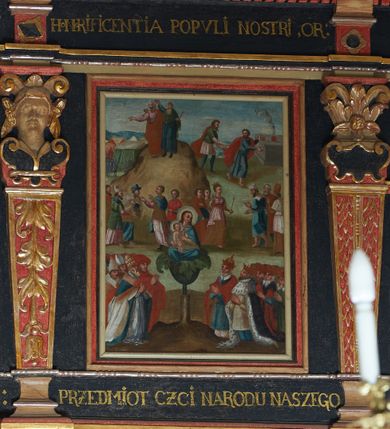 Zdjęcie nr 3: Balustrada ganku obiegająca ścianę zachodnią, północną i południową z malowanymi scenami Litanii Loretańskiej umieszczonymi w płycinach o różnorodnych kształtach, przeważnie stojącego prostokąta z modyfikacjami: o ściętych narożach, zamkniętych półkoliście, zamkniętych uszakami lub innych. Poszczególne osie wydzielone są pilastrami hermowymi, wspartymi na bazach i niskich cokołach. Podpory podtrzymują imposty zdobione rombami oraz niepełne belkowanie w postaci profilowanego gzymsu, wyłamanego na ich osi. Pod oraz ponad obrazami umieszczone są złocone napisy. Balustrada ujęta jest od dołu fantazyjnie wykrojonymi kartuszami, ozdobionymi kaboszonami i rautami. Struktura jest polichromowana na czarno, pilastry i detale na czerwono, ornamentyka i profilowania złocone oraz srebrzone. Poszczególne sceny opatrzone są napisami:

Na ścianie południowej, od lewej:
1.  „S. VIRGO VIRGINVM, OR(A PRO NOBIS)”, „PANNO NAD PANNAMI, MODL(SIĘ ZA NAMI)”
2. „MATTER VIVENTIVM, OR(A PRO NOBIS)”, „MATKO ŻYJĄCYCH, M(ÓDL SIĘ ZA NAMI)”
3. „MATER PVLCHRAE DILECTIONIS, OR(A PRO NOBIS)”, „MATKO JEZVSOWEJ MIŁOSCI, M(ÓDL SIĘ ZA NAMI)”
4. „MATER SANCTAE SPEI, OR(A PRO NOBIS)”, „MATKO S. NADZIEJI, M(ÓDL SIĘ ZA NAMI)”
5. „MATER HONORIFICATA, OR(A PRO NOBIS)”, „MATKO PRZESŁAWNA, M(ÓDL SIĘ ZA NAMI)”
6. „LIGNVUM VITAE, OR(A PRO NOBIS)”, „DRZEWO ŻYWOTA, M(ÓDL SIĘ ZA NAMI)”
7. „VENA VITAE, OR(A PRO NOBIS)”, „STRVMIENIV ŻYWOTA, M(ÓDL SIĘ ZA NAMI)”
8. „NAVIS INSTITORIS ETC, OR(A PRO NOBIS)”, „OKĘCIE CHLEB ŻŸWŸ NIOSACŸ, M(ÓDL SIĘ ZA NAMI)”
9. „FAVVS DISTILANS, OR(A PRO NOBIS)”, „SŁODKOŚCI PŁŸNACA, M(ÓDL SIĘ ZA NAMI)”
10. „FONS SIGNATVS, OR(A PRO NOBIS)”, „ZDROJV ZAPIECZĘTOWANY, M(ÓDL SIĘ ZA NAMI)”
11. „PVTEVS AQVARVM VIVENTIVM, OR(A PRO NOBIS)”, „STVDNICO WOD ŻŸWŸCH, M(ÓDL SIĘ ZA NAMI)”
12. „TORRENS MELLIS ET BVTYRI, OR(A PRO NOBIS)”, „POTOKV Z MIŁOSCIA CIEKACY: M(ÓDL SIĘ ZA NAMI)”
13. „DOMVS SAPIENTIAE, OR(A PRO NOBIS)”, „DOMIE MADROSCI, M(ÓDL SIĘ ZA NAMI)”
14. „SPECVLM SINE MACVLA, OR(A PRO NOBIS)”, „ZWIERCIADŁO BEZ ZMAZY, M(ÓDL SIĘ ZA NAMI)”

Na ścianie zachodniej, od lewej:
1. „THRONVS SALAMONIC, OR(A PRO NOBIS)”, „TRON SALOMONA, M(ÓDL SIĘ ZA NAMI)”
2. „MVLIER AMICTA SOLE, OR(A PRO NOBIS)”, „NIEWIASTA W SŁONCE ODZIANA, M(ÓDL SIĘ ZA NAMI)”
3. „PVLCHRA VT LVNA, OR(A PRO NOBIS)”, „PIEKNA JAK KSIEŻYC, M(ÓDL SIĘ ZA NAMI)”
4. „ELECTA VT SOL, OR(A PRO NOBIS)”, „WYBRANA JAK SŁOŃCE, M(ÓDL SIĘ ZA NAMI)”
5. „HONORIFICENTIA POPVLI NOSTRI, OR(A PRO NOBIS)”, „PRZEDMIOT CZCI NARODU NASZEGO”
6. „VIRGA MOYSIS, OR(A PRO NOBIS)”, „LASKA MOJŻESZOWA, M(ÓDL SIĘ ZA NAMI)”
7. „CIVITAS REFVGII, OR(A PRO NOBIS)”, „MIASTO UCIECZKI, M(ÓDL SIĘ ZA NAMI)”
8. „CLYPEVS OMNIB, IN TE SPERATIB, OR(A PRO NOBIS)”, „TARCZA WSZYSTKICH TOBIE UFAJ[ĄCY]M”
9. „TVRRIS EBVRNEA, OR(A PRO NOBIS)”, „WIEŻO Z KOSCI SŁONIOWEJ M(ÓDL SIĘ ZA NAMI)”

Na ścianie północnej, od lewej:
1. „TVRRIS DAVIDICA, OR(A PRO NOBIS)”, „WIEŻO DAWIDOWA, M(ÓDL SIĘ ZA NAMI)”
2. „PARADISVS VOLVPTATIS, OR(A PRO NOBIS)”, „RAJU ROZKOSZY, M(ÓDL SIĘ ZA NAMI)”
3. „DESIDERIVM COLLIVEM ETERNORV, OR(A PRO NOBIS)”, „PRAGNIENIE PAGÓRKÓW WIECZny do, M(ÓDL SIĘ ZA NAMI)”
4. „LILIVM INTER SPINAS, OR(A PRO NOBIS)”, „LILIA MIĘDZY CIERNIAMI” 
5. „RVBVS ARDENS INCONBVSTVS, OR(A PRO NOBIS)”, „KRZAK OGNISTY CIERNIowy, M(ÓDL SIĘ ZA NAMI)”
6. „THALAMVS SPONSI, OR(A PRO NOBIS)”, „KOMNATA OBLUBIEŃCÓW, M(ÓDL SIĘ ZA NAMI)”
7. „TABERNACVLVM FOEDERIS, OR(A PRO NOBIS)”, „NAMIOT PRZYMIERZA, M(ÓDL SIĘ ZA NAMI)”
8. „AVRORA CONSVRGENS, OR(A PRO NOBIS)”, „JUTRZENKA WSCHODZĄCA, M(ÓDL SIĘ ZA NAMI)”
9. „SANCTVARIVM DEI, OR(A PRO NOBIS)”, „SANKTUARIUM BOGA, M(ÓDL SIĘ ZA NAMI)”
10. „ARCA TESTAMENTI, OR(A PRO NOBIS)”, „ARKA PRZYMIERZA, M(ÓDL SIĘ ZA NAMI)”
11. „PROPITIATORIVM ALTISSIMI, OR(A PRO NOBIS)”, „PRZEBŁAGANIE PRZEDWIECZNEGO, M(ÓDL SIĘ ZA NAMI)”
12. „GLORIA IERVSALEM, OR(A PRO NOBIS)”, „CHWAŁA JERUSALEM, M(ÓDL SIĘ ZA NAMI)”
13. „SOLVM GLORIA DEI, OR(A PRO NOBIS)”, „TRON CHWAŁY BOŻEJ, M(ÓDL SIĘ ZA NAMI)”
14. „REGINA CAELI, OR(A PRO NOBIS)”, „KRÓLOWA NIEBA, M(ÓDL SIĘ ZA NAMI)”

