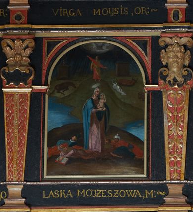 Zdjęcie nr 39: Balustrada ganku obiegająca ścianę zachodnią, północną i południową z malowanymi scenami Litanii Loretańskiej umieszczonymi w płycinach o różnorodnych kształtach, przeważnie stojącego prostokąta z modyfikacjami: o ściętych narożach, zamkniętych półkoliście, zamkniętych uszakami lub innych. Poszczególne osie wydzielone są pilastrami hermowymi, wspartymi na bazach i niskich cokołach. Podpory podtrzymują imposty zdobione rombami oraz niepełne belkowanie w postaci profilowanego gzymsu, wyłamanego na ich osi. Pod oraz ponad obrazami umieszczone są złocone napisy. Balustrada ujęta jest od dołu fantazyjnie wykrojonymi kartuszami, ozdobionymi kaboszonami i rautami. Struktura jest polichromowana na czarno, pilastry i detale na czerwono, ornamentyka i profilowania złocone oraz srebrzone. Poszczególne sceny opatrzone są napisami:

Na ścianie południowej, od lewej:
1.  „S. VIRGO VIRGINVM, OR(A PRO NOBIS)”, „PANNO NAD PANNAMI, MODL(SIĘ ZA NAMI)”
2. „MATTER VIVENTIVM, OR(A PRO NOBIS)”, „MATKO ŻYJĄCYCH, M(ÓDL SIĘ ZA NAMI)”
3. „MATER PVLCHRAE DILECTIONIS, OR(A PRO NOBIS)”, „MATKO JEZVSOWEJ MIŁOSCI, M(ÓDL SIĘ ZA NAMI)”
4. „MATER SANCTAE SPEI, OR(A PRO NOBIS)”, „MATKO S. NADZIEJI, M(ÓDL SIĘ ZA NAMI)”
5. „MATER HONORIFICATA, OR(A PRO NOBIS)”, „MATKO PRZESŁAWNA, M(ÓDL SIĘ ZA NAMI)”
6. „LIGNVUM VITAE, OR(A PRO NOBIS)”, „DRZEWO ŻYWOTA, M(ÓDL SIĘ ZA NAMI)”
7. „VENA VITAE, OR(A PRO NOBIS)”, „STRVMIENIV ŻYWOTA, M(ÓDL SIĘ ZA NAMI)”
8. „NAVIS INSTITORIS ETC, OR(A PRO NOBIS)”, „OKĘCIE CHLEB ŻŸWŸ NIOSACŸ, M(ÓDL SIĘ ZA NAMI)”
9. „FAVVS DISTILANS, OR(A PRO NOBIS)”, „SŁODKOŚCI PŁŸNACA, M(ÓDL SIĘ ZA NAMI)”
10. „FONS SIGNATVS, OR(A PRO NOBIS)”, „ZDROJV ZAPIECZĘTOWANY, M(ÓDL SIĘ ZA NAMI)”
11. „PVTEVS AQVARVM VIVENTIVM, OR(A PRO NOBIS)”, „STVDNICO WOD ŻŸWŸCH, M(ÓDL SIĘ ZA NAMI)”
12. „TORRENS MELLIS ET BVTYRI, OR(A PRO NOBIS)”, „POTOKV Z MIŁOSCIA CIEKACY: M(ÓDL SIĘ ZA NAMI)”
13. „DOMVS SAPIENTIAE, OR(A PRO NOBIS)”, „DOMIE MADROSCI, M(ÓDL SIĘ ZA NAMI)”
14. „SPECVLM SINE MACVLA, OR(A PRO NOBIS)”, „ZWIERCIADŁO BEZ ZMAZY, M(ÓDL SIĘ ZA NAMI)”

Na ścianie zachodniej, od lewej:
1. „THRONVS SALAMONIC, OR(A PRO NOBIS)”, „TRON SALOMONA, M(ÓDL SIĘ ZA NAMI)”
2. „MVLIER AMICTA SOLE, OR(A PRO NOBIS)”, „NIEWIASTA W SŁONCE ODZIANA, M(ÓDL SIĘ ZA NAMI)”
3. „PVLCHRA VT LVNA, OR(A PRO NOBIS)”, „PIEKNA JAK KSIEŻYC, M(ÓDL SIĘ ZA NAMI)”
4. „ELECTA VT SOL, OR(A PRO NOBIS)”, „WYBRANA JAK SŁOŃCE, M(ÓDL SIĘ ZA NAMI)”
5. „HONORIFICENTIA POPVLI NOSTRI, OR(A PRO NOBIS)”, „PRZEDMIOT CZCI NARODU NASZEGO”
6. „VIRGA MOYSIS, OR(A PRO NOBIS)”, „LASKA MOJŻESZOWA, M(ÓDL SIĘ ZA NAMI)”
7. „CIVITAS REFVGII, OR(A PRO NOBIS)”, „MIASTO UCIECZKI, M(ÓDL SIĘ ZA NAMI)”
8. „CLYPEVS OMNIB, IN TE SPERATIB, OR(A PRO NOBIS)”, „TARCZA WSZYSTKICH TOBIE UFAJ[ĄCY]M”
9. „TVRRIS EBVRNEA, OR(A PRO NOBIS)”, „WIEŻO Z KOSCI SŁONIOWEJ M(ÓDL SIĘ ZA NAMI)”

Na ścianie północnej, od lewej:
1. „TVRRIS DAVIDICA, OR(A PRO NOBIS)”, „WIEŻO DAWIDOWA, M(ÓDL SIĘ ZA NAMI)”
2. „PARADISVS VOLVPTATIS, OR(A PRO NOBIS)”, „RAJU ROZKOSZY, M(ÓDL SIĘ ZA NAMI)”
3. „DESIDERIVM COLLIVEM ETERNORV, OR(A PRO NOBIS)”, „PRAGNIENIE PAGÓRKÓW WIECZny do, M(ÓDL SIĘ ZA NAMI)”
4. „LILIVM INTER SPINAS, OR(A PRO NOBIS)”, „LILIA MIĘDZY CIERNIAMI” 
5. „RVBVS ARDENS INCONBVSTVS, OR(A PRO NOBIS)”, „KRZAK OGNISTY CIERNIowy, M(ÓDL SIĘ ZA NAMI)”
6. „THALAMVS SPONSI, OR(A PRO NOBIS)”, „KOMNATA OBLUBIEŃCÓW, M(ÓDL SIĘ ZA NAMI)”
7. „TABERNACVLVM FOEDERIS, OR(A PRO NOBIS)”, „NAMIOT PRZYMIERZA, M(ÓDL SIĘ ZA NAMI)”
8. „AVRORA CONSVRGENS, OR(A PRO NOBIS)”, „JUTRZENKA WSCHODZĄCA, M(ÓDL SIĘ ZA NAMI)”
9. „SANCTVARIVM DEI, OR(A PRO NOBIS)”, „SANKTUARIUM BOGA, M(ÓDL SIĘ ZA NAMI)”
10. „ARCA TESTAMENTI, OR(A PRO NOBIS)”, „ARKA PRZYMIERZA, M(ÓDL SIĘ ZA NAMI)”
11. „PROPITIATORIVM ALTISSIMI, OR(A PRO NOBIS)”, „PRZEBŁAGANIE PRZEDWIECZNEGO, M(ÓDL SIĘ ZA NAMI)”
12. „GLORIA IERVSALEM, OR(A PRO NOBIS)”, „CHWAŁA JERUSALEM, M(ÓDL SIĘ ZA NAMI)”
13. „SOLVM GLORIA DEI, OR(A PRO NOBIS)”, „TRON CHWAŁY BOŻEJ, M(ÓDL SIĘ ZA NAMI)”
14. „REGINA CAELI, OR(A PRO NOBIS)”, „KRÓLOWA NIEBA, M(ÓDL SIĘ ZA NAMI)”

