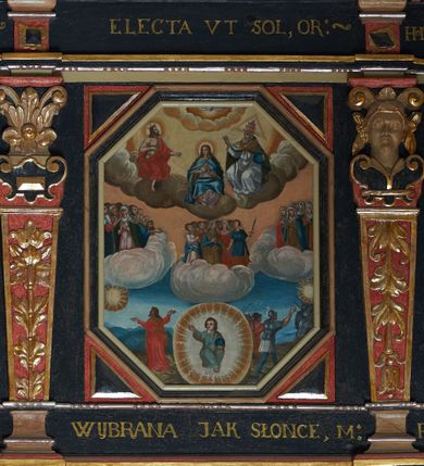 Zdjęcie nr 4: Balustrada ganku obiegająca ścianę zachodnią, północną i południową z malowanymi scenami Litanii Loretańskiej umieszczonymi w płycinach o różnorodnych kształtach, przeważnie stojącego prostokąta z modyfikacjami: o ściętych narożach, zamkniętych półkoliście, zamkniętych uszakami lub innych. Poszczególne osie wydzielone są pilastrami hermowymi, wspartymi na bazach i niskich cokołach. Podpory podtrzymują imposty zdobione rombami oraz niepełne belkowanie w postaci profilowanego gzymsu, wyłamanego na ich osi. Pod oraz ponad obrazami umieszczone są złocone napisy. Balustrada ujęta jest od dołu fantazyjnie wykrojonymi kartuszami, ozdobionymi kaboszonami i rautami. Struktura jest polichromowana na czarno, pilastry i detale na czerwono, ornamentyka i profilowania złocone oraz srebrzone. Poszczególne sceny opatrzone są napisami:

Na ścianie południowej, od lewej:
1.  „S. VIRGO VIRGINVM, OR(A PRO NOBIS)”, „PANNO NAD PANNAMI, MODL(SIĘ ZA NAMI)”
2. „MATTER VIVENTIVM, OR(A PRO NOBIS)”, „MATKO ŻYJĄCYCH, M(ÓDL SIĘ ZA NAMI)”
3. „MATER PVLCHRAE DILECTIONIS, OR(A PRO NOBIS)”, „MATKO JEZVSOWEJ MIŁOSCI, M(ÓDL SIĘ ZA NAMI)”
4. „MATER SANCTAE SPEI, OR(A PRO NOBIS)”, „MATKO S. NADZIEJI, M(ÓDL SIĘ ZA NAMI)”
5. „MATER HONORIFICATA, OR(A PRO NOBIS)”, „MATKO PRZESŁAWNA, M(ÓDL SIĘ ZA NAMI)”
6. „LIGNVUM VITAE, OR(A PRO NOBIS)”, „DRZEWO ŻYWOTA, M(ÓDL SIĘ ZA NAMI)”
7. „VENA VITAE, OR(A PRO NOBIS)”, „STRVMIENIV ŻYWOTA, M(ÓDL SIĘ ZA NAMI)”
8. „NAVIS INSTITORIS ETC, OR(A PRO NOBIS)”, „OKĘCIE CHLEB ŻŸWŸ NIOSACŸ, M(ÓDL SIĘ ZA NAMI)”
9. „FAVVS DISTILANS, OR(A PRO NOBIS)”, „SŁODKOŚCI PŁŸNACA, M(ÓDL SIĘ ZA NAMI)”
10. „FONS SIGNATVS, OR(A PRO NOBIS)”, „ZDROJV ZAPIECZĘTOWANY, M(ÓDL SIĘ ZA NAMI)”
11. „PVTEVS AQVARVM VIVENTIVM, OR(A PRO NOBIS)”, „STVDNICO WOD ŻŸWŸCH, M(ÓDL SIĘ ZA NAMI)”
12. „TORRENS MELLIS ET BVTYRI, OR(A PRO NOBIS)”, „POTOKV Z MIŁOSCIA CIEKACY: M(ÓDL SIĘ ZA NAMI)”
13. „DOMVS SAPIENTIAE, OR(A PRO NOBIS)”, „DOMIE MADROSCI, M(ÓDL SIĘ ZA NAMI)”
14. „SPECVLM SINE MACVLA, OR(A PRO NOBIS)”, „ZWIERCIADŁO BEZ ZMAZY, M(ÓDL SIĘ ZA NAMI)”

Na ścianie zachodniej, od lewej:
1. „THRONVS SALAMONIC, OR(A PRO NOBIS)”, „TRON SALOMONA, M(ÓDL SIĘ ZA NAMI)”
2. „MVLIER AMICTA SOLE, OR(A PRO NOBIS)”, „NIEWIASTA W SŁONCE ODZIANA, M(ÓDL SIĘ ZA NAMI)”
3. „PVLCHRA VT LVNA, OR(A PRO NOBIS)”, „PIEKNA JAK KSIEŻYC, M(ÓDL SIĘ ZA NAMI)”
4. „ELECTA VT SOL, OR(A PRO NOBIS)”, „WYBRANA JAK SŁOŃCE, M(ÓDL SIĘ ZA NAMI)”
5. „HONORIFICENTIA POPVLI NOSTRI, OR(A PRO NOBIS)”, „PRZEDMIOT CZCI NARODU NASZEGO”
6. „VIRGA MOYSIS, OR(A PRO NOBIS)”, „LASKA MOJŻESZOWA, M(ÓDL SIĘ ZA NAMI)”
7. „CIVITAS REFVGII, OR(A PRO NOBIS)”, „MIASTO UCIECZKI, M(ÓDL SIĘ ZA NAMI)”
8. „CLYPEVS OMNIB, IN TE SPERATIB, OR(A PRO NOBIS)”, „TARCZA WSZYSTKICH TOBIE UFAJ[ĄCY]M”
9. „TVRRIS EBVRNEA, OR(A PRO NOBIS)”, „WIEŻO Z KOSCI SŁONIOWEJ M(ÓDL SIĘ ZA NAMI)”

Na ścianie północnej, od lewej:
1. „TVRRIS DAVIDICA, OR(A PRO NOBIS)”, „WIEŻO DAWIDOWA, M(ÓDL SIĘ ZA NAMI)”
2. „PARADISVS VOLVPTATIS, OR(A PRO NOBIS)”, „RAJU ROZKOSZY, M(ÓDL SIĘ ZA NAMI)”
3. „DESIDERIVM COLLIVEM ETERNORV, OR(A PRO NOBIS)”, „PRAGNIENIE PAGÓRKÓW WIECZny do, M(ÓDL SIĘ ZA NAMI)”
4. „LILIVM INTER SPINAS, OR(A PRO NOBIS)”, „LILIA MIĘDZY CIERNIAMI” 
5. „RVBVS ARDENS INCONBVSTVS, OR(A PRO NOBIS)”, „KRZAK OGNISTY CIERNIowy, M(ÓDL SIĘ ZA NAMI)”
6. „THALAMVS SPONSI, OR(A PRO NOBIS)”, „KOMNATA OBLUBIEŃCÓW, M(ÓDL SIĘ ZA NAMI)”
7. „TABERNACVLVM FOEDERIS, OR(A PRO NOBIS)”, „NAMIOT PRZYMIERZA, M(ÓDL SIĘ ZA NAMI)”
8. „AVRORA CONSVRGENS, OR(A PRO NOBIS)”, „JUTRZENKA WSCHODZĄCA, M(ÓDL SIĘ ZA NAMI)”
9. „SANCTVARIVM DEI, OR(A PRO NOBIS)”, „SANKTUARIUM BOGA, M(ÓDL SIĘ ZA NAMI)”
10. „ARCA TESTAMENTI, OR(A PRO NOBIS)”, „ARKA PRZYMIERZA, M(ÓDL SIĘ ZA NAMI)”
11. „PROPITIATORIVM ALTISSIMI, OR(A PRO NOBIS)”, „PRZEBŁAGANIE PRZEDWIECZNEGO, M(ÓDL SIĘ ZA NAMI)”
12. „GLORIA IERVSALEM, OR(A PRO NOBIS)”, „CHWAŁA JERUSALEM, M(ÓDL SIĘ ZA NAMI)”
13. „SOLVM GLORIA DEI, OR(A PRO NOBIS)”, „TRON CHWAŁY BOŻEJ, M(ÓDL SIĘ ZA NAMI)”
14. „REGINA CAELI, OR(A PRO NOBIS)”, „KRÓLOWA NIEBA, M(ÓDL SIĘ ZA NAMI)”

