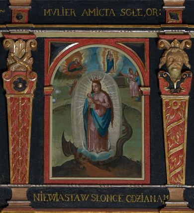 Zdjęcie nr 6: Balustrada ganku obiegająca ścianę zachodnią, północną i południową z malowanymi scenami Litanii Loretańskiej umieszczonymi w płycinach o różnorodnych kształtach, przeważnie stojącego prostokąta z modyfikacjami: o ściętych narożach, zamkniętych półkoliście, zamkniętych uszakami lub innych. Poszczególne osie wydzielone są pilastrami hermowymi, wspartymi na bazach i niskich cokołach. Podpory podtrzymują imposty zdobione rombami oraz niepełne belkowanie w postaci profilowanego gzymsu, wyłamanego na ich osi. Pod oraz ponad obrazami umieszczone są złocone napisy. Balustrada ujęta jest od dołu fantazyjnie wykrojonymi kartuszami, ozdobionymi kaboszonami i rautami. Struktura jest polichromowana na czarno, pilastry i detale na czerwono, ornamentyka i profilowania złocone oraz srebrzone. Poszczególne sceny opatrzone są napisami:

Na ścianie południowej, od lewej:
1.  „S. VIRGO VIRGINVM, OR(A PRO NOBIS)”, „PANNO NAD PANNAMI, MODL(SIĘ ZA NAMI)”
2. „MATTER VIVENTIVM, OR(A PRO NOBIS)”, „MATKO ŻYJĄCYCH, M(ÓDL SIĘ ZA NAMI)”
3. „MATER PVLCHRAE DILECTIONIS, OR(A PRO NOBIS)”, „MATKO JEZVSOWEJ MIŁOSCI, M(ÓDL SIĘ ZA NAMI)”
4. „MATER SANCTAE SPEI, OR(A PRO NOBIS)”, „MATKO S. NADZIEJI, M(ÓDL SIĘ ZA NAMI)”
5. „MATER HONORIFICATA, OR(A PRO NOBIS)”, „MATKO PRZESŁAWNA, M(ÓDL SIĘ ZA NAMI)”
6. „LIGNVUM VITAE, OR(A PRO NOBIS)”, „DRZEWO ŻYWOTA, M(ÓDL SIĘ ZA NAMI)”
7. „VENA VITAE, OR(A PRO NOBIS)”, „STRVMIENIV ŻYWOTA, M(ÓDL SIĘ ZA NAMI)”
8. „NAVIS INSTITORIS ETC, OR(A PRO NOBIS)”, „OKĘCIE CHLEB ŻŸWŸ NIOSACŸ, M(ÓDL SIĘ ZA NAMI)”
9. „FAVVS DISTILANS, OR(A PRO NOBIS)”, „SŁODKOŚCI PŁŸNACA, M(ÓDL SIĘ ZA NAMI)”
10. „FONS SIGNATVS, OR(A PRO NOBIS)”, „ZDROJV ZAPIECZĘTOWANY, M(ÓDL SIĘ ZA NAMI)”
11. „PVTEVS AQVARVM VIVENTIVM, OR(A PRO NOBIS)”, „STVDNICO WOD ŻŸWŸCH, M(ÓDL SIĘ ZA NAMI)”
12. „TORRENS MELLIS ET BVTYRI, OR(A PRO NOBIS)”, „POTOKV Z MIŁOSCIA CIEKACY: M(ÓDL SIĘ ZA NAMI)”
13. „DOMVS SAPIENTIAE, OR(A PRO NOBIS)”, „DOMIE MADROSCI, M(ÓDL SIĘ ZA NAMI)”
14. „SPECVLM SINE MACVLA, OR(A PRO NOBIS)”, „ZWIERCIADŁO BEZ ZMAZY, M(ÓDL SIĘ ZA NAMI)”

Na ścianie zachodniej, od lewej:
1. „THRONVS SALAMONIC, OR(A PRO NOBIS)”, „TRON SALOMONA, M(ÓDL SIĘ ZA NAMI)”
2. „MVLIER AMICTA SOLE, OR(A PRO NOBIS)”, „NIEWIASTA W SŁONCE ODZIANA, M(ÓDL SIĘ ZA NAMI)”
3. „PVLCHRA VT LVNA, OR(A PRO NOBIS)”, „PIEKNA JAK KSIEŻYC, M(ÓDL SIĘ ZA NAMI)”
4. „ELECTA VT SOL, OR(A PRO NOBIS)”, „WYBRANA JAK SŁOŃCE, M(ÓDL SIĘ ZA NAMI)”
5. „HONORIFICENTIA POPVLI NOSTRI, OR(A PRO NOBIS)”, „PRZEDMIOT CZCI NARODU NASZEGO”
6. „VIRGA MOYSIS, OR(A PRO NOBIS)”, „LASKA MOJŻESZOWA, M(ÓDL SIĘ ZA NAMI)”
7. „CIVITAS REFVGII, OR(A PRO NOBIS)”, „MIASTO UCIECZKI, M(ÓDL SIĘ ZA NAMI)”
8. „CLYPEVS OMNIB, IN TE SPERATIB, OR(A PRO NOBIS)”, „TARCZA WSZYSTKICH TOBIE UFAJ[ĄCY]M”
9. „TVRRIS EBVRNEA, OR(A PRO NOBIS)”, „WIEŻO Z KOSCI SŁONIOWEJ M(ÓDL SIĘ ZA NAMI)”

Na ścianie północnej, od lewej:
1. „TVRRIS DAVIDICA, OR(A PRO NOBIS)”, „WIEŻO DAWIDOWA, M(ÓDL SIĘ ZA NAMI)”
2. „PARADISVS VOLVPTATIS, OR(A PRO NOBIS)”, „RAJU ROZKOSZY, M(ÓDL SIĘ ZA NAMI)”
3. „DESIDERIVM COLLIVEM ETERNORV, OR(A PRO NOBIS)”, „PRAGNIENIE PAGÓRKÓW WIECZny do, M(ÓDL SIĘ ZA NAMI)”
4. „LILIVM INTER SPINAS, OR(A PRO NOBIS)”, „LILIA MIĘDZY CIERNIAMI” 
5. „RVBVS ARDENS INCONBVSTVS, OR(A PRO NOBIS)”, „KRZAK OGNISTY CIERNIowy, M(ÓDL SIĘ ZA NAMI)”
6. „THALAMVS SPONSI, OR(A PRO NOBIS)”, „KOMNATA OBLUBIEŃCÓW, M(ÓDL SIĘ ZA NAMI)”
7. „TABERNACVLVM FOEDERIS, OR(A PRO NOBIS)”, „NAMIOT PRZYMIERZA, M(ÓDL SIĘ ZA NAMI)”
8. „AVRORA CONSVRGENS, OR(A PRO NOBIS)”, „JUTRZENKA WSCHODZĄCA, M(ÓDL SIĘ ZA NAMI)”
9. „SANCTVARIVM DEI, OR(A PRO NOBIS)”, „SANKTUARIUM BOGA, M(ÓDL SIĘ ZA NAMI)”
10. „ARCA TESTAMENTI, OR(A PRO NOBIS)”, „ARKA PRZYMIERZA, M(ÓDL SIĘ ZA NAMI)”
11. „PROPITIATORIVM ALTISSIMI, OR(A PRO NOBIS)”, „PRZEBŁAGANIE PRZEDWIECZNEGO, M(ÓDL SIĘ ZA NAMI)”
12. „GLORIA IERVSALEM, OR(A PRO NOBIS)”, „CHWAŁA JERUSALEM, M(ÓDL SIĘ ZA NAMI)”
13. „SOLVM GLORIA DEI, OR(A PRO NOBIS)”, „TRON CHWAŁY BOŻEJ, M(ÓDL SIĘ ZA NAMI)”
14. „REGINA CAELI, OR(A PRO NOBIS)”, „KRÓLOWA NIEBA, M(ÓDL SIĘ ZA NAMI)”

