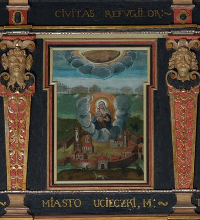 Zdjęcie nr 38: Balustrada ganku obiegająca ścianę zachodnią, północną i południową z malowanymi scenami Litanii Loretańskiej umieszczonymi w płycinach o różnorodnych kształtach, przeważnie stojącego prostokąta z modyfikacjami: o ściętych narożach, zamkniętych półkoliście, zamkniętych uszakami lub innych. Poszczególne osie wydzielone są pilastrami hermowymi, wspartymi na bazach i niskich cokołach. Podpory podtrzymują imposty zdobione rombami oraz niepełne belkowanie w postaci profilowanego gzymsu, wyłamanego na ich osi. Pod oraz ponad obrazami umieszczone są złocone napisy. Balustrada ujęta jest od dołu fantazyjnie wykrojonymi kartuszami, ozdobionymi kaboszonami i rautami. Struktura jest polichromowana na czarno, pilastry i detale na czerwono, ornamentyka i profilowania złocone oraz srebrzone. Poszczególne sceny opatrzone są napisami:

Na ścianie południowej, od lewej:
1.  „S. VIRGO VIRGINVM, OR(A PRO NOBIS)”, „PANNO NAD PANNAMI, MODL(SIĘ ZA NAMI)”
2. „MATTER VIVENTIVM, OR(A PRO NOBIS)”, „MATKO ŻYJĄCYCH, M(ÓDL SIĘ ZA NAMI)”
3. „MATER PVLCHRAE DILECTIONIS, OR(A PRO NOBIS)”, „MATKO JEZVSOWEJ MIŁOSCI, M(ÓDL SIĘ ZA NAMI)”
4. „MATER SANCTAE SPEI, OR(A PRO NOBIS)”, „MATKO S. NADZIEJI, M(ÓDL SIĘ ZA NAMI)”
5. „MATER HONORIFICATA, OR(A PRO NOBIS)”, „MATKO PRZESŁAWNA, M(ÓDL SIĘ ZA NAMI)”
6. „LIGNVUM VITAE, OR(A PRO NOBIS)”, „DRZEWO ŻYWOTA, M(ÓDL SIĘ ZA NAMI)”
7. „VENA VITAE, OR(A PRO NOBIS)”, „STRVMIENIV ŻYWOTA, M(ÓDL SIĘ ZA NAMI)”
8. „NAVIS INSTITORIS ETC, OR(A PRO NOBIS)”, „OKĘCIE CHLEB ŻŸWŸ NIOSACŸ, M(ÓDL SIĘ ZA NAMI)”
9. „FAVVS DISTILANS, OR(A PRO NOBIS)”, „SŁODKOŚCI PŁŸNACA, M(ÓDL SIĘ ZA NAMI)”
10. „FONS SIGNATVS, OR(A PRO NOBIS)”, „ZDROJV ZAPIECZĘTOWANY, M(ÓDL SIĘ ZA NAMI)”
11. „PVTEVS AQVARVM VIVENTIVM, OR(A PRO NOBIS)”, „STVDNICO WOD ŻŸWŸCH, M(ÓDL SIĘ ZA NAMI)”
12. „TORRENS MELLIS ET BVTYRI, OR(A PRO NOBIS)”, „POTOKV Z MIŁOSCIA CIEKACY: M(ÓDL SIĘ ZA NAMI)”
13. „DOMVS SAPIENTIAE, OR(A PRO NOBIS)”, „DOMIE MADROSCI, M(ÓDL SIĘ ZA NAMI)”
14. „SPECVLM SINE MACVLA, OR(A PRO NOBIS)”, „ZWIERCIADŁO BEZ ZMAZY, M(ÓDL SIĘ ZA NAMI)”

Na ścianie zachodniej, od lewej:
1. „THRONVS SALAMONIC, OR(A PRO NOBIS)”, „TRON SALOMONA, M(ÓDL SIĘ ZA NAMI)”
2. „MVLIER AMICTA SOLE, OR(A PRO NOBIS)”, „NIEWIASTA W SŁONCE ODZIANA, M(ÓDL SIĘ ZA NAMI)”
3. „PVLCHRA VT LVNA, OR(A PRO NOBIS)”, „PIEKNA JAK KSIEŻYC, M(ÓDL SIĘ ZA NAMI)”
4. „ELECTA VT SOL, OR(A PRO NOBIS)”, „WYBRANA JAK SŁOŃCE, M(ÓDL SIĘ ZA NAMI)”
5. „HONORIFICENTIA POPVLI NOSTRI, OR(A PRO NOBIS)”, „PRZEDMIOT CZCI NARODU NASZEGO”
6. „VIRGA MOYSIS, OR(A PRO NOBIS)”, „LASKA MOJŻESZOWA, M(ÓDL SIĘ ZA NAMI)”
7. „CIVITAS REFVGII, OR(A PRO NOBIS)”, „MIASTO UCIECZKI, M(ÓDL SIĘ ZA NAMI)”
8. „CLYPEVS OMNIB, IN TE SPERATIB, OR(A PRO NOBIS)”, „TARCZA WSZYSTKICH TOBIE UFAJ[ĄCY]M”
9. „TVRRIS EBVRNEA, OR(A PRO NOBIS)”, „WIEŻO Z KOSCI SŁONIOWEJ M(ÓDL SIĘ ZA NAMI)”

Na ścianie północnej, od lewej:
1. „TVRRIS DAVIDICA, OR(A PRO NOBIS)”, „WIEŻO DAWIDOWA, M(ÓDL SIĘ ZA NAMI)”
2. „PARADISVS VOLVPTATIS, OR(A PRO NOBIS)”, „RAJU ROZKOSZY, M(ÓDL SIĘ ZA NAMI)”
3. „DESIDERIVM COLLIVEM ETERNORV, OR(A PRO NOBIS)”, „PRAGNIENIE PAGÓRKÓW WIECZny do, M(ÓDL SIĘ ZA NAMI)”
4. „LILIVM INTER SPINAS, OR(A PRO NOBIS)”, „LILIA MIĘDZY CIERNIAMI” 
5. „RVBVS ARDENS INCONBVSTVS, OR(A PRO NOBIS)”, „KRZAK OGNISTY CIERNIowy, M(ÓDL SIĘ ZA NAMI)”
6. „THALAMVS SPONSI, OR(A PRO NOBIS)”, „KOMNATA OBLUBIEŃCÓW, M(ÓDL SIĘ ZA NAMI)”
7. „TABERNACVLVM FOEDERIS, OR(A PRO NOBIS)”, „NAMIOT PRZYMIERZA, M(ÓDL SIĘ ZA NAMI)”
8. „AVRORA CONSVRGENS, OR(A PRO NOBIS)”, „JUTRZENKA WSCHODZĄCA, M(ÓDL SIĘ ZA NAMI)”
9. „SANCTVARIVM DEI, OR(A PRO NOBIS)”, „SANKTUARIUM BOGA, M(ÓDL SIĘ ZA NAMI)”
10. „ARCA TESTAMENTI, OR(A PRO NOBIS)”, „ARKA PRZYMIERZA, M(ÓDL SIĘ ZA NAMI)”
11. „PROPITIATORIVM ALTISSIMI, OR(A PRO NOBIS)”, „PRZEBŁAGANIE PRZEDWIECZNEGO, M(ÓDL SIĘ ZA NAMI)”
12. „GLORIA IERVSALEM, OR(A PRO NOBIS)”, „CHWAŁA JERUSALEM, M(ÓDL SIĘ ZA NAMI)”
13. „SOLVM GLORIA DEI, OR(A PRO NOBIS)”, „TRON CHWAŁY BOŻEJ, M(ÓDL SIĘ ZA NAMI)”
14. „REGINA CAELI, OR(A PRO NOBIS)”, „KRÓLOWA NIEBA, M(ÓDL SIĘ ZA NAMI)”

