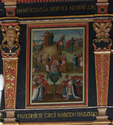 Zdjęcie nr 40: Balustrada ganku obiegająca ścianę zachodnią, północną i południową z malowanymi scenami Litanii Loretańskiej umieszczonymi w płycinach o różnorodnych kształtach, przeważnie stojącego prostokąta z modyfikacjami: o ściętych narożach, zamkniętych półkoliście, zamkniętych uszakami lub innych. Poszczególne osie wydzielone są pilastrami hermowymi, wspartymi na bazach i niskich cokołach. Podpory podtrzymują imposty zdobione rombami oraz niepełne belkowanie w postaci profilowanego gzymsu, wyłamanego na ich osi. Pod oraz ponad obrazami umieszczone są złocone napisy. Balustrada ujęta jest od dołu fantazyjnie wykrojonymi kartuszami, ozdobionymi kaboszonami i rautami. Struktura jest polichromowana na czarno, pilastry i detale na czerwono, ornamentyka i profilowania złocone oraz srebrzone. Poszczególne sceny opatrzone są napisami:

Na ścianie południowej, od lewej:
1.  „S. VIRGO VIRGINVM, OR(A PRO NOBIS)”, „PANNO NAD PANNAMI, MODL(SIĘ ZA NAMI)”
2. „MATTER VIVENTIVM, OR(A PRO NOBIS)”, „MATKO ŻYJĄCYCH, M(ÓDL SIĘ ZA NAMI)”
3. „MATER PVLCHRAE DILECTIONIS, OR(A PRO NOBIS)”, „MATKO JEZVSOWEJ MIŁOSCI, M(ÓDL SIĘ ZA NAMI)”
4. „MATER SANCTAE SPEI, OR(A PRO NOBIS)”, „MATKO S. NADZIEJI, M(ÓDL SIĘ ZA NAMI)”
5. „MATER HONORIFICATA, OR(A PRO NOBIS)”, „MATKO PRZESŁAWNA, M(ÓDL SIĘ ZA NAMI)”
6. „LIGNVUM VITAE, OR(A PRO NOBIS)”, „DRZEWO ŻYWOTA, M(ÓDL SIĘ ZA NAMI)”
7. „VENA VITAE, OR(A PRO NOBIS)”, „STRVMIENIV ŻYWOTA, M(ÓDL SIĘ ZA NAMI)”
8. „NAVIS INSTITORIS ETC, OR(A PRO NOBIS)”, „OKĘCIE CHLEB ŻŸWŸ NIOSACŸ, M(ÓDL SIĘ ZA NAMI)”
9. „FAVVS DISTILANS, OR(A PRO NOBIS)”, „SŁODKOŚCI PŁŸNACA, M(ÓDL SIĘ ZA NAMI)”
10. „FONS SIGNATVS, OR(A PRO NOBIS)”, „ZDROJV ZAPIECZĘTOWANY, M(ÓDL SIĘ ZA NAMI)”
11. „PVTEVS AQVARVM VIVENTIVM, OR(A PRO NOBIS)”, „STVDNICO WOD ŻŸWŸCH, M(ÓDL SIĘ ZA NAMI)”
12. „TORRENS MELLIS ET BVTYRI, OR(A PRO NOBIS)”, „POTOKV Z MIŁOSCIA CIEKACY: M(ÓDL SIĘ ZA NAMI)”
13. „DOMVS SAPIENTIAE, OR(A PRO NOBIS)”, „DOMIE MADROSCI, M(ÓDL SIĘ ZA NAMI)”
14. „SPECVLM SINE MACVLA, OR(A PRO NOBIS)”, „ZWIERCIADŁO BEZ ZMAZY, M(ÓDL SIĘ ZA NAMI)”

Na ścianie zachodniej, od lewej:
1. „THRONVS SALAMONIC, OR(A PRO NOBIS)”, „TRON SALOMONA, M(ÓDL SIĘ ZA NAMI)”
2. „MVLIER AMICTA SOLE, OR(A PRO NOBIS)”, „NIEWIASTA W SŁONCE ODZIANA, M(ÓDL SIĘ ZA NAMI)”
3. „PVLCHRA VT LVNA, OR(A PRO NOBIS)”, „PIEKNA JAK KSIEŻYC, M(ÓDL SIĘ ZA NAMI)”
4. „ELECTA VT SOL, OR(A PRO NOBIS)”, „WYBRANA JAK SŁOŃCE, M(ÓDL SIĘ ZA NAMI)”
5. „HONORIFICENTIA POPVLI NOSTRI, OR(A PRO NOBIS)”, „PRZEDMIOT CZCI NARODU NASZEGO”
6. „VIRGA MOYSIS, OR(A PRO NOBIS)”, „LASKA MOJŻESZOWA, M(ÓDL SIĘ ZA NAMI)”
7. „CIVITAS REFVGII, OR(A PRO NOBIS)”, „MIASTO UCIECZKI, M(ÓDL SIĘ ZA NAMI)”
8. „CLYPEVS OMNIB, IN TE SPERATIB, OR(A PRO NOBIS)”, „TARCZA WSZYSTKICH TOBIE UFAJ[ĄCY]M”
9. „TVRRIS EBVRNEA, OR(A PRO NOBIS)”, „WIEŻO Z KOSCI SŁONIOWEJ M(ÓDL SIĘ ZA NAMI)”

Na ścianie północnej, od lewej:
1. „TVRRIS DAVIDICA, OR(A PRO NOBIS)”, „WIEŻO DAWIDOWA, M(ÓDL SIĘ ZA NAMI)”
2. „PARADISVS VOLVPTATIS, OR(A PRO NOBIS)”, „RAJU ROZKOSZY, M(ÓDL SIĘ ZA NAMI)”
3. „DESIDERIVM COLLIVEM ETERNORV, OR(A PRO NOBIS)”, „PRAGNIENIE PAGÓRKÓW WIECZny do, M(ÓDL SIĘ ZA NAMI)”
4. „LILIVM INTER SPINAS, OR(A PRO NOBIS)”, „LILIA MIĘDZY CIERNIAMI” 
5. „RVBVS ARDENS INCONBVSTVS, OR(A PRO NOBIS)”, „KRZAK OGNISTY CIERNIowy, M(ÓDL SIĘ ZA NAMI)”
6. „THALAMVS SPONSI, OR(A PRO NOBIS)”, „KOMNATA OBLUBIEŃCÓW, M(ÓDL SIĘ ZA NAMI)”
7. „TABERNACVLVM FOEDERIS, OR(A PRO NOBIS)”, „NAMIOT PRZYMIERZA, M(ÓDL SIĘ ZA NAMI)”
8. „AVRORA CONSVRGENS, OR(A PRO NOBIS)”, „JUTRZENKA WSCHODZĄCA, M(ÓDL SIĘ ZA NAMI)”
9. „SANCTVARIVM DEI, OR(A PRO NOBIS)”, „SANKTUARIUM BOGA, M(ÓDL SIĘ ZA NAMI)”
10. „ARCA TESTAMENTI, OR(A PRO NOBIS)”, „ARKA PRZYMIERZA, M(ÓDL SIĘ ZA NAMI)”
11. „PROPITIATORIVM ALTISSIMI, OR(A PRO NOBIS)”, „PRZEBŁAGANIE PRZEDWIECZNEGO, M(ÓDL SIĘ ZA NAMI)”
12. „GLORIA IERVSALEM, OR(A PRO NOBIS)”, „CHWAŁA JERUSALEM, M(ÓDL SIĘ ZA NAMI)”
13. „SOLVM GLORIA DEI, OR(A PRO NOBIS)”, „TRON CHWAŁY BOŻEJ, M(ÓDL SIĘ ZA NAMI)”
14. „REGINA CAELI, OR(A PRO NOBIS)”, „KRÓLOWA NIEBA, M(ÓDL SIĘ ZA NAMI)”

