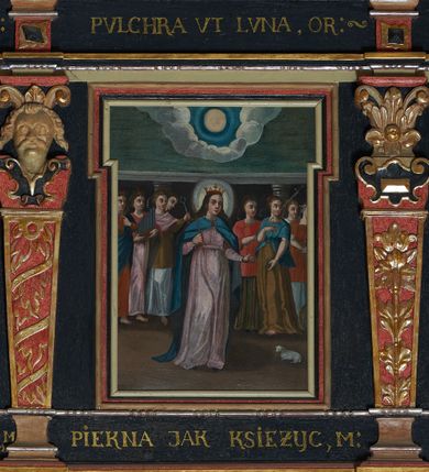 Zdjęcie nr 5: Balustrada ganku obiegająca ścianę zachodnią, północną i południową z malowanymi scenami Litanii Loretańskiej umieszczonymi w płycinach o różnorodnych kształtach, przeważnie stojącego prostokąta z modyfikacjami: o ściętych narożach, zamkniętych półkoliście, zamkniętych uszakami lub innych. Poszczególne osie wydzielone są pilastrami hermowymi, wspartymi na bazach i niskich cokołach. Podpory podtrzymują imposty zdobione rombami oraz niepełne belkowanie w postaci profilowanego gzymsu, wyłamanego na ich osi. Pod oraz ponad obrazami umieszczone są złocone napisy. Balustrada ujęta jest od dołu fantazyjnie wykrojonymi kartuszami, ozdobionymi kaboszonami i rautami. Struktura jest polichromowana na czarno, pilastry i detale na czerwono, ornamentyka i profilowania złocone oraz srebrzone. Poszczególne sceny opatrzone są napisami:

Na ścianie południowej, od lewej:
1.  „S. VIRGO VIRGINVM, OR(A PRO NOBIS)”, „PANNO NAD PANNAMI, MODL(SIĘ ZA NAMI)”
2. „MATTER VIVENTIVM, OR(A PRO NOBIS)”, „MATKO ŻYJĄCYCH, M(ÓDL SIĘ ZA NAMI)”
3. „MATER PVLCHRAE DILECTIONIS, OR(A PRO NOBIS)”, „MATKO JEZVSOWEJ MIŁOSCI, M(ÓDL SIĘ ZA NAMI)”
4. „MATER SANCTAE SPEI, OR(A PRO NOBIS)”, „MATKO S. NADZIEJI, M(ÓDL SIĘ ZA NAMI)”
5. „MATER HONORIFICATA, OR(A PRO NOBIS)”, „MATKO PRZESŁAWNA, M(ÓDL SIĘ ZA NAMI)”
6. „LIGNVUM VITAE, OR(A PRO NOBIS)”, „DRZEWO ŻYWOTA, M(ÓDL SIĘ ZA NAMI)”
7. „VENA VITAE, OR(A PRO NOBIS)”, „STRVMIENIV ŻYWOTA, M(ÓDL SIĘ ZA NAMI)”
8. „NAVIS INSTITORIS ETC, OR(A PRO NOBIS)”, „OKĘCIE CHLEB ŻŸWŸ NIOSACŸ, M(ÓDL SIĘ ZA NAMI)”
9. „FAVVS DISTILANS, OR(A PRO NOBIS)”, „SŁODKOŚCI PŁŸNACA, M(ÓDL SIĘ ZA NAMI)”
10. „FONS SIGNATVS, OR(A PRO NOBIS)”, „ZDROJV ZAPIECZĘTOWANY, M(ÓDL SIĘ ZA NAMI)”
11. „PVTEVS AQVARVM VIVENTIVM, OR(A PRO NOBIS)”, „STVDNICO WOD ŻŸWŸCH, M(ÓDL SIĘ ZA NAMI)”
12. „TORRENS MELLIS ET BVTYRI, OR(A PRO NOBIS)”, „POTOKV Z MIŁOSCIA CIEKACY: M(ÓDL SIĘ ZA NAMI)”
13. „DOMVS SAPIENTIAE, OR(A PRO NOBIS)”, „DOMIE MADROSCI, M(ÓDL SIĘ ZA NAMI)”
14. „SPECVLM SINE MACVLA, OR(A PRO NOBIS)”, „ZWIERCIADŁO BEZ ZMAZY, M(ÓDL SIĘ ZA NAMI)”

Na ścianie zachodniej, od lewej:
1. „THRONVS SALAMONIC, OR(A PRO NOBIS)”, „TRON SALOMONA, M(ÓDL SIĘ ZA NAMI)”
2. „MVLIER AMICTA SOLE, OR(A PRO NOBIS)”, „NIEWIASTA W SŁONCE ODZIANA, M(ÓDL SIĘ ZA NAMI)”
3. „PVLCHRA VT LVNA, OR(A PRO NOBIS)”, „PIEKNA JAK KSIEŻYC, M(ÓDL SIĘ ZA NAMI)”
4. „ELECTA VT SOL, OR(A PRO NOBIS)”, „WYBRANA JAK SŁOŃCE, M(ÓDL SIĘ ZA NAMI)”
5. „HONORIFICENTIA POPVLI NOSTRI, OR(A PRO NOBIS)”, „PRZEDMIOT CZCI NARODU NASZEGO”
6. „VIRGA MOYSIS, OR(A PRO NOBIS)”, „LASKA MOJŻESZOWA, M(ÓDL SIĘ ZA NAMI)”
7. „CIVITAS REFVGII, OR(A PRO NOBIS)”, „MIASTO UCIECZKI, M(ÓDL SIĘ ZA NAMI)”
8. „CLYPEVS OMNIB, IN TE SPERATIB, OR(A PRO NOBIS)”, „TARCZA WSZYSTKICH TOBIE UFAJ[ĄCY]M”
9. „TVRRIS EBVRNEA, OR(A PRO NOBIS)”, „WIEŻO Z KOSCI SŁONIOWEJ M(ÓDL SIĘ ZA NAMI)”

Na ścianie północnej, od lewej:
1. „TVRRIS DAVIDICA, OR(A PRO NOBIS)”, „WIEŻO DAWIDOWA, M(ÓDL SIĘ ZA NAMI)”
2. „PARADISVS VOLVPTATIS, OR(A PRO NOBIS)”, „RAJU ROZKOSZY, M(ÓDL SIĘ ZA NAMI)”
3. „DESIDERIVM COLLIVEM ETERNORV, OR(A PRO NOBIS)”, „PRAGNIENIE PAGÓRKÓW WIECZny do, M(ÓDL SIĘ ZA NAMI)”
4. „LILIVM INTER SPINAS, OR(A PRO NOBIS)”, „LILIA MIĘDZY CIERNIAMI” 
5. „RVBVS ARDENS INCONBVSTVS, OR(A PRO NOBIS)”, „KRZAK OGNISTY CIERNIowy, M(ÓDL SIĘ ZA NAMI)”
6. „THALAMVS SPONSI, OR(A PRO NOBIS)”, „KOMNATA OBLUBIEŃCÓW, M(ÓDL SIĘ ZA NAMI)”
7. „TABERNACVLVM FOEDERIS, OR(A PRO NOBIS)”, „NAMIOT PRZYMIERZA, M(ÓDL SIĘ ZA NAMI)”
8. „AVRORA CONSVRGENS, OR(A PRO NOBIS)”, „JUTRZENKA WSCHODZĄCA, M(ÓDL SIĘ ZA NAMI)”
9. „SANCTVARIVM DEI, OR(A PRO NOBIS)”, „SANKTUARIUM BOGA, M(ÓDL SIĘ ZA NAMI)”
10. „ARCA TESTAMENTI, OR(A PRO NOBIS)”, „ARKA PRZYMIERZA, M(ÓDL SIĘ ZA NAMI)”
11. „PROPITIATORIVM ALTISSIMI, OR(A PRO NOBIS)”, „PRZEBŁAGANIE PRZEDWIECZNEGO, M(ÓDL SIĘ ZA NAMI)”
12. „GLORIA IERVSALEM, OR(A PRO NOBIS)”, „CHWAŁA JERUSALEM, M(ÓDL SIĘ ZA NAMI)”
13. „SOLVM GLORIA DEI, OR(A PRO NOBIS)”, „TRON CHWAŁY BOŻEJ, M(ÓDL SIĘ ZA NAMI)”
14. „REGINA CAELI, OR(A PRO NOBIS)”, „KRÓLOWA NIEBA, M(ÓDL SIĘ ZA NAMI)”

