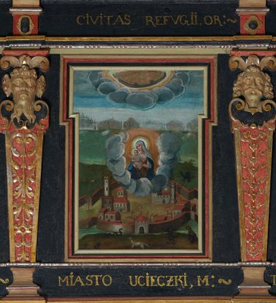 Zdjęcie nr 37: Balustrada ganku obiegająca ścianę zachodnią, północną i południową z malowanymi scenami Litanii Loretańskiej umieszczonymi w płycinach o różnorodnych kształtach, przeważnie stojącego prostokąta z modyfikacjami: o ściętych narożach, zamkniętych półkoliście, zamkniętych uszakami lub innych. Poszczególne osie wydzielone są pilastrami hermowymi, wspartymi na bazach i niskich cokołach. Podpory podtrzymują imposty zdobione rombami oraz niepełne belkowanie w postaci profilowanego gzymsu, wyłamanego na ich osi. Pod oraz ponad obrazami umieszczone są złocone napisy. Balustrada ujęta jest od dołu fantazyjnie wykrojonymi kartuszami, ozdobionymi kaboszonami i rautami. Struktura jest polichromowana na czarno, pilastry i detale na czerwono, ornamentyka i profilowania złocone oraz srebrzone. Poszczególne sceny opatrzone są napisami:

Na ścianie południowej, od lewej:
1.  „S. VIRGO VIRGINVM, OR(A PRO NOBIS)”, „PANNO NAD PANNAMI, MODL(SIĘ ZA NAMI)”
2. „MATTER VIVENTIVM, OR(A PRO NOBIS)”, „MATKO ŻYJĄCYCH, M(ÓDL SIĘ ZA NAMI)”
3. „MATER PVLCHRAE DILECTIONIS, OR(A PRO NOBIS)”, „MATKO JEZVSOWEJ MIŁOSCI, M(ÓDL SIĘ ZA NAMI)”
4. „MATER SANCTAE SPEI, OR(A PRO NOBIS)”, „MATKO S. NADZIEJI, M(ÓDL SIĘ ZA NAMI)”
5. „MATER HONORIFICATA, OR(A PRO NOBIS)”, „MATKO PRZESŁAWNA, M(ÓDL SIĘ ZA NAMI)”
6. „LIGNVUM VITAE, OR(A PRO NOBIS)”, „DRZEWO ŻYWOTA, M(ÓDL SIĘ ZA NAMI)”
7. „VENA VITAE, OR(A PRO NOBIS)”, „STRVMIENIV ŻYWOTA, M(ÓDL SIĘ ZA NAMI)”
8. „NAVIS INSTITORIS ETC, OR(A PRO NOBIS)”, „OKĘCIE CHLEB ŻŸWŸ NIOSACŸ, M(ÓDL SIĘ ZA NAMI)”
9. „FAVVS DISTILANS, OR(A PRO NOBIS)”, „SŁODKOŚCI PŁŸNACA, M(ÓDL SIĘ ZA NAMI)”
10. „FONS SIGNATVS, OR(A PRO NOBIS)”, „ZDROJV ZAPIECZĘTOWANY, M(ÓDL SIĘ ZA NAMI)”
11. „PVTEVS AQVARVM VIVENTIVM, OR(A PRO NOBIS)”, „STVDNICO WOD ŻŸWŸCH, M(ÓDL SIĘ ZA NAMI)”
12. „TORRENS MELLIS ET BVTYRI, OR(A PRO NOBIS)”, „POTOKV Z MIŁOSCIA CIEKACY: M(ÓDL SIĘ ZA NAMI)”
13. „DOMVS SAPIENTIAE, OR(A PRO NOBIS)”, „DOMIE MADROSCI, M(ÓDL SIĘ ZA NAMI)”
14. „SPECVLM SINE MACVLA, OR(A PRO NOBIS)”, „ZWIERCIADŁO BEZ ZMAZY, M(ÓDL SIĘ ZA NAMI)”

Na ścianie zachodniej, od lewej:
1. „THRONVS SALAMONIC, OR(A PRO NOBIS)”, „TRON SALOMONA, M(ÓDL SIĘ ZA NAMI)”
2. „MVLIER AMICTA SOLE, OR(A PRO NOBIS)”, „NIEWIASTA W SŁONCE ODZIANA, M(ÓDL SIĘ ZA NAMI)”
3. „PVLCHRA VT LVNA, OR(A PRO NOBIS)”, „PIEKNA JAK KSIEŻYC, M(ÓDL SIĘ ZA NAMI)”
4. „ELECTA VT SOL, OR(A PRO NOBIS)”, „WYBRANA JAK SŁOŃCE, M(ÓDL SIĘ ZA NAMI)”
5. „HONORIFICENTIA POPVLI NOSTRI, OR(A PRO NOBIS)”, „PRZEDMIOT CZCI NARODU NASZEGO”
6. „VIRGA MOYSIS, OR(A PRO NOBIS)”, „LASKA MOJŻESZOWA, M(ÓDL SIĘ ZA NAMI)”
7. „CIVITAS REFVGII, OR(A PRO NOBIS)”, „MIASTO UCIECZKI, M(ÓDL SIĘ ZA NAMI)”
8. „CLYPEVS OMNIB, IN TE SPERATIB, OR(A PRO NOBIS)”, „TARCZA WSZYSTKICH TOBIE UFAJ[ĄCY]M”
9. „TVRRIS EBVRNEA, OR(A PRO NOBIS)”, „WIEŻO Z KOSCI SŁONIOWEJ M(ÓDL SIĘ ZA NAMI)”

Na ścianie północnej, od lewej:
1. „TVRRIS DAVIDICA, OR(A PRO NOBIS)”, „WIEŻO DAWIDOWA, M(ÓDL SIĘ ZA NAMI)”
2. „PARADISVS VOLVPTATIS, OR(A PRO NOBIS)”, „RAJU ROZKOSZY, M(ÓDL SIĘ ZA NAMI)”
3. „DESIDERIVM COLLIVEM ETERNORV, OR(A PRO NOBIS)”, „PRAGNIENIE PAGÓRKÓW WIECZny do, M(ÓDL SIĘ ZA NAMI)”
4. „LILIVM INTER SPINAS, OR(A PRO NOBIS)”, „LILIA MIĘDZY CIERNIAMI” 
5. „RVBVS ARDENS INCONBVSTVS, OR(A PRO NOBIS)”, „KRZAK OGNISTY CIERNIowy, M(ÓDL SIĘ ZA NAMI)”
6. „THALAMVS SPONSI, OR(A PRO NOBIS)”, „KOMNATA OBLUBIEŃCÓW, M(ÓDL SIĘ ZA NAMI)”
7. „TABERNACVLVM FOEDERIS, OR(A PRO NOBIS)”, „NAMIOT PRZYMIERZA, M(ÓDL SIĘ ZA NAMI)”
8. „AVRORA CONSVRGENS, OR(A PRO NOBIS)”, „JUTRZENKA WSCHODZĄCA, M(ÓDL SIĘ ZA NAMI)”
9. „SANCTVARIVM DEI, OR(A PRO NOBIS)”, „SANKTUARIUM BOGA, M(ÓDL SIĘ ZA NAMI)”
10. „ARCA TESTAMENTI, OR(A PRO NOBIS)”, „ARKA PRZYMIERZA, M(ÓDL SIĘ ZA NAMI)”
11. „PROPITIATORIVM ALTISSIMI, OR(A PRO NOBIS)”, „PRZEBŁAGANIE PRZEDWIECZNEGO, M(ÓDL SIĘ ZA NAMI)”
12. „GLORIA IERVSALEM, OR(A PRO NOBIS)”, „CHWAŁA JERUSALEM, M(ÓDL SIĘ ZA NAMI)”
13. „SOLVM GLORIA DEI, OR(A PRO NOBIS)”, „TRON CHWAŁY BOŻEJ, M(ÓDL SIĘ ZA NAMI)”
14. „REGINA CAELI, OR(A PRO NOBIS)”, „KRÓLOWA NIEBA, M(ÓDL SIĘ ZA NAMI)”

