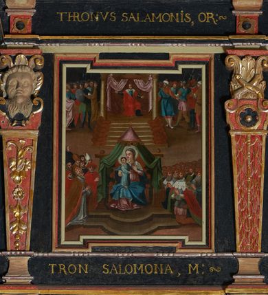 Zdjęcie nr 7: Balustrada ganku obiegająca ścianę zachodnią, północną i południową z malowanymi scenami Litanii Loretańskiej umieszczonymi w płycinach o różnorodnych kształtach, przeważnie stojącego prostokąta z modyfikacjami: o ściętych narożach, zamkniętych półkoliście, zamkniętych uszakami lub innych. Poszczególne osie wydzielone są pilastrami hermowymi, wspartymi na bazach i niskich cokołach. Podpory podtrzymują imposty zdobione rombami oraz niepełne belkowanie w postaci profilowanego gzymsu, wyłamanego na ich osi. Pod oraz ponad obrazami umieszczone są złocone napisy. Balustrada ujęta jest od dołu fantazyjnie wykrojonymi kartuszami, ozdobionymi kaboszonami i rautami. Struktura jest polichromowana na czarno, pilastry i detale na czerwono, ornamentyka i profilowania złocone oraz srebrzone. Poszczególne sceny opatrzone są napisami:

Na ścianie południowej, od lewej:
1.  „S. VIRGO VIRGINVM, OR(A PRO NOBIS)”, „PANNO NAD PANNAMI, MODL(SIĘ ZA NAMI)”
2. „MATTER VIVENTIVM, OR(A PRO NOBIS)”, „MATKO ŻYJĄCYCH, M(ÓDL SIĘ ZA NAMI)”
3. „MATER PVLCHRAE DILECTIONIS, OR(A PRO NOBIS)”, „MATKO JEZVSOWEJ MIŁOSCI, M(ÓDL SIĘ ZA NAMI)”
4. „MATER SANCTAE SPEI, OR(A PRO NOBIS)”, „MATKO S. NADZIEJI, M(ÓDL SIĘ ZA NAMI)”
5. „MATER HONORIFICATA, OR(A PRO NOBIS)”, „MATKO PRZESŁAWNA, M(ÓDL SIĘ ZA NAMI)”
6. „LIGNVUM VITAE, OR(A PRO NOBIS)”, „DRZEWO ŻYWOTA, M(ÓDL SIĘ ZA NAMI)”
7. „VENA VITAE, OR(A PRO NOBIS)”, „STRVMIENIV ŻYWOTA, M(ÓDL SIĘ ZA NAMI)”
8. „NAVIS INSTITORIS ETC, OR(A PRO NOBIS)”, „OKĘCIE CHLEB ŻŸWŸ NIOSACŸ, M(ÓDL SIĘ ZA NAMI)”
9. „FAVVS DISTILANS, OR(A PRO NOBIS)”, „SŁODKOŚCI PŁŸNACA, M(ÓDL SIĘ ZA NAMI)”
10. „FONS SIGNATVS, OR(A PRO NOBIS)”, „ZDROJV ZAPIECZĘTOWANY, M(ÓDL SIĘ ZA NAMI)”
11. „PVTEVS AQVARVM VIVENTIVM, OR(A PRO NOBIS)”, „STVDNICO WOD ŻŸWŸCH, M(ÓDL SIĘ ZA NAMI)”
12. „TORRENS MELLIS ET BVTYRI, OR(A PRO NOBIS)”, „POTOKV Z MIŁOSCIA CIEKACY: M(ÓDL SIĘ ZA NAMI)”
13. „DOMVS SAPIENTIAE, OR(A PRO NOBIS)”, „DOMIE MADROSCI, M(ÓDL SIĘ ZA NAMI)”
14. „SPECVLM SINE MACVLA, OR(A PRO NOBIS)”, „ZWIERCIADŁO BEZ ZMAZY, M(ÓDL SIĘ ZA NAMI)”

Na ścianie zachodniej, od lewej:
1. „THRONVS SALAMONIC, OR(A PRO NOBIS)”, „TRON SALOMONA, M(ÓDL SIĘ ZA NAMI)”
2. „MVLIER AMICTA SOLE, OR(A PRO NOBIS)”, „NIEWIASTA W SŁONCE ODZIANA, M(ÓDL SIĘ ZA NAMI)”
3. „PVLCHRA VT LVNA, OR(A PRO NOBIS)”, „PIEKNA JAK KSIEŻYC, M(ÓDL SIĘ ZA NAMI)”
4. „ELECTA VT SOL, OR(A PRO NOBIS)”, „WYBRANA JAK SŁOŃCE, M(ÓDL SIĘ ZA NAMI)”
5. „HONORIFICENTIA POPVLI NOSTRI, OR(A PRO NOBIS)”, „PRZEDMIOT CZCI NARODU NASZEGO”
6. „VIRGA MOYSIS, OR(A PRO NOBIS)”, „LASKA MOJŻESZOWA, M(ÓDL SIĘ ZA NAMI)”
7. „CIVITAS REFVGII, OR(A PRO NOBIS)”, „MIASTO UCIECZKI, M(ÓDL SIĘ ZA NAMI)”
8. „CLYPEVS OMNIB, IN TE SPERATIB, OR(A PRO NOBIS)”, „TARCZA WSZYSTKICH TOBIE UFAJ[ĄCY]M”
9. „TVRRIS EBVRNEA, OR(A PRO NOBIS)”, „WIEŻO Z KOSCI SŁONIOWEJ M(ÓDL SIĘ ZA NAMI)”

Na ścianie północnej, od lewej:
1. „TVRRIS DAVIDICA, OR(A PRO NOBIS)”, „WIEŻO DAWIDOWA, M(ÓDL SIĘ ZA NAMI)”
2. „PARADISVS VOLVPTATIS, OR(A PRO NOBIS)”, „RAJU ROZKOSZY, M(ÓDL SIĘ ZA NAMI)”
3. „DESIDERIVM COLLIVEM ETERNORV, OR(A PRO NOBIS)”, „PRAGNIENIE PAGÓRKÓW WIECZny do, M(ÓDL SIĘ ZA NAMI)”
4. „LILIVM INTER SPINAS, OR(A PRO NOBIS)”, „LILIA MIĘDZY CIERNIAMI” 
5. „RVBVS ARDENS INCONBVSTVS, OR(A PRO NOBIS)”, „KRZAK OGNISTY CIERNIowy, M(ÓDL SIĘ ZA NAMI)”
6. „THALAMVS SPONSI, OR(A PRO NOBIS)”, „KOMNATA OBLUBIEŃCÓW, M(ÓDL SIĘ ZA NAMI)”
7. „TABERNACVLVM FOEDERIS, OR(A PRO NOBIS)”, „NAMIOT PRZYMIERZA, M(ÓDL SIĘ ZA NAMI)”
8. „AVRORA CONSVRGENS, OR(A PRO NOBIS)”, „JUTRZENKA WSCHODZĄCA, M(ÓDL SIĘ ZA NAMI)”
9. „SANCTVARIVM DEI, OR(A PRO NOBIS)”, „SANKTUARIUM BOGA, M(ÓDL SIĘ ZA NAMI)”
10. „ARCA TESTAMENTI, OR(A PRO NOBIS)”, „ARKA PRZYMIERZA, M(ÓDL SIĘ ZA NAMI)”
11. „PROPITIATORIVM ALTISSIMI, OR(A PRO NOBIS)”, „PRZEBŁAGANIE PRZEDWIECZNEGO, M(ÓDL SIĘ ZA NAMI)”
12. „GLORIA IERVSALEM, OR(A PRO NOBIS)”, „CHWAŁA JERUSALEM, M(ÓDL SIĘ ZA NAMI)”
13. „SOLVM GLORIA DEI, OR(A PRO NOBIS)”, „TRON CHWAŁY BOŻEJ, M(ÓDL SIĘ ZA NAMI)”
14. „REGINA CAELI, OR(A PRO NOBIS)”, „KRÓLOWA NIEBA, M(ÓDL SIĘ ZA NAMI)”

