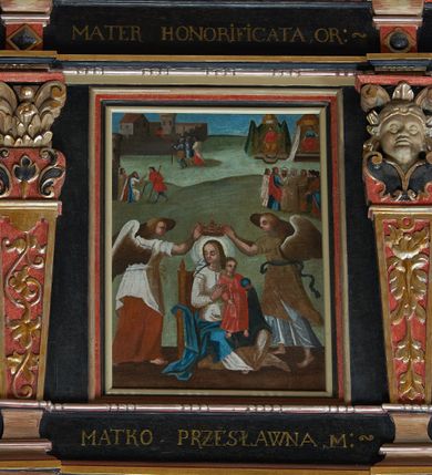 Zdjęcie nr 12: Balustrada ganku obiegająca ścianę zachodnią, północną i południową z malowanymi scenami Litanii Loretańskiej umieszczonymi w płycinach o różnorodnych kształtach, przeważnie stojącego prostokąta z modyfikacjami: o ściętych narożach, zamkniętych półkoliście, zamkniętych uszakami lub innych. Poszczególne osie wydzielone są pilastrami hermowymi, wspartymi na bazach i niskich cokołach. Podpory podtrzymują imposty zdobione rombami oraz niepełne belkowanie w postaci profilowanego gzymsu, wyłamanego na ich osi. Pod oraz ponad obrazami umieszczone są złocone napisy. Balustrada ujęta jest od dołu fantazyjnie wykrojonymi kartuszami, ozdobionymi kaboszonami i rautami. Struktura jest polichromowana na czarno, pilastry i detale na czerwono, ornamentyka i profilowania złocone oraz srebrzone. Poszczególne sceny opatrzone są napisami:

Na ścianie południowej, od lewej:
1.  „S. VIRGO VIRGINVM, OR(A PRO NOBIS)”, „PANNO NAD PANNAMI, MODL(SIĘ ZA NAMI)”
2. „MATTER VIVENTIVM, OR(A PRO NOBIS)”, „MATKO ŻYJĄCYCH, M(ÓDL SIĘ ZA NAMI)”
3. „MATER PVLCHRAE DILECTIONIS, OR(A PRO NOBIS)”, „MATKO JEZVSOWEJ MIŁOSCI, M(ÓDL SIĘ ZA NAMI)”
4. „MATER SANCTAE SPEI, OR(A PRO NOBIS)”, „MATKO S. NADZIEJI, M(ÓDL SIĘ ZA NAMI)”
5. „MATER HONORIFICATA, OR(A PRO NOBIS)”, „MATKO PRZESŁAWNA, M(ÓDL SIĘ ZA NAMI)”
6. „LIGNVUM VITAE, OR(A PRO NOBIS)”, „DRZEWO ŻYWOTA, M(ÓDL SIĘ ZA NAMI)”
7. „VENA VITAE, OR(A PRO NOBIS)”, „STRVMIENIV ŻYWOTA, M(ÓDL SIĘ ZA NAMI)”
8. „NAVIS INSTITORIS ETC, OR(A PRO NOBIS)”, „OKĘCIE CHLEB ŻŸWŸ NIOSACŸ, M(ÓDL SIĘ ZA NAMI)”
9. „FAVVS DISTILANS, OR(A PRO NOBIS)”, „SŁODKOŚCI PŁŸNACA, M(ÓDL SIĘ ZA NAMI)”
10. „FONS SIGNATVS, OR(A PRO NOBIS)”, „ZDROJV ZAPIECZĘTOWANY, M(ÓDL SIĘ ZA NAMI)”
11. „PVTEVS AQVARVM VIVENTIVM, OR(A PRO NOBIS)”, „STVDNICO WOD ŻŸWŸCH, M(ÓDL SIĘ ZA NAMI)”
12. „TORRENS MELLIS ET BVTYRI, OR(A PRO NOBIS)”, „POTOKV Z MIŁOSCIA CIEKACY: M(ÓDL SIĘ ZA NAMI)”
13. „DOMVS SAPIENTIAE, OR(A PRO NOBIS)”, „DOMIE MADROSCI, M(ÓDL SIĘ ZA NAMI)”
14. „SPECVLM SINE MACVLA, OR(A PRO NOBIS)”, „ZWIERCIADŁO BEZ ZMAZY, M(ÓDL SIĘ ZA NAMI)”

Na ścianie zachodniej, od lewej:
1. „THRONVS SALAMONIC, OR(A PRO NOBIS)”, „TRON SALOMONA, M(ÓDL SIĘ ZA NAMI)”
2. „MVLIER AMICTA SOLE, OR(A PRO NOBIS)”, „NIEWIASTA W SŁONCE ODZIANA, M(ÓDL SIĘ ZA NAMI)”
3. „PVLCHRA VT LVNA, OR(A PRO NOBIS)”, „PIEKNA JAK KSIEŻYC, M(ÓDL SIĘ ZA NAMI)”
4. „ELECTA VT SOL, OR(A PRO NOBIS)”, „WYBRANA JAK SŁOŃCE, M(ÓDL SIĘ ZA NAMI)”
5. „HONORIFICENTIA POPVLI NOSTRI, OR(A PRO NOBIS)”, „PRZEDMIOT CZCI NARODU NASZEGO”
6. „VIRGA MOYSIS, OR(A PRO NOBIS)”, „LASKA MOJŻESZOWA, M(ÓDL SIĘ ZA NAMI)”
7. „CIVITAS REFVGII, OR(A PRO NOBIS)”, „MIASTO UCIECZKI, M(ÓDL SIĘ ZA NAMI)”
8. „CLYPEVS OMNIB, IN TE SPERATIB, OR(A PRO NOBIS)”, „TARCZA WSZYSTKICH TOBIE UFAJ[ĄCY]M”
9. „TVRRIS EBVRNEA, OR(A PRO NOBIS)”, „WIEŻO Z KOSCI SŁONIOWEJ M(ÓDL SIĘ ZA NAMI)”

Na ścianie północnej, od lewej:
1. „TVRRIS DAVIDICA, OR(A PRO NOBIS)”, „WIEŻO DAWIDOWA, M(ÓDL SIĘ ZA NAMI)”
2. „PARADISVS VOLVPTATIS, OR(A PRO NOBIS)”, „RAJU ROZKOSZY, M(ÓDL SIĘ ZA NAMI)”
3. „DESIDERIVM COLLIVEM ETERNORV, OR(A PRO NOBIS)”, „PRAGNIENIE PAGÓRKÓW WIECZny do, M(ÓDL SIĘ ZA NAMI)”
4. „LILIVM INTER SPINAS, OR(A PRO NOBIS)”, „LILIA MIĘDZY CIERNIAMI” 
5. „RVBVS ARDENS INCONBVSTVS, OR(A PRO NOBIS)”, „KRZAK OGNISTY CIERNIowy, M(ÓDL SIĘ ZA NAMI)”
6. „THALAMVS SPONSI, OR(A PRO NOBIS)”, „KOMNATA OBLUBIEŃCÓW, M(ÓDL SIĘ ZA NAMI)”
7. „TABERNACVLVM FOEDERIS, OR(A PRO NOBIS)”, „NAMIOT PRZYMIERZA, M(ÓDL SIĘ ZA NAMI)”
8. „AVRORA CONSVRGENS, OR(A PRO NOBIS)”, „JUTRZENKA WSCHODZĄCA, M(ÓDL SIĘ ZA NAMI)”
9. „SANCTVARIVM DEI, OR(A PRO NOBIS)”, „SANKTUARIUM BOGA, M(ÓDL SIĘ ZA NAMI)”
10. „ARCA TESTAMENTI, OR(A PRO NOBIS)”, „ARKA PRZYMIERZA, M(ÓDL SIĘ ZA NAMI)”
11. „PROPITIATORIVM ALTISSIMI, OR(A PRO NOBIS)”, „PRZEBŁAGANIE PRZEDWIECZNEGO, M(ÓDL SIĘ ZA NAMI)”
12. „GLORIA IERVSALEM, OR(A PRO NOBIS)”, „CHWAŁA JERUSALEM, M(ÓDL SIĘ ZA NAMI)”
13. „SOLVM GLORIA DEI, OR(A PRO NOBIS)”, „TRON CHWAŁY BOŻEJ, M(ÓDL SIĘ ZA NAMI)”
14. „REGINA CAELI, OR(A PRO NOBIS)”, „KRÓLOWA NIEBA, M(ÓDL SIĘ ZA NAMI)”

