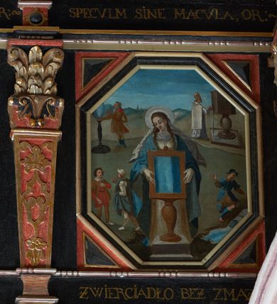 Zdjęcie nr 21: Balustrada ganku obiegająca ścianę zachodnią, północną i południową z malowanymi scenami Litanii Loretańskiej umieszczonymi w płycinach o różnorodnych kształtach, przeważnie stojącego prostokąta z modyfikacjami: o ściętych narożach, zamkniętych półkoliście, zamkniętych uszakami lub innych. Poszczególne osie wydzielone są pilastrami hermowymi, wspartymi na bazach i niskich cokołach. Podpory podtrzymują imposty zdobione rombami oraz niepełne belkowanie w postaci profilowanego gzymsu, wyłamanego na ich osi. Pod oraz ponad obrazami umieszczone są złocone napisy. Balustrada ujęta jest od dołu fantazyjnie wykrojonymi kartuszami, ozdobionymi kaboszonami i rautami. Struktura jest polichromowana na czarno, pilastry i detale na czerwono, ornamentyka i profilowania złocone oraz srebrzone. Poszczególne sceny opatrzone są napisami:

Na ścianie południowej, od lewej:
1.  „S. VIRGO VIRGINVM, OR(A PRO NOBIS)”, „PANNO NAD PANNAMI, MODL(SIĘ ZA NAMI)”
2. „MATTER VIVENTIVM, OR(A PRO NOBIS)”, „MATKO ŻYJĄCYCH, M(ÓDL SIĘ ZA NAMI)”
3. „MATER PVLCHRAE DILECTIONIS, OR(A PRO NOBIS)”, „MATKO JEZVSOWEJ MIŁOSCI, M(ÓDL SIĘ ZA NAMI)”
4. „MATER SANCTAE SPEI, OR(A PRO NOBIS)”, „MATKO S. NADZIEJI, M(ÓDL SIĘ ZA NAMI)”
5. „MATER HONORIFICATA, OR(A PRO NOBIS)”, „MATKO PRZESŁAWNA, M(ÓDL SIĘ ZA NAMI)”
6. „LIGNVUM VITAE, OR(A PRO NOBIS)”, „DRZEWO ŻYWOTA, M(ÓDL SIĘ ZA NAMI)”
7. „VENA VITAE, OR(A PRO NOBIS)”, „STRVMIENIV ŻYWOTA, M(ÓDL SIĘ ZA NAMI)”
8. „NAVIS INSTITORIS ETC, OR(A PRO NOBIS)”, „OKĘCIE CHLEB ŻŸWŸ NIOSACŸ, M(ÓDL SIĘ ZA NAMI)”
9. „FAVVS DISTILANS, OR(A PRO NOBIS)”, „SŁODKOŚCI PŁŸNACA, M(ÓDL SIĘ ZA NAMI)”
10. „FONS SIGNATVS, OR(A PRO NOBIS)”, „ZDROJV ZAPIECZĘTOWANY, M(ÓDL SIĘ ZA NAMI)”
11. „PVTEVS AQVARVM VIVENTIVM, OR(A PRO NOBIS)”, „STVDNICO WOD ŻŸWŸCH, M(ÓDL SIĘ ZA NAMI)”
12. „TORRENS MELLIS ET BVTYRI, OR(A PRO NOBIS)”, „POTOKV Z MIŁOSCIA CIEKACY: M(ÓDL SIĘ ZA NAMI)”
13. „DOMVS SAPIENTIAE, OR(A PRO NOBIS)”, „DOMIE MADROSCI, M(ÓDL SIĘ ZA NAMI)”
14. „SPECVLM SINE MACVLA, OR(A PRO NOBIS)”, „ZWIERCIADŁO BEZ ZMAZY, M(ÓDL SIĘ ZA NAMI)”

Na ścianie zachodniej, od lewej:
1. „THRONVS SALAMONIC, OR(A PRO NOBIS)”, „TRON SALOMONA, M(ÓDL SIĘ ZA NAMI)”
2. „MVLIER AMICTA SOLE, OR(A PRO NOBIS)”, „NIEWIASTA W SŁONCE ODZIANA, M(ÓDL SIĘ ZA NAMI)”
3. „PVLCHRA VT LVNA, OR(A PRO NOBIS)”, „PIEKNA JAK KSIEŻYC, M(ÓDL SIĘ ZA NAMI)”
4. „ELECTA VT SOL, OR(A PRO NOBIS)”, „WYBRANA JAK SŁOŃCE, M(ÓDL SIĘ ZA NAMI)”
5. „HONORIFICENTIA POPVLI NOSTRI, OR(A PRO NOBIS)”, „PRZEDMIOT CZCI NARODU NASZEGO”
6. „VIRGA MOYSIS, OR(A PRO NOBIS)”, „LASKA MOJŻESZOWA, M(ÓDL SIĘ ZA NAMI)”
7. „CIVITAS REFVGII, OR(A PRO NOBIS)”, „MIASTO UCIECZKI, M(ÓDL SIĘ ZA NAMI)”
8. „CLYPEVS OMNIB, IN TE SPERATIB, OR(A PRO NOBIS)”, „TARCZA WSZYSTKICH TOBIE UFAJ[ĄCY]M”
9. „TVRRIS EBVRNEA, OR(A PRO NOBIS)”, „WIEŻO Z KOSCI SŁONIOWEJ M(ÓDL SIĘ ZA NAMI)”

Na ścianie północnej, od lewej:
1. „TVRRIS DAVIDICA, OR(A PRO NOBIS)”, „WIEŻO DAWIDOWA, M(ÓDL SIĘ ZA NAMI)”
2. „PARADISVS VOLVPTATIS, OR(A PRO NOBIS)”, „RAJU ROZKOSZY, M(ÓDL SIĘ ZA NAMI)”
3. „DESIDERIVM COLLIVEM ETERNORV, OR(A PRO NOBIS)”, „PRAGNIENIE PAGÓRKÓW WIECZny do, M(ÓDL SIĘ ZA NAMI)”
4. „LILIVM INTER SPINAS, OR(A PRO NOBIS)”, „LILIA MIĘDZY CIERNIAMI” 
5. „RVBVS ARDENS INCONBVSTVS, OR(A PRO NOBIS)”, „KRZAK OGNISTY CIERNIowy, M(ÓDL SIĘ ZA NAMI)”
6. „THALAMVS SPONSI, OR(A PRO NOBIS)”, „KOMNATA OBLUBIEŃCÓW, M(ÓDL SIĘ ZA NAMI)”
7. „TABERNACVLVM FOEDERIS, OR(A PRO NOBIS)”, „NAMIOT PRZYMIERZA, M(ÓDL SIĘ ZA NAMI)”
8. „AVRORA CONSVRGENS, OR(A PRO NOBIS)”, „JUTRZENKA WSCHODZĄCA, M(ÓDL SIĘ ZA NAMI)”
9. „SANCTVARIVM DEI, OR(A PRO NOBIS)”, „SANKTUARIUM BOGA, M(ÓDL SIĘ ZA NAMI)”
10. „ARCA TESTAMENTI, OR(A PRO NOBIS)”, „ARKA PRZYMIERZA, M(ÓDL SIĘ ZA NAMI)”
11. „PROPITIATORIVM ALTISSIMI, OR(A PRO NOBIS)”, „PRZEBŁAGANIE PRZEDWIECZNEGO, M(ÓDL SIĘ ZA NAMI)”
12. „GLORIA IERVSALEM, OR(A PRO NOBIS)”, „CHWAŁA JERUSALEM, M(ÓDL SIĘ ZA NAMI)”
13. „SOLVM GLORIA DEI, OR(A PRO NOBIS)”, „TRON CHWAŁY BOŻEJ, M(ÓDL SIĘ ZA NAMI)”
14. „REGINA CAELI, OR(A PRO NOBIS)”, „KRÓLOWA NIEBA, M(ÓDL SIĘ ZA NAMI)”

