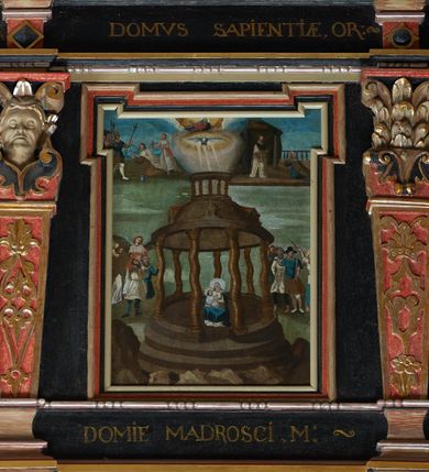 Zdjęcie nr 20: Balustrada ganku obiegająca ścianę zachodnią, północną i południową z malowanymi scenami Litanii Loretańskiej umieszczonymi w płycinach o różnorodnych kształtach, przeważnie stojącego prostokąta z modyfikacjami: o ściętych narożach, zamkniętych półkoliście, zamkniętych uszakami lub innych. Poszczególne osie wydzielone są pilastrami hermowymi, wspartymi na bazach i niskich cokołach. Podpory podtrzymują imposty zdobione rombami oraz niepełne belkowanie w postaci profilowanego gzymsu, wyłamanego na ich osi. Pod oraz ponad obrazami umieszczone są złocone napisy. Balustrada ujęta jest od dołu fantazyjnie wykrojonymi kartuszami, ozdobionymi kaboszonami i rautami. Struktura jest polichromowana na czarno, pilastry i detale na czerwono, ornamentyka i profilowania złocone oraz srebrzone. Poszczególne sceny opatrzone są napisami:

Na ścianie południowej, od lewej:
1.  „S. VIRGO VIRGINVM, OR(A PRO NOBIS)”, „PANNO NAD PANNAMI, MODL(SIĘ ZA NAMI)”
2. „MATTER VIVENTIVM, OR(A PRO NOBIS)”, „MATKO ŻYJĄCYCH, M(ÓDL SIĘ ZA NAMI)”
3. „MATER PVLCHRAE DILECTIONIS, OR(A PRO NOBIS)”, „MATKO JEZVSOWEJ MIŁOSCI, M(ÓDL SIĘ ZA NAMI)”
4. „MATER SANCTAE SPEI, OR(A PRO NOBIS)”, „MATKO S. NADZIEJI, M(ÓDL SIĘ ZA NAMI)”
5. „MATER HONORIFICATA, OR(A PRO NOBIS)”, „MATKO PRZESŁAWNA, M(ÓDL SIĘ ZA NAMI)”
6. „LIGNVUM VITAE, OR(A PRO NOBIS)”, „DRZEWO ŻYWOTA, M(ÓDL SIĘ ZA NAMI)”
7. „VENA VITAE, OR(A PRO NOBIS)”, „STRVMIENIV ŻYWOTA, M(ÓDL SIĘ ZA NAMI)”
8. „NAVIS INSTITORIS ETC, OR(A PRO NOBIS)”, „OKĘCIE CHLEB ŻŸWŸ NIOSACŸ, M(ÓDL SIĘ ZA NAMI)”
9. „FAVVS DISTILANS, OR(A PRO NOBIS)”, „SŁODKOŚCI PŁŸNACA, M(ÓDL SIĘ ZA NAMI)”
10. „FONS SIGNATVS, OR(A PRO NOBIS)”, „ZDROJV ZAPIECZĘTOWANY, M(ÓDL SIĘ ZA NAMI)”
11. „PVTEVS AQVARVM VIVENTIVM, OR(A PRO NOBIS)”, „STVDNICO WOD ŻŸWŸCH, M(ÓDL SIĘ ZA NAMI)”
12. „TORRENS MELLIS ET BVTYRI, OR(A PRO NOBIS)”, „POTOKV Z MIŁOSCIA CIEKACY: M(ÓDL SIĘ ZA NAMI)”
13. „DOMVS SAPIENTIAE, OR(A PRO NOBIS)”, „DOMIE MADROSCI, M(ÓDL SIĘ ZA NAMI)”
14. „SPECVLM SINE MACVLA, OR(A PRO NOBIS)”, „ZWIERCIADŁO BEZ ZMAZY, M(ÓDL SIĘ ZA NAMI)”

Na ścianie zachodniej, od lewej:
1. „THRONVS SALAMONIC, OR(A PRO NOBIS)”, „TRON SALOMONA, M(ÓDL SIĘ ZA NAMI)”
2. „MVLIER AMICTA SOLE, OR(A PRO NOBIS)”, „NIEWIASTA W SŁONCE ODZIANA, M(ÓDL SIĘ ZA NAMI)”
3. „PVLCHRA VT LVNA, OR(A PRO NOBIS)”, „PIEKNA JAK KSIEŻYC, M(ÓDL SIĘ ZA NAMI)”
4. „ELECTA VT SOL, OR(A PRO NOBIS)”, „WYBRANA JAK SŁOŃCE, M(ÓDL SIĘ ZA NAMI)”
5. „HONORIFICENTIA POPVLI NOSTRI, OR(A PRO NOBIS)”, „PRZEDMIOT CZCI NARODU NASZEGO”
6. „VIRGA MOYSIS, OR(A PRO NOBIS)”, „LASKA MOJŻESZOWA, M(ÓDL SIĘ ZA NAMI)”
7. „CIVITAS REFVGII, OR(A PRO NOBIS)”, „MIASTO UCIECZKI, M(ÓDL SIĘ ZA NAMI)”
8. „CLYPEVS OMNIB, IN TE SPERATIB, OR(A PRO NOBIS)”, „TARCZA WSZYSTKICH TOBIE UFAJ[ĄCY]M”
9. „TVRRIS EBVRNEA, OR(A PRO NOBIS)”, „WIEŻO Z KOSCI SŁONIOWEJ M(ÓDL SIĘ ZA NAMI)”

Na ścianie północnej, od lewej:
1. „TVRRIS DAVIDICA, OR(A PRO NOBIS)”, „WIEŻO DAWIDOWA, M(ÓDL SIĘ ZA NAMI)”
2. „PARADISVS VOLVPTATIS, OR(A PRO NOBIS)”, „RAJU ROZKOSZY, M(ÓDL SIĘ ZA NAMI)”
3. „DESIDERIVM COLLIVEM ETERNORV, OR(A PRO NOBIS)”, „PRAGNIENIE PAGÓRKÓW WIECZny do, M(ÓDL SIĘ ZA NAMI)”
4. „LILIVM INTER SPINAS, OR(A PRO NOBIS)”, „LILIA MIĘDZY CIERNIAMI” 
5. „RVBVS ARDENS INCONBVSTVS, OR(A PRO NOBIS)”, „KRZAK OGNISTY CIERNIowy, M(ÓDL SIĘ ZA NAMI)”
6. „THALAMVS SPONSI, OR(A PRO NOBIS)”, „KOMNATA OBLUBIEŃCÓW, M(ÓDL SIĘ ZA NAMI)”
7. „TABERNACVLVM FOEDERIS, OR(A PRO NOBIS)”, „NAMIOT PRZYMIERZA, M(ÓDL SIĘ ZA NAMI)”
8. „AVRORA CONSVRGENS, OR(A PRO NOBIS)”, „JUTRZENKA WSCHODZĄCA, M(ÓDL SIĘ ZA NAMI)”
9. „SANCTVARIVM DEI, OR(A PRO NOBIS)”, „SANKTUARIUM BOGA, M(ÓDL SIĘ ZA NAMI)”
10. „ARCA TESTAMENTI, OR(A PRO NOBIS)”, „ARKA PRZYMIERZA, M(ÓDL SIĘ ZA NAMI)”
11. „PROPITIATORIVM ALTISSIMI, OR(A PRO NOBIS)”, „PRZEBŁAGANIE PRZEDWIECZNEGO, M(ÓDL SIĘ ZA NAMI)”
12. „GLORIA IERVSALEM, OR(A PRO NOBIS)”, „CHWAŁA JERUSALEM, M(ÓDL SIĘ ZA NAMI)”
13. „SOLVM GLORIA DEI, OR(A PRO NOBIS)”, „TRON CHWAŁY BOŻEJ, M(ÓDL SIĘ ZA NAMI)”
14. „REGINA CAELI, OR(A PRO NOBIS)”, „KRÓLOWA NIEBA, M(ÓDL SIĘ ZA NAMI)”

