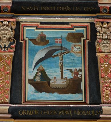 Zdjęcie nr 16: Balustrada ganku obiegająca ścianę zachodnią, północną i południową z malowanymi scenami Litanii Loretańskiej umieszczonymi w płycinach o różnorodnych kształtach, przeważnie stojącego prostokąta z modyfikacjami: o ściętych narożach, zamkniętych półkoliście, zamkniętych uszakami lub innych. Poszczególne osie wydzielone są pilastrami hermowymi, wspartymi na bazach i niskich cokołach. Podpory podtrzymują imposty zdobione rombami oraz niepełne belkowanie w postaci profilowanego gzymsu, wyłamanego na ich osi. Pod oraz ponad obrazami umieszczone są złocone napisy. Balustrada ujęta jest od dołu fantazyjnie wykrojonymi kartuszami, ozdobionymi kaboszonami i rautami. Struktura jest polichromowana na czarno, pilastry i detale na czerwono, ornamentyka i profilowania złocone oraz srebrzone. Poszczególne sceny opatrzone są napisami:

Na ścianie południowej, od lewej:
1.  „S. VIRGO VIRGINVM, OR(A PRO NOBIS)”, „PANNO NAD PANNAMI, MODL(SIĘ ZA NAMI)”
2. „MATTER VIVENTIVM, OR(A PRO NOBIS)”, „MATKO ŻYJĄCYCH, M(ÓDL SIĘ ZA NAMI)”
3. „MATER PVLCHRAE DILECTIONIS, OR(A PRO NOBIS)”, „MATKO JEZVSOWEJ MIŁOSCI, M(ÓDL SIĘ ZA NAMI)”
4. „MATER SANCTAE SPEI, OR(A PRO NOBIS)”, „MATKO S. NADZIEJI, M(ÓDL SIĘ ZA NAMI)”
5. „MATER HONORIFICATA, OR(A PRO NOBIS)”, „MATKO PRZESŁAWNA, M(ÓDL SIĘ ZA NAMI)”
6. „LIGNVUM VITAE, OR(A PRO NOBIS)”, „DRZEWO ŻYWOTA, M(ÓDL SIĘ ZA NAMI)”
7. „VENA VITAE, OR(A PRO NOBIS)”, „STRVMIENIV ŻYWOTA, M(ÓDL SIĘ ZA NAMI)”
8. „NAVIS INSTITORIS ETC, OR(A PRO NOBIS)”, „OKĘCIE CHLEB ŻŸWŸ NIOSACŸ, M(ÓDL SIĘ ZA NAMI)”
9. „FAVVS DISTILANS, OR(A PRO NOBIS)”, „SŁODKOŚCI PŁŸNACA, M(ÓDL SIĘ ZA NAMI)”
10. „FONS SIGNATVS, OR(A PRO NOBIS)”, „ZDROJV ZAPIECZĘTOWANY, M(ÓDL SIĘ ZA NAMI)”
11. „PVTEVS AQVARVM VIVENTIVM, OR(A PRO NOBIS)”, „STVDNICO WOD ŻŸWŸCH, M(ÓDL SIĘ ZA NAMI)”
12. „TORRENS MELLIS ET BVTYRI, OR(A PRO NOBIS)”, „POTOKV Z MIŁOSCIA CIEKACY: M(ÓDL SIĘ ZA NAMI)”
13. „DOMVS SAPIENTIAE, OR(A PRO NOBIS)”, „DOMIE MADROSCI, M(ÓDL SIĘ ZA NAMI)”
14. „SPECVLM SINE MACVLA, OR(A PRO NOBIS)”, „ZWIERCIADŁO BEZ ZMAZY, M(ÓDL SIĘ ZA NAMI)”

Na ścianie zachodniej, od lewej:
1. „THRONVS SALAMONIC, OR(A PRO NOBIS)”, „TRON SALOMONA, M(ÓDL SIĘ ZA NAMI)”
2. „MVLIER AMICTA SOLE, OR(A PRO NOBIS)”, „NIEWIASTA W SŁONCE ODZIANA, M(ÓDL SIĘ ZA NAMI)”
3. „PVLCHRA VT LVNA, OR(A PRO NOBIS)”, „PIEKNA JAK KSIEŻYC, M(ÓDL SIĘ ZA NAMI)”
4. „ELECTA VT SOL, OR(A PRO NOBIS)”, „WYBRANA JAK SŁOŃCE, M(ÓDL SIĘ ZA NAMI)”
5. „HONORIFICENTIA POPVLI NOSTRI, OR(A PRO NOBIS)”, „PRZEDMIOT CZCI NARODU NASZEGO”
6. „VIRGA MOYSIS, OR(A PRO NOBIS)”, „LASKA MOJŻESZOWA, M(ÓDL SIĘ ZA NAMI)”
7. „CIVITAS REFVGII, OR(A PRO NOBIS)”, „MIASTO UCIECZKI, M(ÓDL SIĘ ZA NAMI)”
8. „CLYPEVS OMNIB, IN TE SPERATIB, OR(A PRO NOBIS)”, „TARCZA WSZYSTKICH TOBIE UFAJ[ĄCY]M”
9. „TVRRIS EBVRNEA, OR(A PRO NOBIS)”, „WIEŻO Z KOSCI SŁONIOWEJ M(ÓDL SIĘ ZA NAMI)”

Na ścianie północnej, od lewej:
1. „TVRRIS DAVIDICA, OR(A PRO NOBIS)”, „WIEŻO DAWIDOWA, M(ÓDL SIĘ ZA NAMI)”
2. „PARADISVS VOLVPTATIS, OR(A PRO NOBIS)”, „RAJU ROZKOSZY, M(ÓDL SIĘ ZA NAMI)”
3. „DESIDERIVM COLLIVEM ETERNORV, OR(A PRO NOBIS)”, „PRAGNIENIE PAGÓRKÓW WIECZny do, M(ÓDL SIĘ ZA NAMI)”
4. „LILIVM INTER SPINAS, OR(A PRO NOBIS)”, „LILIA MIĘDZY CIERNIAMI” 
5. „RVBVS ARDENS INCONBVSTVS, OR(A PRO NOBIS)”, „KRZAK OGNISTY CIERNIowy, M(ÓDL SIĘ ZA NAMI)”
6. „THALAMVS SPONSI, OR(A PRO NOBIS)”, „KOMNATA OBLUBIEŃCÓW, M(ÓDL SIĘ ZA NAMI)”
7. „TABERNACVLVM FOEDERIS, OR(A PRO NOBIS)”, „NAMIOT PRZYMIERZA, M(ÓDL SIĘ ZA NAMI)”
8. „AVRORA CONSVRGENS, OR(A PRO NOBIS)”, „JUTRZENKA WSCHODZĄCA, M(ÓDL SIĘ ZA NAMI)”
9. „SANCTVARIVM DEI, OR(A PRO NOBIS)”, „SANKTUARIUM BOGA, M(ÓDL SIĘ ZA NAMI)”
10. „ARCA TESTAMENTI, OR(A PRO NOBIS)”, „ARKA PRZYMIERZA, M(ÓDL SIĘ ZA NAMI)”
11. „PROPITIATORIVM ALTISSIMI, OR(A PRO NOBIS)”, „PRZEBŁAGANIE PRZEDWIECZNEGO, M(ÓDL SIĘ ZA NAMI)”
12. „GLORIA IERVSALEM, OR(A PRO NOBIS)”, „CHWAŁA JERUSALEM, M(ÓDL SIĘ ZA NAMI)”
13. „SOLVM GLORIA DEI, OR(A PRO NOBIS)”, „TRON CHWAŁY BOŻEJ, M(ÓDL SIĘ ZA NAMI)”
14. „REGINA CAELI, OR(A PRO NOBIS)”, „KRÓLOWA NIEBA, M(ÓDL SIĘ ZA NAMI)”

