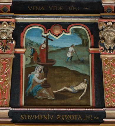 Zdjęcie nr 15: Balustrada ganku obiegająca ścianę zachodnią, północną i południową z malowanymi scenami Litanii Loretańskiej umieszczonymi w płycinach o różnorodnych kształtach, przeważnie stojącego prostokąta z modyfikacjami: o ściętych narożach, zamkniętych półkoliście, zamkniętych uszakami lub innych. Poszczególne osie wydzielone są pilastrami hermowymi, wspartymi na bazach i niskich cokołach. Podpory podtrzymują imposty zdobione rombami oraz niepełne belkowanie w postaci profilowanego gzymsu, wyłamanego na ich osi. Pod oraz ponad obrazami umieszczone są złocone napisy. Balustrada ujęta jest od dołu fantazyjnie wykrojonymi kartuszami, ozdobionymi kaboszonami i rautami. Struktura jest polichromowana na czarno, pilastry i detale na czerwono, ornamentyka i profilowania złocone oraz srebrzone. Poszczególne sceny opatrzone są napisami:

Na ścianie południowej, od lewej:
1.  „S. VIRGO VIRGINVM, OR(A PRO NOBIS)”, „PANNO NAD PANNAMI, MODL(SIĘ ZA NAMI)”
2. „MATTER VIVENTIVM, OR(A PRO NOBIS)”, „MATKO ŻYJĄCYCH, M(ÓDL SIĘ ZA NAMI)”
3. „MATER PVLCHRAE DILECTIONIS, OR(A PRO NOBIS)”, „MATKO JEZVSOWEJ MIŁOSCI, M(ÓDL SIĘ ZA NAMI)”
4. „MATER SANCTAE SPEI, OR(A PRO NOBIS)”, „MATKO S. NADZIEJI, M(ÓDL SIĘ ZA NAMI)”
5. „MATER HONORIFICATA, OR(A PRO NOBIS)”, „MATKO PRZESŁAWNA, M(ÓDL SIĘ ZA NAMI)”
6. „LIGNVUM VITAE, OR(A PRO NOBIS)”, „DRZEWO ŻYWOTA, M(ÓDL SIĘ ZA NAMI)”
7. „VENA VITAE, OR(A PRO NOBIS)”, „STRVMIENIV ŻYWOTA, M(ÓDL SIĘ ZA NAMI)”
8. „NAVIS INSTITORIS ETC, OR(A PRO NOBIS)”, „OKĘCIE CHLEB ŻŸWŸ NIOSACŸ, M(ÓDL SIĘ ZA NAMI)”
9. „FAVVS DISTILANS, OR(A PRO NOBIS)”, „SŁODKOŚCI PŁŸNACA, M(ÓDL SIĘ ZA NAMI)”
10. „FONS SIGNATVS, OR(A PRO NOBIS)”, „ZDROJV ZAPIECZĘTOWANY, M(ÓDL SIĘ ZA NAMI)”
11. „PVTEVS AQVARVM VIVENTIVM, OR(A PRO NOBIS)”, „STVDNICO WOD ŻŸWŸCH, M(ÓDL SIĘ ZA NAMI)”
12. „TORRENS MELLIS ET BVTYRI, OR(A PRO NOBIS)”, „POTOKV Z MIŁOSCIA CIEKACY: M(ÓDL SIĘ ZA NAMI)”
13. „DOMVS SAPIENTIAE, OR(A PRO NOBIS)”, „DOMIE MADROSCI, M(ÓDL SIĘ ZA NAMI)”
14. „SPECVLM SINE MACVLA, OR(A PRO NOBIS)”, „ZWIERCIADŁO BEZ ZMAZY, M(ÓDL SIĘ ZA NAMI)”

Na ścianie zachodniej, od lewej:
1. „THRONVS SALAMONIC, OR(A PRO NOBIS)”, „TRON SALOMONA, M(ÓDL SIĘ ZA NAMI)”
2. „MVLIER AMICTA SOLE, OR(A PRO NOBIS)”, „NIEWIASTA W SŁONCE ODZIANA, M(ÓDL SIĘ ZA NAMI)”
3. „PVLCHRA VT LVNA, OR(A PRO NOBIS)”, „PIEKNA JAK KSIEŻYC, M(ÓDL SIĘ ZA NAMI)”
4. „ELECTA VT SOL, OR(A PRO NOBIS)”, „WYBRANA JAK SŁOŃCE, M(ÓDL SIĘ ZA NAMI)”
5. „HONORIFICENTIA POPVLI NOSTRI, OR(A PRO NOBIS)”, „PRZEDMIOT CZCI NARODU NASZEGO”
6. „VIRGA MOYSIS, OR(A PRO NOBIS)”, „LASKA MOJŻESZOWA, M(ÓDL SIĘ ZA NAMI)”
7. „CIVITAS REFVGII, OR(A PRO NOBIS)”, „MIASTO UCIECZKI, M(ÓDL SIĘ ZA NAMI)”
8. „CLYPEVS OMNIB, IN TE SPERATIB, OR(A PRO NOBIS)”, „TARCZA WSZYSTKICH TOBIE UFAJ[ĄCY]M”
9. „TVRRIS EBVRNEA, OR(A PRO NOBIS)”, „WIEŻO Z KOSCI SŁONIOWEJ M(ÓDL SIĘ ZA NAMI)”

Na ścianie północnej, od lewej:
1. „TVRRIS DAVIDICA, OR(A PRO NOBIS)”, „WIEŻO DAWIDOWA, M(ÓDL SIĘ ZA NAMI)”
2. „PARADISVS VOLVPTATIS, OR(A PRO NOBIS)”, „RAJU ROZKOSZY, M(ÓDL SIĘ ZA NAMI)”
3. „DESIDERIVM COLLIVEM ETERNORV, OR(A PRO NOBIS)”, „PRAGNIENIE PAGÓRKÓW WIECZny do, M(ÓDL SIĘ ZA NAMI)”
4. „LILIVM INTER SPINAS, OR(A PRO NOBIS)”, „LILIA MIĘDZY CIERNIAMI” 
5. „RVBVS ARDENS INCONBVSTVS, OR(A PRO NOBIS)”, „KRZAK OGNISTY CIERNIowy, M(ÓDL SIĘ ZA NAMI)”
6. „THALAMVS SPONSI, OR(A PRO NOBIS)”, „KOMNATA OBLUBIEŃCÓW, M(ÓDL SIĘ ZA NAMI)”
7. „TABERNACVLVM FOEDERIS, OR(A PRO NOBIS)”, „NAMIOT PRZYMIERZA, M(ÓDL SIĘ ZA NAMI)”
8. „AVRORA CONSVRGENS, OR(A PRO NOBIS)”, „JUTRZENKA WSCHODZĄCA, M(ÓDL SIĘ ZA NAMI)”
9. „SANCTVARIVM DEI, OR(A PRO NOBIS)”, „SANKTUARIUM BOGA, M(ÓDL SIĘ ZA NAMI)”
10. „ARCA TESTAMENTI, OR(A PRO NOBIS)”, „ARKA PRZYMIERZA, M(ÓDL SIĘ ZA NAMI)”
11. „PROPITIATORIVM ALTISSIMI, OR(A PRO NOBIS)”, „PRZEBŁAGANIE PRZEDWIECZNEGO, M(ÓDL SIĘ ZA NAMI)”
12. „GLORIA IERVSALEM, OR(A PRO NOBIS)”, „CHWAŁA JERUSALEM, M(ÓDL SIĘ ZA NAMI)”
13. „SOLVM GLORIA DEI, OR(A PRO NOBIS)”, „TRON CHWAŁY BOŻEJ, M(ÓDL SIĘ ZA NAMI)”
14. „REGINA CAELI, OR(A PRO NOBIS)”, „KRÓLOWA NIEBA, M(ÓDL SIĘ ZA NAMI)”

