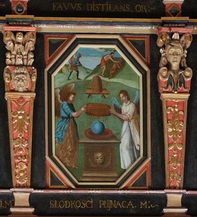 Zdjęcie nr 17: Balustrada ganku obiegająca ścianę zachodnią, północną i południową z malowanymi scenami Litanii Loretańskiej umieszczonymi w płycinach o różnorodnych kształtach, przeważnie stojącego prostokąta z modyfikacjami: o ściętych narożach, zamkniętych półkoliście, zamkniętych uszakami lub innych. Poszczególne osie wydzielone są pilastrami hermowymi, wspartymi na bazach i niskich cokołach. Podpory podtrzymują imposty zdobione rombami oraz niepełne belkowanie w postaci profilowanego gzymsu, wyłamanego na ich osi. Pod oraz ponad obrazami umieszczone są złocone napisy. Balustrada ujęta jest od dołu fantazyjnie wykrojonymi kartuszami, ozdobionymi kaboszonami i rautami. Struktura jest polichromowana na czarno, pilastry i detale na czerwono, ornamentyka i profilowania złocone oraz srebrzone. Poszczególne sceny opatrzone są napisami:

Na ścianie południowej, od lewej:
1.  „S. VIRGO VIRGINVM, OR(A PRO NOBIS)”, „PANNO NAD PANNAMI, MODL(SIĘ ZA NAMI)”
2. „MATTER VIVENTIVM, OR(A PRO NOBIS)”, „MATKO ŻYJĄCYCH, M(ÓDL SIĘ ZA NAMI)”
3. „MATER PVLCHRAE DILECTIONIS, OR(A PRO NOBIS)”, „MATKO JEZVSOWEJ MIŁOSCI, M(ÓDL SIĘ ZA NAMI)”
4. „MATER SANCTAE SPEI, OR(A PRO NOBIS)”, „MATKO S. NADZIEJI, M(ÓDL SIĘ ZA NAMI)”
5. „MATER HONORIFICATA, OR(A PRO NOBIS)”, „MATKO PRZESŁAWNA, M(ÓDL SIĘ ZA NAMI)”
6. „LIGNVUM VITAE, OR(A PRO NOBIS)”, „DRZEWO ŻYWOTA, M(ÓDL SIĘ ZA NAMI)”
7. „VENA VITAE, OR(A PRO NOBIS)”, „STRVMIENIV ŻYWOTA, M(ÓDL SIĘ ZA NAMI)”
8. „NAVIS INSTITORIS ETC, OR(A PRO NOBIS)”, „OKĘCIE CHLEB ŻŸWŸ NIOSACŸ, M(ÓDL SIĘ ZA NAMI)”
9. „FAVVS DISTILANS, OR(A PRO NOBIS)”, „SŁODKOŚCI PŁŸNACA, M(ÓDL SIĘ ZA NAMI)”
10. „FONS SIGNATVS, OR(A PRO NOBIS)”, „ZDROJV ZAPIECZĘTOWANY, M(ÓDL SIĘ ZA NAMI)”
11. „PVTEVS AQVARVM VIVENTIVM, OR(A PRO NOBIS)”, „STVDNICO WOD ŻŸWŸCH, M(ÓDL SIĘ ZA NAMI)”
12. „TORRENS MELLIS ET BVTYRI, OR(A PRO NOBIS)”, „POTOKV Z MIŁOSCIA CIEKACY: M(ÓDL SIĘ ZA NAMI)”
13. „DOMVS SAPIENTIAE, OR(A PRO NOBIS)”, „DOMIE MADROSCI, M(ÓDL SIĘ ZA NAMI)”
14. „SPECVLM SINE MACVLA, OR(A PRO NOBIS)”, „ZWIERCIADŁO BEZ ZMAZY, M(ÓDL SIĘ ZA NAMI)”

Na ścianie zachodniej, od lewej:
1. „THRONVS SALAMONIC, OR(A PRO NOBIS)”, „TRON SALOMONA, M(ÓDL SIĘ ZA NAMI)”
2. „MVLIER AMICTA SOLE, OR(A PRO NOBIS)”, „NIEWIASTA W SŁONCE ODZIANA, M(ÓDL SIĘ ZA NAMI)”
3. „PVLCHRA VT LVNA, OR(A PRO NOBIS)”, „PIEKNA JAK KSIEŻYC, M(ÓDL SIĘ ZA NAMI)”
4. „ELECTA VT SOL, OR(A PRO NOBIS)”, „WYBRANA JAK SŁOŃCE, M(ÓDL SIĘ ZA NAMI)”
5. „HONORIFICENTIA POPVLI NOSTRI, OR(A PRO NOBIS)”, „PRZEDMIOT CZCI NARODU NASZEGO”
6. „VIRGA MOYSIS, OR(A PRO NOBIS)”, „LASKA MOJŻESZOWA, M(ÓDL SIĘ ZA NAMI)”
7. „CIVITAS REFVGII, OR(A PRO NOBIS)”, „MIASTO UCIECZKI, M(ÓDL SIĘ ZA NAMI)”
8. „CLYPEVS OMNIB, IN TE SPERATIB, OR(A PRO NOBIS)”, „TARCZA WSZYSTKICH TOBIE UFAJ[ĄCY]M”
9. „TVRRIS EBVRNEA, OR(A PRO NOBIS)”, „WIEŻO Z KOSCI SŁONIOWEJ M(ÓDL SIĘ ZA NAMI)”

Na ścianie północnej, od lewej:
1. „TVRRIS DAVIDICA, OR(A PRO NOBIS)”, „WIEŻO DAWIDOWA, M(ÓDL SIĘ ZA NAMI)”
2. „PARADISVS VOLVPTATIS, OR(A PRO NOBIS)”, „RAJU ROZKOSZY, M(ÓDL SIĘ ZA NAMI)”
3. „DESIDERIVM COLLIVEM ETERNORV, OR(A PRO NOBIS)”, „PRAGNIENIE PAGÓRKÓW WIECZny do, M(ÓDL SIĘ ZA NAMI)”
4. „LILIVM INTER SPINAS, OR(A PRO NOBIS)”, „LILIA MIĘDZY CIERNIAMI” 
5. „RVBVS ARDENS INCONBVSTVS, OR(A PRO NOBIS)”, „KRZAK OGNISTY CIERNIowy, M(ÓDL SIĘ ZA NAMI)”
6. „THALAMVS SPONSI, OR(A PRO NOBIS)”, „KOMNATA OBLUBIEŃCÓW, M(ÓDL SIĘ ZA NAMI)”
7. „TABERNACVLVM FOEDERIS, OR(A PRO NOBIS)”, „NAMIOT PRZYMIERZA, M(ÓDL SIĘ ZA NAMI)”
8. „AVRORA CONSVRGENS, OR(A PRO NOBIS)”, „JUTRZENKA WSCHODZĄCA, M(ÓDL SIĘ ZA NAMI)”
9. „SANCTVARIVM DEI, OR(A PRO NOBIS)”, „SANKTUARIUM BOGA, M(ÓDL SIĘ ZA NAMI)”
10. „ARCA TESTAMENTI, OR(A PRO NOBIS)”, „ARKA PRZYMIERZA, M(ÓDL SIĘ ZA NAMI)”
11. „PROPITIATORIVM ALTISSIMI, OR(A PRO NOBIS)”, „PRZEBŁAGANIE PRZEDWIECZNEGO, M(ÓDL SIĘ ZA NAMI)”
12. „GLORIA IERVSALEM, OR(A PRO NOBIS)”, „CHWAŁA JERUSALEM, M(ÓDL SIĘ ZA NAMI)”
13. „SOLVM GLORIA DEI, OR(A PRO NOBIS)”, „TRON CHWAŁY BOŻEJ, M(ÓDL SIĘ ZA NAMI)”
14. „REGINA CAELI, OR(A PRO NOBIS)”, „KRÓLOWA NIEBA, M(ÓDL SIĘ ZA NAMI)”

