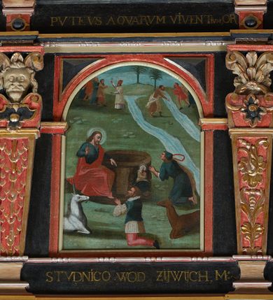 Zdjęcie nr 18: Balustrada ganku obiegająca ścianę zachodnią, północną i południową z malowanymi scenami Litanii Loretańskiej umieszczonymi w płycinach o różnorodnych kształtach, przeważnie stojącego prostokąta z modyfikacjami: o ściętych narożach, zamkniętych półkoliście, zamkniętych uszakami lub innych. Poszczególne osie wydzielone są pilastrami hermowymi, wspartymi na bazach i niskich cokołach. Podpory podtrzymują imposty zdobione rombami oraz niepełne belkowanie w postaci profilowanego gzymsu, wyłamanego na ich osi. Pod oraz ponad obrazami umieszczone są złocone napisy. Balustrada ujęta jest od dołu fantazyjnie wykrojonymi kartuszami, ozdobionymi kaboszonami i rautami. Struktura jest polichromowana na czarno, pilastry i detale na czerwono, ornamentyka i profilowania złocone oraz srebrzone. Poszczególne sceny opatrzone są napisami:

Na ścianie południowej, od lewej:
1.  „S. VIRGO VIRGINVM, OR(A PRO NOBIS)”, „PANNO NAD PANNAMI, MODL(SIĘ ZA NAMI)”
2. „MATTER VIVENTIVM, OR(A PRO NOBIS)”, „MATKO ŻYJĄCYCH, M(ÓDL SIĘ ZA NAMI)”
3. „MATER PVLCHRAE DILECTIONIS, OR(A PRO NOBIS)”, „MATKO JEZVSOWEJ MIŁOSCI, M(ÓDL SIĘ ZA NAMI)”
4. „MATER SANCTAE SPEI, OR(A PRO NOBIS)”, „MATKO S. NADZIEJI, M(ÓDL SIĘ ZA NAMI)”
5. „MATER HONORIFICATA, OR(A PRO NOBIS)”, „MATKO PRZESŁAWNA, M(ÓDL SIĘ ZA NAMI)”
6. „LIGNVUM VITAE, OR(A PRO NOBIS)”, „DRZEWO ŻYWOTA, M(ÓDL SIĘ ZA NAMI)”
7. „VENA VITAE, OR(A PRO NOBIS)”, „STRVMIENIV ŻYWOTA, M(ÓDL SIĘ ZA NAMI)”
8. „NAVIS INSTITORIS ETC, OR(A PRO NOBIS)”, „OKĘCIE CHLEB ŻŸWŸ NIOSACŸ, M(ÓDL SIĘ ZA NAMI)”
9. „FAVVS DISTILANS, OR(A PRO NOBIS)”, „SŁODKOŚCI PŁŸNACA, M(ÓDL SIĘ ZA NAMI)”
10. „FONS SIGNATVS, OR(A PRO NOBIS)”, „ZDROJV ZAPIECZĘTOWANY, M(ÓDL SIĘ ZA NAMI)”
11. „PVTEVS AQVARVM VIVENTIVM, OR(A PRO NOBIS)”, „STVDNICO WOD ŻŸWŸCH, M(ÓDL SIĘ ZA NAMI)”
12. „TORRENS MELLIS ET BVTYRI, OR(A PRO NOBIS)”, „POTOKV Z MIŁOSCIA CIEKACY: M(ÓDL SIĘ ZA NAMI)”
13. „DOMVS SAPIENTIAE, OR(A PRO NOBIS)”, „DOMIE MADROSCI, M(ÓDL SIĘ ZA NAMI)”
14. „SPECVLM SINE MACVLA, OR(A PRO NOBIS)”, „ZWIERCIADŁO BEZ ZMAZY, M(ÓDL SIĘ ZA NAMI)”

Na ścianie zachodniej, od lewej:
1. „THRONVS SALAMONIC, OR(A PRO NOBIS)”, „TRON SALOMONA, M(ÓDL SIĘ ZA NAMI)”
2. „MVLIER AMICTA SOLE, OR(A PRO NOBIS)”, „NIEWIASTA W SŁONCE ODZIANA, M(ÓDL SIĘ ZA NAMI)”
3. „PVLCHRA VT LVNA, OR(A PRO NOBIS)”, „PIEKNA JAK KSIEŻYC, M(ÓDL SIĘ ZA NAMI)”
4. „ELECTA VT SOL, OR(A PRO NOBIS)”, „WYBRANA JAK SŁOŃCE, M(ÓDL SIĘ ZA NAMI)”
5. „HONORIFICENTIA POPVLI NOSTRI, OR(A PRO NOBIS)”, „PRZEDMIOT CZCI NARODU NASZEGO”
6. „VIRGA MOYSIS, OR(A PRO NOBIS)”, „LASKA MOJŻESZOWA, M(ÓDL SIĘ ZA NAMI)”
7. „CIVITAS REFVGII, OR(A PRO NOBIS)”, „MIASTO UCIECZKI, M(ÓDL SIĘ ZA NAMI)”
8. „CLYPEVS OMNIB, IN TE SPERATIB, OR(A PRO NOBIS)”, „TARCZA WSZYSTKICH TOBIE UFAJ[ĄCY]M”
9. „TVRRIS EBVRNEA, OR(A PRO NOBIS)”, „WIEŻO Z KOSCI SŁONIOWEJ M(ÓDL SIĘ ZA NAMI)”

Na ścianie północnej, od lewej:
1. „TVRRIS DAVIDICA, OR(A PRO NOBIS)”, „WIEŻO DAWIDOWA, M(ÓDL SIĘ ZA NAMI)”
2. „PARADISVS VOLVPTATIS, OR(A PRO NOBIS)”, „RAJU ROZKOSZY, M(ÓDL SIĘ ZA NAMI)”
3. „DESIDERIVM COLLIVEM ETERNORV, OR(A PRO NOBIS)”, „PRAGNIENIE PAGÓRKÓW WIECZny do, M(ÓDL SIĘ ZA NAMI)”
4. „LILIVM INTER SPINAS, OR(A PRO NOBIS)”, „LILIA MIĘDZY CIERNIAMI” 
5. „RVBVS ARDENS INCONBVSTVS, OR(A PRO NOBIS)”, „KRZAK OGNISTY CIERNIowy, M(ÓDL SIĘ ZA NAMI)”
6. „THALAMVS SPONSI, OR(A PRO NOBIS)”, „KOMNATA OBLUBIEŃCÓW, M(ÓDL SIĘ ZA NAMI)”
7. „TABERNACVLVM FOEDERIS, OR(A PRO NOBIS)”, „NAMIOT PRZYMIERZA, M(ÓDL SIĘ ZA NAMI)”
8. „AVRORA CONSVRGENS, OR(A PRO NOBIS)”, „JUTRZENKA WSCHODZĄCA, M(ÓDL SIĘ ZA NAMI)”
9. „SANCTVARIVM DEI, OR(A PRO NOBIS)”, „SANKTUARIUM BOGA, M(ÓDL SIĘ ZA NAMI)”
10. „ARCA TESTAMENTI, OR(A PRO NOBIS)”, „ARKA PRZYMIERZA, M(ÓDL SIĘ ZA NAMI)”
11. „PROPITIATORIVM ALTISSIMI, OR(A PRO NOBIS)”, „PRZEBŁAGANIE PRZEDWIECZNEGO, M(ÓDL SIĘ ZA NAMI)”
12. „GLORIA IERVSALEM, OR(A PRO NOBIS)”, „CHWAŁA JERUSALEM, M(ÓDL SIĘ ZA NAMI)”
13. „SOLVM GLORIA DEI, OR(A PRO NOBIS)”, „TRON CHWAŁY BOŻEJ, M(ÓDL SIĘ ZA NAMI)”
14. „REGINA CAELI, OR(A PRO NOBIS)”, „KRÓLOWA NIEBA, M(ÓDL SIĘ ZA NAMI)”

