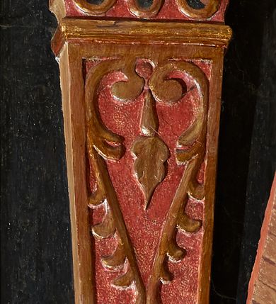 Zdjęcie nr 34: Balustrada ganku obiegająca ścianę zachodnią, północną i południową z malowanymi scenami Litanii Loretańskiej umieszczonymi w płycinach o różnorodnych kształtach, przeważnie stojącego prostokąta z modyfikacjami: o ściętych narożach, zamkniętych półkoliście, zamkniętych uszakami lub innych. Poszczególne osie wydzielone są pilastrami hermowymi, wspartymi na bazach i niskich cokołach. Podpory podtrzymują imposty zdobione rombami oraz niepełne belkowanie w postaci profilowanego gzymsu, wyłamanego na ich osi. Pod oraz ponad obrazami umieszczone są złocone napisy. Balustrada ujęta jest od dołu fantazyjnie wykrojonymi kartuszami, ozdobionymi kaboszonami i rautami. Struktura jest polichromowana na czarno, pilastry i detale na czerwono, ornamentyka i profilowania złocone oraz srebrzone. Poszczególne sceny opatrzone są napisami:

Na ścianie południowej, od lewej:
1.  „S. VIRGO VIRGINVM, OR(A PRO NOBIS)”, „PANNO NAD PANNAMI, MODL(SIĘ ZA NAMI)”
2. „MATTER VIVENTIVM, OR(A PRO NOBIS)”, „MATKO ŻYJĄCYCH, M(ÓDL SIĘ ZA NAMI)”
3. „MATER PVLCHRAE DILECTIONIS, OR(A PRO NOBIS)”, „MATKO JEZVSOWEJ MIŁOSCI, M(ÓDL SIĘ ZA NAMI)”
4. „MATER SANCTAE SPEI, OR(A PRO NOBIS)”, „MATKO S. NADZIEJI, M(ÓDL SIĘ ZA NAMI)”
5. „MATER HONORIFICATA, OR(A PRO NOBIS)”, „MATKO PRZESŁAWNA, M(ÓDL SIĘ ZA NAMI)”
6. „LIGNVUM VITAE, OR(A PRO NOBIS)”, „DRZEWO ŻYWOTA, M(ÓDL SIĘ ZA NAMI)”
7. „VENA VITAE, OR(A PRO NOBIS)”, „STRVMIENIV ŻYWOTA, M(ÓDL SIĘ ZA NAMI)”
8. „NAVIS INSTITORIS ETC, OR(A PRO NOBIS)”, „OKĘCIE CHLEB ŻŸWŸ NIOSACŸ, M(ÓDL SIĘ ZA NAMI)”
9. „FAVVS DISTILANS, OR(A PRO NOBIS)”, „SŁODKOŚCI PŁŸNACA, M(ÓDL SIĘ ZA NAMI)”
10. „FONS SIGNATVS, OR(A PRO NOBIS)”, „ZDROJV ZAPIECZĘTOWANY, M(ÓDL SIĘ ZA NAMI)”
11. „PVTEVS AQVARVM VIVENTIVM, OR(A PRO NOBIS)”, „STVDNICO WOD ŻŸWŸCH, M(ÓDL SIĘ ZA NAMI)”
12. „TORRENS MELLIS ET BVTYRI, OR(A PRO NOBIS)”, „POTOKV Z MIŁOSCIA CIEKACY: M(ÓDL SIĘ ZA NAMI)”
13. „DOMVS SAPIENTIAE, OR(A PRO NOBIS)”, „DOMIE MADROSCI, M(ÓDL SIĘ ZA NAMI)”
14. „SPECVLM SINE MACVLA, OR(A PRO NOBIS)”, „ZWIERCIADŁO BEZ ZMAZY, M(ÓDL SIĘ ZA NAMI)”

Na ścianie zachodniej, od lewej:
1. „THRONVS SALAMONIC, OR(A PRO NOBIS)”, „TRON SALOMONA, M(ÓDL SIĘ ZA NAMI)”
2. „MVLIER AMICTA SOLE, OR(A PRO NOBIS)”, „NIEWIASTA W SŁONCE ODZIANA, M(ÓDL SIĘ ZA NAMI)”
3. „PVLCHRA VT LVNA, OR(A PRO NOBIS)”, „PIEKNA JAK KSIEŻYC, M(ÓDL SIĘ ZA NAMI)”
4. „ELECTA VT SOL, OR(A PRO NOBIS)”, „WYBRANA JAK SŁOŃCE, M(ÓDL SIĘ ZA NAMI)”
5. „HONORIFICENTIA POPVLI NOSTRI, OR(A PRO NOBIS)”, „PRZEDMIOT CZCI NARODU NASZEGO”
6. „VIRGA MOYSIS, OR(A PRO NOBIS)”, „LASKA MOJŻESZOWA, M(ÓDL SIĘ ZA NAMI)”
7. „CIVITAS REFVGII, OR(A PRO NOBIS)”, „MIASTO UCIECZKI, M(ÓDL SIĘ ZA NAMI)”
8. „CLYPEVS OMNIB, IN TE SPERATIB, OR(A PRO NOBIS)”, „TARCZA WSZYSTKICH TOBIE UFAJ[ĄCY]M”
9. „TVRRIS EBVRNEA, OR(A PRO NOBIS)”, „WIEŻO Z KOSCI SŁONIOWEJ M(ÓDL SIĘ ZA NAMI)”

Na ścianie północnej, od lewej:
1. „TVRRIS DAVIDICA, OR(A PRO NOBIS)”, „WIEŻO DAWIDOWA, M(ÓDL SIĘ ZA NAMI)”
2. „PARADISVS VOLVPTATIS, OR(A PRO NOBIS)”, „RAJU ROZKOSZY, M(ÓDL SIĘ ZA NAMI)”
3. „DESIDERIVM COLLIVEM ETERNORV, OR(A PRO NOBIS)”, „PRAGNIENIE PAGÓRKÓW WIECZny do, M(ÓDL SIĘ ZA NAMI)”
4. „LILIVM INTER SPINAS, OR(A PRO NOBIS)”, „LILIA MIĘDZY CIERNIAMI” 
5. „RVBVS ARDENS INCONBVSTVS, OR(A PRO NOBIS)”, „KRZAK OGNISTY CIERNIowy, M(ÓDL SIĘ ZA NAMI)”
6. „THALAMVS SPONSI, OR(A PRO NOBIS)”, „KOMNATA OBLUBIEŃCÓW, M(ÓDL SIĘ ZA NAMI)”
7. „TABERNACVLVM FOEDERIS, OR(A PRO NOBIS)”, „NAMIOT PRZYMIERZA, M(ÓDL SIĘ ZA NAMI)”
8. „AVRORA CONSVRGENS, OR(A PRO NOBIS)”, „JUTRZENKA WSCHODZĄCA, M(ÓDL SIĘ ZA NAMI)”
9. „SANCTVARIVM DEI, OR(A PRO NOBIS)”, „SANKTUARIUM BOGA, M(ÓDL SIĘ ZA NAMI)”
10. „ARCA TESTAMENTI, OR(A PRO NOBIS)”, „ARKA PRZYMIERZA, M(ÓDL SIĘ ZA NAMI)”
11. „PROPITIATORIVM ALTISSIMI, OR(A PRO NOBIS)”, „PRZEBŁAGANIE PRZEDWIECZNEGO, M(ÓDL SIĘ ZA NAMI)”
12. „GLORIA IERVSALEM, OR(A PRO NOBIS)”, „CHWAŁA JERUSALEM, M(ÓDL SIĘ ZA NAMI)”
13. „SOLVM GLORIA DEI, OR(A PRO NOBIS)”, „TRON CHWAŁY BOŻEJ, M(ÓDL SIĘ ZA NAMI)”
14. „REGINA CAELI, OR(A PRO NOBIS)”, „KRÓLOWA NIEBA, M(ÓDL SIĘ ZA NAMI)”

