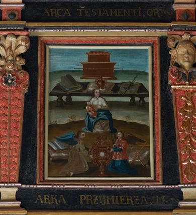 Zdjęcie nr 27: Balustrada ganku obiegająca ścianę zachodnią, północną i południową z malowanymi scenami Litanii Loretańskiej umieszczonymi w płycinach o różnorodnych kształtach, przeważnie stojącego prostokąta z modyfikacjami: o ściętych narożach, zamkniętych półkoliście, zamkniętych uszakami lub innych. Poszczególne osie wydzielone są pilastrami hermowymi, wspartymi na bazach i niskich cokołach. Podpory podtrzymują imposty zdobione rombami oraz niepełne belkowanie w postaci profilowanego gzymsu, wyłamanego na ich osi. Pod oraz ponad obrazami umieszczone są złocone napisy. Balustrada ujęta jest od dołu fantazyjnie wykrojonymi kartuszami, ozdobionymi kaboszonami i rautami. Struktura jest polichromowana na czarno, pilastry i detale na czerwono, ornamentyka i profilowania złocone oraz srebrzone. Poszczególne sceny opatrzone są napisami:

Na ścianie południowej, od lewej:
1.  „S. VIRGO VIRGINVM, OR(A PRO NOBIS)”, „PANNO NAD PANNAMI, MODL(SIĘ ZA NAMI)”
2. „MATTER VIVENTIVM, OR(A PRO NOBIS)”, „MATKO ŻYJĄCYCH, M(ÓDL SIĘ ZA NAMI)”
3. „MATER PVLCHRAE DILECTIONIS, OR(A PRO NOBIS)”, „MATKO JEZVSOWEJ MIŁOSCI, M(ÓDL SIĘ ZA NAMI)”
4. „MATER SANCTAE SPEI, OR(A PRO NOBIS)”, „MATKO S. NADZIEJI, M(ÓDL SIĘ ZA NAMI)”
5. „MATER HONORIFICATA, OR(A PRO NOBIS)”, „MATKO PRZESŁAWNA, M(ÓDL SIĘ ZA NAMI)”
6. „LIGNVUM VITAE, OR(A PRO NOBIS)”, „DRZEWO ŻYWOTA, M(ÓDL SIĘ ZA NAMI)”
7. „VENA VITAE, OR(A PRO NOBIS)”, „STRVMIENIV ŻYWOTA, M(ÓDL SIĘ ZA NAMI)”
8. „NAVIS INSTITORIS ETC, OR(A PRO NOBIS)”, „OKĘCIE CHLEB ŻŸWŸ NIOSACŸ, M(ÓDL SIĘ ZA NAMI)”
9. „FAVVS DISTILANS, OR(A PRO NOBIS)”, „SŁODKOŚCI PŁŸNACA, M(ÓDL SIĘ ZA NAMI)”
10. „FONS SIGNATVS, OR(A PRO NOBIS)”, „ZDROJV ZAPIECZĘTOWANY, M(ÓDL SIĘ ZA NAMI)”
11. „PVTEVS AQVARVM VIVENTIVM, OR(A PRO NOBIS)”, „STVDNICO WOD ŻŸWŸCH, M(ÓDL SIĘ ZA NAMI)”
12. „TORRENS MELLIS ET BVTYRI, OR(A PRO NOBIS)”, „POTOKV Z MIŁOSCIA CIEKACY: M(ÓDL SIĘ ZA NAMI)”
13. „DOMVS SAPIENTIAE, OR(A PRO NOBIS)”, „DOMIE MADROSCI, M(ÓDL SIĘ ZA NAMI)”
14. „SPECVLM SINE MACVLA, OR(A PRO NOBIS)”, „ZWIERCIADŁO BEZ ZMAZY, M(ÓDL SIĘ ZA NAMI)”

Na ścianie zachodniej, od lewej:
1. „THRONVS SALAMONIC, OR(A PRO NOBIS)”, „TRON SALOMONA, M(ÓDL SIĘ ZA NAMI)”
2. „MVLIER AMICTA SOLE, OR(A PRO NOBIS)”, „NIEWIASTA W SŁONCE ODZIANA, M(ÓDL SIĘ ZA NAMI)”
3. „PVLCHRA VT LVNA, OR(A PRO NOBIS)”, „PIEKNA JAK KSIEŻYC, M(ÓDL SIĘ ZA NAMI)”
4. „ELECTA VT SOL, OR(A PRO NOBIS)”, „WYBRANA JAK SŁOŃCE, M(ÓDL SIĘ ZA NAMI)”
5. „HONORIFICENTIA POPVLI NOSTRI, OR(A PRO NOBIS)”, „PRZEDMIOT CZCI NARODU NASZEGO”
6. „VIRGA MOYSIS, OR(A PRO NOBIS)”, „LASKA MOJŻESZOWA, M(ÓDL SIĘ ZA NAMI)”
7. „CIVITAS REFVGII, OR(A PRO NOBIS)”, „MIASTO UCIECZKI, M(ÓDL SIĘ ZA NAMI)”
8. „CLYPEVS OMNIB, IN TE SPERATIB, OR(A PRO NOBIS)”, „TARCZA WSZYSTKICH TOBIE UFAJ[ĄCY]M”
9. „TVRRIS EBVRNEA, OR(A PRO NOBIS)”, „WIEŻO Z KOSCI SŁONIOWEJ M(ÓDL SIĘ ZA NAMI)”

Na ścianie północnej, od lewej:
1. „TVRRIS DAVIDICA, OR(A PRO NOBIS)”, „WIEŻO DAWIDOWA, M(ÓDL SIĘ ZA NAMI)”
2. „PARADISVS VOLVPTATIS, OR(A PRO NOBIS)”, „RAJU ROZKOSZY, M(ÓDL SIĘ ZA NAMI)”
3. „DESIDERIVM COLLIVEM ETERNORV, OR(A PRO NOBIS)”, „PRAGNIENIE PAGÓRKÓW WIECZny do, M(ÓDL SIĘ ZA NAMI)”
4. „LILIVM INTER SPINAS, OR(A PRO NOBIS)”, „LILIA MIĘDZY CIERNIAMI” 
5. „RVBVS ARDENS INCONBVSTVS, OR(A PRO NOBIS)”, „KRZAK OGNISTY CIERNIowy, M(ÓDL SIĘ ZA NAMI)”
6. „THALAMVS SPONSI, OR(A PRO NOBIS)”, „KOMNATA OBLUBIEŃCÓW, M(ÓDL SIĘ ZA NAMI)”
7. „TABERNACVLVM FOEDERIS, OR(A PRO NOBIS)”, „NAMIOT PRZYMIERZA, M(ÓDL SIĘ ZA NAMI)”
8. „AVRORA CONSVRGENS, OR(A PRO NOBIS)”, „JUTRZENKA WSCHODZĄCA, M(ÓDL SIĘ ZA NAMI)”
9. „SANCTVARIVM DEI, OR(A PRO NOBIS)”, „SANKTUARIUM BOGA, M(ÓDL SIĘ ZA NAMI)”
10. „ARCA TESTAMENTI, OR(A PRO NOBIS)”, „ARKA PRZYMIERZA, M(ÓDL SIĘ ZA NAMI)”
11. „PROPITIATORIVM ALTISSIMI, OR(A PRO NOBIS)”, „PRZEBŁAGANIE PRZEDWIECZNEGO, M(ÓDL SIĘ ZA NAMI)”
12. „GLORIA IERVSALEM, OR(A PRO NOBIS)”, „CHWAŁA JERUSALEM, M(ÓDL SIĘ ZA NAMI)”
13. „SOLVM GLORIA DEI, OR(A PRO NOBIS)”, „TRON CHWAŁY BOŻEJ, M(ÓDL SIĘ ZA NAMI)”
14. „REGINA CAELI, OR(A PRO NOBIS)”, „KRÓLOWA NIEBA, M(ÓDL SIĘ ZA NAMI)”

