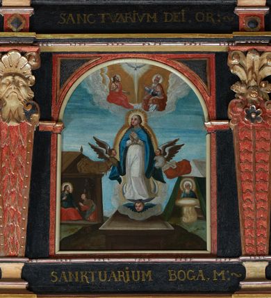 Zdjęcie nr 28: Balustrada ganku obiegająca ścianę zachodnią, północną i południową z malowanymi scenami Litanii Loretańskiej umieszczonymi w płycinach o różnorodnych kształtach, przeważnie stojącego prostokąta z modyfikacjami: o ściętych narożach, zamkniętych półkoliście, zamkniętych uszakami lub innych. Poszczególne osie wydzielone są pilastrami hermowymi, wspartymi na bazach i niskich cokołach. Podpory podtrzymują imposty zdobione rombami oraz niepełne belkowanie w postaci profilowanego gzymsu, wyłamanego na ich osi. Pod oraz ponad obrazami umieszczone są złocone napisy. Balustrada ujęta jest od dołu fantazyjnie wykrojonymi kartuszami, ozdobionymi kaboszonami i rautami. Struktura jest polichromowana na czarno, pilastry i detale na czerwono, ornamentyka i profilowania złocone oraz srebrzone. Poszczególne sceny opatrzone są napisami:

Na ścianie południowej, od lewej:
1.  „S. VIRGO VIRGINVM, OR(A PRO NOBIS)”, „PANNO NAD PANNAMI, MODL(SIĘ ZA NAMI)”
2. „MATTER VIVENTIVM, OR(A PRO NOBIS)”, „MATKO ŻYJĄCYCH, M(ÓDL SIĘ ZA NAMI)”
3. „MATER PVLCHRAE DILECTIONIS, OR(A PRO NOBIS)”, „MATKO JEZVSOWEJ MIŁOSCI, M(ÓDL SIĘ ZA NAMI)”
4. „MATER SANCTAE SPEI, OR(A PRO NOBIS)”, „MATKO S. NADZIEJI, M(ÓDL SIĘ ZA NAMI)”
5. „MATER HONORIFICATA, OR(A PRO NOBIS)”, „MATKO PRZESŁAWNA, M(ÓDL SIĘ ZA NAMI)”
6. „LIGNVUM VITAE, OR(A PRO NOBIS)”, „DRZEWO ŻYWOTA, M(ÓDL SIĘ ZA NAMI)”
7. „VENA VITAE, OR(A PRO NOBIS)”, „STRVMIENIV ŻYWOTA, M(ÓDL SIĘ ZA NAMI)”
8. „NAVIS INSTITORIS ETC, OR(A PRO NOBIS)”, „OKĘCIE CHLEB ŻŸWŸ NIOSACŸ, M(ÓDL SIĘ ZA NAMI)”
9. „FAVVS DISTILANS, OR(A PRO NOBIS)”, „SŁODKOŚCI PŁŸNACA, M(ÓDL SIĘ ZA NAMI)”
10. „FONS SIGNATVS, OR(A PRO NOBIS)”, „ZDROJV ZAPIECZĘTOWANY, M(ÓDL SIĘ ZA NAMI)”
11. „PVTEVS AQVARVM VIVENTIVM, OR(A PRO NOBIS)”, „STVDNICO WOD ŻŸWŸCH, M(ÓDL SIĘ ZA NAMI)”
12. „TORRENS MELLIS ET BVTYRI, OR(A PRO NOBIS)”, „POTOKV Z MIŁOSCIA CIEKACY: M(ÓDL SIĘ ZA NAMI)”
13. „DOMVS SAPIENTIAE, OR(A PRO NOBIS)”, „DOMIE MADROSCI, M(ÓDL SIĘ ZA NAMI)”
14. „SPECVLM SINE MACVLA, OR(A PRO NOBIS)”, „ZWIERCIADŁO BEZ ZMAZY, M(ÓDL SIĘ ZA NAMI)”

Na ścianie zachodniej, od lewej:
1. „THRONVS SALAMONIC, OR(A PRO NOBIS)”, „TRON SALOMONA, M(ÓDL SIĘ ZA NAMI)”
2. „MVLIER AMICTA SOLE, OR(A PRO NOBIS)”, „NIEWIASTA W SŁONCE ODZIANA, M(ÓDL SIĘ ZA NAMI)”
3. „PVLCHRA VT LVNA, OR(A PRO NOBIS)”, „PIEKNA JAK KSIEŻYC, M(ÓDL SIĘ ZA NAMI)”
4. „ELECTA VT SOL, OR(A PRO NOBIS)”, „WYBRANA JAK SŁOŃCE, M(ÓDL SIĘ ZA NAMI)”
5. „HONORIFICENTIA POPVLI NOSTRI, OR(A PRO NOBIS)”, „PRZEDMIOT CZCI NARODU NASZEGO”
6. „VIRGA MOYSIS, OR(A PRO NOBIS)”, „LASKA MOJŻESZOWA, M(ÓDL SIĘ ZA NAMI)”
7. „CIVITAS REFVGII, OR(A PRO NOBIS)”, „MIASTO UCIECZKI, M(ÓDL SIĘ ZA NAMI)”
8. „CLYPEVS OMNIB, IN TE SPERATIB, OR(A PRO NOBIS)”, „TARCZA WSZYSTKICH TOBIE UFAJ[ĄCY]M”
9. „TVRRIS EBVRNEA, OR(A PRO NOBIS)”, „WIEŻO Z KOSCI SŁONIOWEJ M(ÓDL SIĘ ZA NAMI)”

Na ścianie północnej, od lewej:
1. „TVRRIS DAVIDICA, OR(A PRO NOBIS)”, „WIEŻO DAWIDOWA, M(ÓDL SIĘ ZA NAMI)”
2. „PARADISVS VOLVPTATIS, OR(A PRO NOBIS)”, „RAJU ROZKOSZY, M(ÓDL SIĘ ZA NAMI)”
3. „DESIDERIVM COLLIVEM ETERNORV, OR(A PRO NOBIS)”, „PRAGNIENIE PAGÓRKÓW WIECZny do, M(ÓDL SIĘ ZA NAMI)”
4. „LILIVM INTER SPINAS, OR(A PRO NOBIS)”, „LILIA MIĘDZY CIERNIAMI” 
5. „RVBVS ARDENS INCONBVSTVS, OR(A PRO NOBIS)”, „KRZAK OGNISTY CIERNIowy, M(ÓDL SIĘ ZA NAMI)”
6. „THALAMVS SPONSI, OR(A PRO NOBIS)”, „KOMNATA OBLUBIEŃCÓW, M(ÓDL SIĘ ZA NAMI)”
7. „TABERNACVLVM FOEDERIS, OR(A PRO NOBIS)”, „NAMIOT PRZYMIERZA, M(ÓDL SIĘ ZA NAMI)”
8. „AVRORA CONSVRGENS, OR(A PRO NOBIS)”, „JUTRZENKA WSCHODZĄCA, M(ÓDL SIĘ ZA NAMI)”
9. „SANCTVARIVM DEI, OR(A PRO NOBIS)”, „SANKTUARIUM BOGA, M(ÓDL SIĘ ZA NAMI)”
10. „ARCA TESTAMENTI, OR(A PRO NOBIS)”, „ARKA PRZYMIERZA, M(ÓDL SIĘ ZA NAMI)”
11. „PROPITIATORIVM ALTISSIMI, OR(A PRO NOBIS)”, „PRZEBŁAGANIE PRZEDWIECZNEGO, M(ÓDL SIĘ ZA NAMI)”
12. „GLORIA IERVSALEM, OR(A PRO NOBIS)”, „CHWAŁA JERUSALEM, M(ÓDL SIĘ ZA NAMI)”
13. „SOLVM GLORIA DEI, OR(A PRO NOBIS)”, „TRON CHWAŁY BOŻEJ, M(ÓDL SIĘ ZA NAMI)”
14. „REGINA CAELI, OR(A PRO NOBIS)”, „KRÓLOWA NIEBA, M(ÓDL SIĘ ZA NAMI)”

