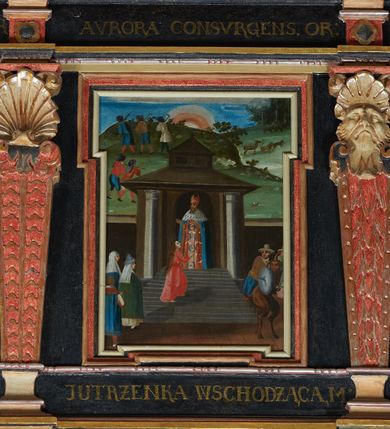 Zdjęcie nr 29: Balustrada ganku obiegająca ścianę zachodnią, północną i południową z malowanymi scenami Litanii Loretańskiej umieszczonymi w płycinach o różnorodnych kształtach, przeważnie stojącego prostokąta z modyfikacjami: o ściętych narożach, zamkniętych półkoliście, zamkniętych uszakami lub innych. Poszczególne osie wydzielone są pilastrami hermowymi, wspartymi na bazach i niskich cokołach. Podpory podtrzymują imposty zdobione rombami oraz niepełne belkowanie w postaci profilowanego gzymsu, wyłamanego na ich osi. Pod oraz ponad obrazami umieszczone są złocone napisy. Balustrada ujęta jest od dołu fantazyjnie wykrojonymi kartuszami, ozdobionymi kaboszonami i rautami. Struktura jest polichromowana na czarno, pilastry i detale na czerwono, ornamentyka i profilowania złocone oraz srebrzone. Poszczególne sceny opatrzone są napisami:

Na ścianie południowej, od lewej:
1.  „S. VIRGO VIRGINVM, OR(A PRO NOBIS)”, „PANNO NAD PANNAMI, MODL(SIĘ ZA NAMI)”
2. „MATTER VIVENTIVM, OR(A PRO NOBIS)”, „MATKO ŻYJĄCYCH, M(ÓDL SIĘ ZA NAMI)”
3. „MATER PVLCHRAE DILECTIONIS, OR(A PRO NOBIS)”, „MATKO JEZVSOWEJ MIŁOSCI, M(ÓDL SIĘ ZA NAMI)”
4. „MATER SANCTAE SPEI, OR(A PRO NOBIS)”, „MATKO S. NADZIEJI, M(ÓDL SIĘ ZA NAMI)”
5. „MATER HONORIFICATA, OR(A PRO NOBIS)”, „MATKO PRZESŁAWNA, M(ÓDL SIĘ ZA NAMI)”
6. „LIGNVUM VITAE, OR(A PRO NOBIS)”, „DRZEWO ŻYWOTA, M(ÓDL SIĘ ZA NAMI)”
7. „VENA VITAE, OR(A PRO NOBIS)”, „STRVMIENIV ŻYWOTA, M(ÓDL SIĘ ZA NAMI)”
8. „NAVIS INSTITORIS ETC, OR(A PRO NOBIS)”, „OKĘCIE CHLEB ŻŸWŸ NIOSACŸ, M(ÓDL SIĘ ZA NAMI)”
9. „FAVVS DISTILANS, OR(A PRO NOBIS)”, „SŁODKOŚCI PŁŸNACA, M(ÓDL SIĘ ZA NAMI)”
10. „FONS SIGNATVS, OR(A PRO NOBIS)”, „ZDROJV ZAPIECZĘTOWANY, M(ÓDL SIĘ ZA NAMI)”
11. „PVTEVS AQVARVM VIVENTIVM, OR(A PRO NOBIS)”, „STVDNICO WOD ŻŸWŸCH, M(ÓDL SIĘ ZA NAMI)”
12. „TORRENS MELLIS ET BVTYRI, OR(A PRO NOBIS)”, „POTOKV Z MIŁOSCIA CIEKACY: M(ÓDL SIĘ ZA NAMI)”
13. „DOMVS SAPIENTIAE, OR(A PRO NOBIS)”, „DOMIE MADROSCI, M(ÓDL SIĘ ZA NAMI)”
14. „SPECVLM SINE MACVLA, OR(A PRO NOBIS)”, „ZWIERCIADŁO BEZ ZMAZY, M(ÓDL SIĘ ZA NAMI)”

Na ścianie zachodniej, od lewej:
1. „THRONVS SALAMONIC, OR(A PRO NOBIS)”, „TRON SALOMONA, M(ÓDL SIĘ ZA NAMI)”
2. „MVLIER AMICTA SOLE, OR(A PRO NOBIS)”, „NIEWIASTA W SŁONCE ODZIANA, M(ÓDL SIĘ ZA NAMI)”
3. „PVLCHRA VT LVNA, OR(A PRO NOBIS)”, „PIEKNA JAK KSIEŻYC, M(ÓDL SIĘ ZA NAMI)”
4. „ELECTA VT SOL, OR(A PRO NOBIS)”, „WYBRANA JAK SŁOŃCE, M(ÓDL SIĘ ZA NAMI)”
5. „HONORIFICENTIA POPVLI NOSTRI, OR(A PRO NOBIS)”, „PRZEDMIOT CZCI NARODU NASZEGO”
6. „VIRGA MOYSIS, OR(A PRO NOBIS)”, „LASKA MOJŻESZOWA, M(ÓDL SIĘ ZA NAMI)”
7. „CIVITAS REFVGII, OR(A PRO NOBIS)”, „MIASTO UCIECZKI, M(ÓDL SIĘ ZA NAMI)”
8. „CLYPEVS OMNIB, IN TE SPERATIB, OR(A PRO NOBIS)”, „TARCZA WSZYSTKICH TOBIE UFAJ[ĄCY]M”
9. „TVRRIS EBVRNEA, OR(A PRO NOBIS)”, „WIEŻO Z KOSCI SŁONIOWEJ M(ÓDL SIĘ ZA NAMI)”

Na ścianie północnej, od lewej:
1. „TVRRIS DAVIDICA, OR(A PRO NOBIS)”, „WIEŻO DAWIDOWA, M(ÓDL SIĘ ZA NAMI)”
2. „PARADISVS VOLVPTATIS, OR(A PRO NOBIS)”, „RAJU ROZKOSZY, M(ÓDL SIĘ ZA NAMI)”
3. „DESIDERIVM COLLIVEM ETERNORV, OR(A PRO NOBIS)”, „PRAGNIENIE PAGÓRKÓW WIECZny do, M(ÓDL SIĘ ZA NAMI)”
4. „LILIVM INTER SPINAS, OR(A PRO NOBIS)”, „LILIA MIĘDZY CIERNIAMI” 
5. „RVBVS ARDENS INCONBVSTVS, OR(A PRO NOBIS)”, „KRZAK OGNISTY CIERNIowy, M(ÓDL SIĘ ZA NAMI)”
6. „THALAMVS SPONSI, OR(A PRO NOBIS)”, „KOMNATA OBLUBIEŃCÓW, M(ÓDL SIĘ ZA NAMI)”
7. „TABERNACVLVM FOEDERIS, OR(A PRO NOBIS)”, „NAMIOT PRZYMIERZA, M(ÓDL SIĘ ZA NAMI)”
8. „AVRORA CONSVRGENS, OR(A PRO NOBIS)”, „JUTRZENKA WSCHODZĄCA, M(ÓDL SIĘ ZA NAMI)”
9. „SANCTVARIVM DEI, OR(A PRO NOBIS)”, „SANKTUARIUM BOGA, M(ÓDL SIĘ ZA NAMI)”
10. „ARCA TESTAMENTI, OR(A PRO NOBIS)”, „ARKA PRZYMIERZA, M(ÓDL SIĘ ZA NAMI)”
11. „PROPITIATORIVM ALTISSIMI, OR(A PRO NOBIS)”, „PRZEBŁAGANIE PRZEDWIECZNEGO, M(ÓDL SIĘ ZA NAMI)”
12. „GLORIA IERVSALEM, OR(A PRO NOBIS)”, „CHWAŁA JERUSALEM, M(ÓDL SIĘ ZA NAMI)”
13. „SOLVM GLORIA DEI, OR(A PRO NOBIS)”, „TRON CHWAŁY BOŻEJ, M(ÓDL SIĘ ZA NAMI)”
14. „REGINA CAELI, OR(A PRO NOBIS)”, „KRÓLOWA NIEBA, M(ÓDL SIĘ ZA NAMI)”

