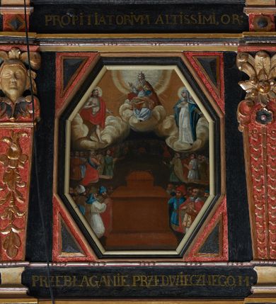 Zdjęcie nr 26: Balustrada ganku obiegająca ścianę zachodnią, północną i południową z malowanymi scenami Litanii Loretańskiej umieszczonymi w płycinach o różnorodnych kształtach, przeważnie stojącego prostokąta z modyfikacjami: o ściętych narożach, zamkniętych półkoliście, zamkniętych uszakami lub innych. Poszczególne osie wydzielone są pilastrami hermowymi, wspartymi na bazach i niskich cokołach. Podpory podtrzymują imposty zdobione rombami oraz niepełne belkowanie w postaci profilowanego gzymsu, wyłamanego na ich osi. Pod oraz ponad obrazami umieszczone są złocone napisy. Balustrada ujęta jest od dołu fantazyjnie wykrojonymi kartuszami, ozdobionymi kaboszonami i rautami. Struktura jest polichromowana na czarno, pilastry i detale na czerwono, ornamentyka i profilowania złocone oraz srebrzone. Poszczególne sceny opatrzone są napisami:

Na ścianie południowej, od lewej:
1.  „S. VIRGO VIRGINVM, OR(A PRO NOBIS)”, „PANNO NAD PANNAMI, MODL(SIĘ ZA NAMI)”
2. „MATTER VIVENTIVM, OR(A PRO NOBIS)”, „MATKO ŻYJĄCYCH, M(ÓDL SIĘ ZA NAMI)”
3. „MATER PVLCHRAE DILECTIONIS, OR(A PRO NOBIS)”, „MATKO JEZVSOWEJ MIŁOSCI, M(ÓDL SIĘ ZA NAMI)”
4. „MATER SANCTAE SPEI, OR(A PRO NOBIS)”, „MATKO S. NADZIEJI, M(ÓDL SIĘ ZA NAMI)”
5. „MATER HONORIFICATA, OR(A PRO NOBIS)”, „MATKO PRZESŁAWNA, M(ÓDL SIĘ ZA NAMI)”
6. „LIGNVUM VITAE, OR(A PRO NOBIS)”, „DRZEWO ŻYWOTA, M(ÓDL SIĘ ZA NAMI)”
7. „VENA VITAE, OR(A PRO NOBIS)”, „STRVMIENIV ŻYWOTA, M(ÓDL SIĘ ZA NAMI)”
8. „NAVIS INSTITORIS ETC, OR(A PRO NOBIS)”, „OKĘCIE CHLEB ŻŸWŸ NIOSACŸ, M(ÓDL SIĘ ZA NAMI)”
9. „FAVVS DISTILANS, OR(A PRO NOBIS)”, „SŁODKOŚCI PŁŸNACA, M(ÓDL SIĘ ZA NAMI)”
10. „FONS SIGNATVS, OR(A PRO NOBIS)”, „ZDROJV ZAPIECZĘTOWANY, M(ÓDL SIĘ ZA NAMI)”
11. „PVTEVS AQVARVM VIVENTIVM, OR(A PRO NOBIS)”, „STVDNICO WOD ŻŸWŸCH, M(ÓDL SIĘ ZA NAMI)”
12. „TORRENS MELLIS ET BVTYRI, OR(A PRO NOBIS)”, „POTOKV Z MIŁOSCIA CIEKACY: M(ÓDL SIĘ ZA NAMI)”
13. „DOMVS SAPIENTIAE, OR(A PRO NOBIS)”, „DOMIE MADROSCI, M(ÓDL SIĘ ZA NAMI)”
14. „SPECVLM SINE MACVLA, OR(A PRO NOBIS)”, „ZWIERCIADŁO BEZ ZMAZY, M(ÓDL SIĘ ZA NAMI)”

Na ścianie zachodniej, od lewej:
1. „THRONVS SALAMONIC, OR(A PRO NOBIS)”, „TRON SALOMONA, M(ÓDL SIĘ ZA NAMI)”
2. „MVLIER AMICTA SOLE, OR(A PRO NOBIS)”, „NIEWIASTA W SŁONCE ODZIANA, M(ÓDL SIĘ ZA NAMI)”
3. „PVLCHRA VT LVNA, OR(A PRO NOBIS)”, „PIEKNA JAK KSIEŻYC, M(ÓDL SIĘ ZA NAMI)”
4. „ELECTA VT SOL, OR(A PRO NOBIS)”, „WYBRANA JAK SŁOŃCE, M(ÓDL SIĘ ZA NAMI)”
5. „HONORIFICENTIA POPVLI NOSTRI, OR(A PRO NOBIS)”, „PRZEDMIOT CZCI NARODU NASZEGO”
6. „VIRGA MOYSIS, OR(A PRO NOBIS)”, „LASKA MOJŻESZOWA, M(ÓDL SIĘ ZA NAMI)”
7. „CIVITAS REFVGII, OR(A PRO NOBIS)”, „MIASTO UCIECZKI, M(ÓDL SIĘ ZA NAMI)”
8. „CLYPEVS OMNIB, IN TE SPERATIB, OR(A PRO NOBIS)”, „TARCZA WSZYSTKICH TOBIE UFAJ[ĄCY]M”
9. „TVRRIS EBVRNEA, OR(A PRO NOBIS)”, „WIEŻO Z KOSCI SŁONIOWEJ M(ÓDL SIĘ ZA NAMI)”

Na ścianie północnej, od lewej:
1. „TVRRIS DAVIDICA, OR(A PRO NOBIS)”, „WIEŻO DAWIDOWA, M(ÓDL SIĘ ZA NAMI)”
2. „PARADISVS VOLVPTATIS, OR(A PRO NOBIS)”, „RAJU ROZKOSZY, M(ÓDL SIĘ ZA NAMI)”
3. „DESIDERIVM COLLIVEM ETERNORV, OR(A PRO NOBIS)”, „PRAGNIENIE PAGÓRKÓW WIECZny do, M(ÓDL SIĘ ZA NAMI)”
4. „LILIVM INTER SPINAS, OR(A PRO NOBIS)”, „LILIA MIĘDZY CIERNIAMI” 
5. „RVBVS ARDENS INCONBVSTVS, OR(A PRO NOBIS)”, „KRZAK OGNISTY CIERNIowy, M(ÓDL SIĘ ZA NAMI)”
6. „THALAMVS SPONSI, OR(A PRO NOBIS)”, „KOMNATA OBLUBIEŃCÓW, M(ÓDL SIĘ ZA NAMI)”
7. „TABERNACVLVM FOEDERIS, OR(A PRO NOBIS)”, „NAMIOT PRZYMIERZA, M(ÓDL SIĘ ZA NAMI)”
8. „AVRORA CONSVRGENS, OR(A PRO NOBIS)”, „JUTRZENKA WSCHODZĄCA, M(ÓDL SIĘ ZA NAMI)”
9. „SANCTVARIVM DEI, OR(A PRO NOBIS)”, „SANKTUARIUM BOGA, M(ÓDL SIĘ ZA NAMI)”
10. „ARCA TESTAMENTI, OR(A PRO NOBIS)”, „ARKA PRZYMIERZA, M(ÓDL SIĘ ZA NAMI)”
11. „PROPITIATORIVM ALTISSIMI, OR(A PRO NOBIS)”, „PRZEBŁAGANIE PRZEDWIECZNEGO, M(ÓDL SIĘ ZA NAMI)”
12. „GLORIA IERVSALEM, OR(A PRO NOBIS)”, „CHWAŁA JERUSALEM, M(ÓDL SIĘ ZA NAMI)”
13. „SOLVM GLORIA DEI, OR(A PRO NOBIS)”, „TRON CHWAŁY BOŻEJ, M(ÓDL SIĘ ZA NAMI)”
14. „REGINA CAELI, OR(A PRO NOBIS)”, „KRÓLOWA NIEBA, M(ÓDL SIĘ ZA NAMI)”

