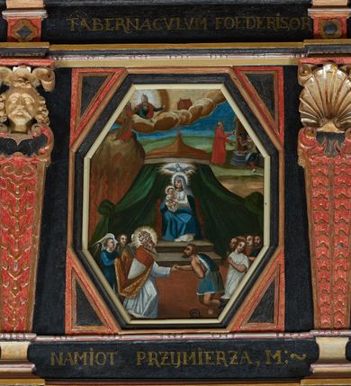 Zdjęcie nr 30: Balustrada ganku obiegająca ścianę zachodnią, północną i południową z malowanymi scenami Litanii Loretańskiej umieszczonymi w płycinach o różnorodnych kształtach, przeważnie stojącego prostokąta z modyfikacjami: o ściętych narożach, zamkniętych półkoliście, zamkniętych uszakami lub innych. Poszczególne osie wydzielone są pilastrami hermowymi, wspartymi na bazach i niskich cokołach. Podpory podtrzymują imposty zdobione rombami oraz niepełne belkowanie w postaci profilowanego gzymsu, wyłamanego na ich osi. Pod oraz ponad obrazami umieszczone są złocone napisy. Balustrada ujęta jest od dołu fantazyjnie wykrojonymi kartuszami, ozdobionymi kaboszonami i rautami. Struktura jest polichromowana na czarno, pilastry i detale na czerwono, ornamentyka i profilowania złocone oraz srebrzone. Poszczególne sceny opatrzone są napisami:

Na ścianie południowej, od lewej:
1.  „S. VIRGO VIRGINVM, OR(A PRO NOBIS)”, „PANNO NAD PANNAMI, MODL(SIĘ ZA NAMI)”
2. „MATTER VIVENTIVM, OR(A PRO NOBIS)”, „MATKO ŻYJĄCYCH, M(ÓDL SIĘ ZA NAMI)”
3. „MATER PVLCHRAE DILECTIONIS, OR(A PRO NOBIS)”, „MATKO JEZVSOWEJ MIŁOSCI, M(ÓDL SIĘ ZA NAMI)”
4. „MATER SANCTAE SPEI, OR(A PRO NOBIS)”, „MATKO S. NADZIEJI, M(ÓDL SIĘ ZA NAMI)”
5. „MATER HONORIFICATA, OR(A PRO NOBIS)”, „MATKO PRZESŁAWNA, M(ÓDL SIĘ ZA NAMI)”
6. „LIGNVUM VITAE, OR(A PRO NOBIS)”, „DRZEWO ŻYWOTA, M(ÓDL SIĘ ZA NAMI)”
7. „VENA VITAE, OR(A PRO NOBIS)”, „STRVMIENIV ŻYWOTA, M(ÓDL SIĘ ZA NAMI)”
8. „NAVIS INSTITORIS ETC, OR(A PRO NOBIS)”, „OKĘCIE CHLEB ŻŸWŸ NIOSACŸ, M(ÓDL SIĘ ZA NAMI)”
9. „FAVVS DISTILANS, OR(A PRO NOBIS)”, „SŁODKOŚCI PŁŸNACA, M(ÓDL SIĘ ZA NAMI)”
10. „FONS SIGNATVS, OR(A PRO NOBIS)”, „ZDROJV ZAPIECZĘTOWANY, M(ÓDL SIĘ ZA NAMI)”
11. „PVTEVS AQVARVM VIVENTIVM, OR(A PRO NOBIS)”, „STVDNICO WOD ŻŸWŸCH, M(ÓDL SIĘ ZA NAMI)”
12. „TORRENS MELLIS ET BVTYRI, OR(A PRO NOBIS)”, „POTOKV Z MIŁOSCIA CIEKACY: M(ÓDL SIĘ ZA NAMI)”
13. „DOMVS SAPIENTIAE, OR(A PRO NOBIS)”, „DOMIE MADROSCI, M(ÓDL SIĘ ZA NAMI)”
14. „SPECVLM SINE MACVLA, OR(A PRO NOBIS)”, „ZWIERCIADŁO BEZ ZMAZY, M(ÓDL SIĘ ZA NAMI)”

Na ścianie zachodniej, od lewej:
1. „THRONVS SALAMONIC, OR(A PRO NOBIS)”, „TRON SALOMONA, M(ÓDL SIĘ ZA NAMI)”
2. „MVLIER AMICTA SOLE, OR(A PRO NOBIS)”, „NIEWIASTA W SŁONCE ODZIANA, M(ÓDL SIĘ ZA NAMI)”
3. „PVLCHRA VT LVNA, OR(A PRO NOBIS)”, „PIEKNA JAK KSIEŻYC, M(ÓDL SIĘ ZA NAMI)”
4. „ELECTA VT SOL, OR(A PRO NOBIS)”, „WYBRANA JAK SŁOŃCE, M(ÓDL SIĘ ZA NAMI)”
5. „HONORIFICENTIA POPVLI NOSTRI, OR(A PRO NOBIS)”, „PRZEDMIOT CZCI NARODU NASZEGO”
6. „VIRGA MOYSIS, OR(A PRO NOBIS)”, „LASKA MOJŻESZOWA, M(ÓDL SIĘ ZA NAMI)”
7. „CIVITAS REFVGII, OR(A PRO NOBIS)”, „MIASTO UCIECZKI, M(ÓDL SIĘ ZA NAMI)”
8. „CLYPEVS OMNIB, IN TE SPERATIB, OR(A PRO NOBIS)”, „TARCZA WSZYSTKICH TOBIE UFAJ[ĄCY]M”
9. „TVRRIS EBVRNEA, OR(A PRO NOBIS)”, „WIEŻO Z KOSCI SŁONIOWEJ M(ÓDL SIĘ ZA NAMI)”

Na ścianie północnej, od lewej:
1. „TVRRIS DAVIDICA, OR(A PRO NOBIS)”, „WIEŻO DAWIDOWA, M(ÓDL SIĘ ZA NAMI)”
2. „PARADISVS VOLVPTATIS, OR(A PRO NOBIS)”, „RAJU ROZKOSZY, M(ÓDL SIĘ ZA NAMI)”
3. „DESIDERIVM COLLIVEM ETERNORV, OR(A PRO NOBIS)”, „PRAGNIENIE PAGÓRKÓW WIECZny do, M(ÓDL SIĘ ZA NAMI)”
4. „LILIVM INTER SPINAS, OR(A PRO NOBIS)”, „LILIA MIĘDZY CIERNIAMI” 
5. „RVBVS ARDENS INCONBVSTVS, OR(A PRO NOBIS)”, „KRZAK OGNISTY CIERNIowy, M(ÓDL SIĘ ZA NAMI)”
6. „THALAMVS SPONSI, OR(A PRO NOBIS)”, „KOMNATA OBLUBIEŃCÓW, M(ÓDL SIĘ ZA NAMI)”
7. „TABERNACVLVM FOEDERIS, OR(A PRO NOBIS)”, „NAMIOT PRZYMIERZA, M(ÓDL SIĘ ZA NAMI)”
8. „AVRORA CONSVRGENS, OR(A PRO NOBIS)”, „JUTRZENKA WSCHODZĄCA, M(ÓDL SIĘ ZA NAMI)”
9. „SANCTVARIVM DEI, OR(A PRO NOBIS)”, „SANKTUARIUM BOGA, M(ÓDL SIĘ ZA NAMI)”
10. „ARCA TESTAMENTI, OR(A PRO NOBIS)”, „ARKA PRZYMIERZA, M(ÓDL SIĘ ZA NAMI)”
11. „PROPITIATORIVM ALTISSIMI, OR(A PRO NOBIS)”, „PRZEBŁAGANIE PRZEDWIECZNEGO, M(ÓDL SIĘ ZA NAMI)”
12. „GLORIA IERVSALEM, OR(A PRO NOBIS)”, „CHWAŁA JERUSALEM, M(ÓDL SIĘ ZA NAMI)”
13. „SOLVM GLORIA DEI, OR(A PRO NOBIS)”, „TRON CHWAŁY BOŻEJ, M(ÓDL SIĘ ZA NAMI)”
14. „REGINA CAELI, OR(A PRO NOBIS)”, „KRÓLOWA NIEBA, M(ÓDL SIĘ ZA NAMI)”

