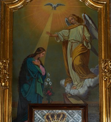 Zdjęcie nr 8: Nastawa ołtarzowa architektoniczna, jednoosiowa, jednokondygnacyjna ze zwieńczeniem. Mensa drewniana o profilowanej krawędzi. Ołtarz  sarkofagowy, na profilowanym cokole; na froncie intarsjowany wzór geometryczny. Kondygnacja ustawiona na cokole, ujęta parą zdwojonych filarów o kapitelach kompozytowych. Podpory dźwigają pełne belkowanie, wyłamane na ich osi, o wklęsło-wypukłym fryzie i silnie wysuniętym gzymsie oraz przerwany wolutowy przyczółek. W polu środkowym profilowana rama w formie stojącego prostokąta zamkniętego łukiem segmentowym nadwieszonym z uskokiem, z obrazem „Zwiastowanie”. Przed filarami, na wklęsło-wypukłych postumentach dwie figury niezidentyfikowanych świętych. Zwieńczenie w formie leżącego prostokąta ujętego spływami wolutowymi, zamkniętego falistym gzymsem przechodzącym w zwrócone przeciwstawnie woluty. W polu rama o fantazyjnej formie zbliżonej do trójkąta z obrazem „Nawiedzenie św. Elżbiety”. Trzony filarów dekorowane kampanulami. W polu środkowym w przyłuczach ornament rocaille'owy. Rama obrazu na dłuższych bokach zdobiona rocaille'm. Nad polem środkowym na belkowaniu rocaille'owy kartusz z napisem w polu „Ave Maria gratia / Plena Dominus tecum / Luea. Ʌ”. W partii fryzu, na osiach podpór z trzech stron rozety. Struktura w całości laserunkowa, srebrzona, marmoryzowana; ornamentyka i profile złocone.