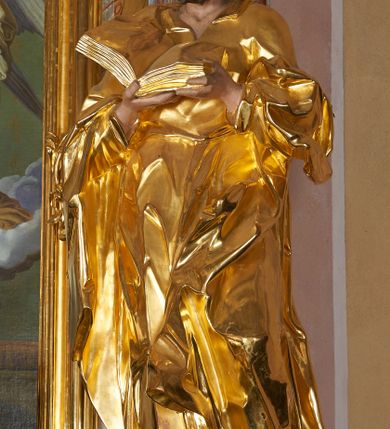 Zdjęcie nr 4: Nastawa ołtarzowa architektoniczna, jednoosiowa, jednokondygnacyjna ze zwieńczeniem. Mensa drewniana o profilowanej krawędzi. Ołtarz  sarkofagowy, na profilowanym cokole; na froncie intarsjowany wzór geometryczny. Kondygnacja ustawiona na cokole, ujęta parą zdwojonych filarów o kapitelach kompozytowych. Podpory dźwigają pełne belkowanie, wyłamane na ich osi, o wklęsło-wypukłym fryzie i silnie wysuniętym gzymsie oraz przerwany wolutowy przyczółek. W polu środkowym profilowana rama w formie stojącego prostokąta zamkniętego łukiem segmentowym nadwieszonym z uskokiem, z obrazem „Zwiastowanie”. Przed filarami, na wklęsło-wypukłych postumentach dwie figury niezidentyfikowanych świętych. Zwieńczenie w formie leżącego prostokąta ujętego spływami wolutowymi, zamkniętego falistym gzymsem przechodzącym w zwrócone przeciwstawnie woluty. W polu rama o fantazyjnej formie zbliżonej do trójkąta z obrazem „Nawiedzenie św. Elżbiety”. Trzony filarów dekorowane kampanulami. W polu środkowym w przyłuczach ornament rocaille'owy. Rama obrazu na dłuższych bokach zdobiona rocaille'm. Nad polem środkowym na belkowaniu rocaille'owy kartusz z napisem w polu „Ave Maria gratia / Plena Dominus tecum / Luea. Ʌ”. W partii fryzu, na osiach podpór z trzech stron rozety. Struktura w całości laserunkowa, srebrzona, marmoryzowana; ornamentyka i profile złocone.