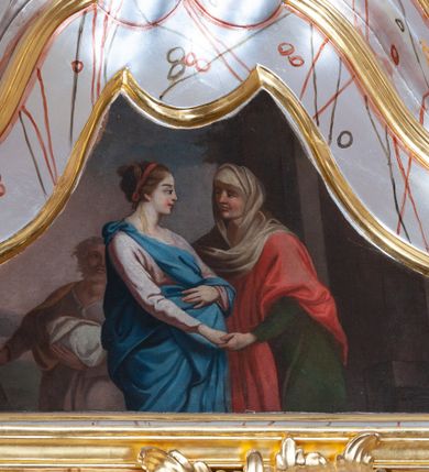 Zdjęcie nr 10: Nastawa ołtarzowa architektoniczna, jednoosiowa, jednokondygnacyjna ze zwieńczeniem. Mensa drewniana o profilowanej krawędzi. Ołtarz  sarkofagowy, na profilowanym cokole; na froncie intarsjowany wzór geometryczny. Kondygnacja ustawiona na cokole, ujęta parą zdwojonych filarów o kapitelach kompozytowych. Podpory dźwigają pełne belkowanie, wyłamane na ich osi, o wklęsło-wypukłym fryzie i silnie wysuniętym gzymsie oraz przerwany wolutowy przyczółek. W polu środkowym profilowana rama w formie stojącego prostokąta zamkniętego łukiem segmentowym nadwieszonym z uskokiem, z obrazem „Zwiastowanie”. Przed filarami, na wklęsło-wypukłych postumentach dwie figury niezidentyfikowanych świętych. Zwieńczenie w formie leżącego prostokąta ujętego spływami wolutowymi, zamkniętego falistym gzymsem przechodzącym w zwrócone przeciwstawnie woluty. W polu rama o fantazyjnej formie zbliżonej do trójkąta z obrazem „Nawiedzenie św. Elżbiety”. Trzony filarów dekorowane kampanulami. W polu środkowym w przyłuczach ornament rocaille&#039;owy. Rama obrazu na dłuższych bokach zdobiona rocaille&#039;m. Nad polem środkowym na belkowaniu rocaille&#039;owy kartusz z napisem w polu „Ave Maria gratia / Plena Dominus tecum / Luea. Ʌ”. W partii fryzu, na osiach podpór z trzech stron rozety. Struktura w całości laserunkowa, srebrzona, marmoryzowana; ornamentyka i profile złocone.