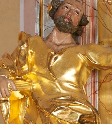 Zdjęcie nr 6: Nastawa ołtarzowa architektoniczna, jednoosiowa, jednokondygnacyjna ze zwieńczeniem. Mensa drewniana o profilowanej krawędzi. Ołtarz  sarkofagowy, na profilowanym cokole; na froncie intarsjowany wzór geometryczny. Kondygnacja ustawiona na profilowanym cokole, ujęta parą zdwojonych filarów o kanelowanych trzonach i kapitelach kompozytowych. Podpory dźwigają pełne belkowanie, wyłamane na ich osi, o wklęsło-wypukłym fryzie i silnie wysuniętym gzymsie oraz przerwany wolutowy przyczółek. W polu środkowym profilowana rama w formie stojącego prostokąta zamkniętego łukiem segmentowym nadwieszonym z uskokiem, z mniejszym obrazem wewnątrz w formie stojącego prostokąta, z przedstawieniem Ecce Homo. Przed filarami, na wklęsło-wypukłych postumentach dwie figury niezidentyfikowanych świętych. Zwieńczenie w formie leżącego prostokąta ujętego spływami wolutowymi, zamkniętego falistym gzymsem przechodzącym w zwrócone przeciwstawnie woluty. W polu rama o fantazyjnej formie zbliżonej do trójkąta z obrazem przedstawiającym Narodzenie Marii. Trzony filarów dekorowane kampanulami. W polu środkowym w przyłuczach rocaille. Rama obrazu na dłuższych bokach zdobiona ornamentem rocaille'owym. Nad polem środkowym w polu belkowania racaille'owy kartusz  z napisem: „ECCE HOMO”. W partii fryzu, na osiach podpór z trzech stron rozety. Struktura w całości laserunkowa, srebrzona, marmoryzowana; ornamentyka i profile złocone.