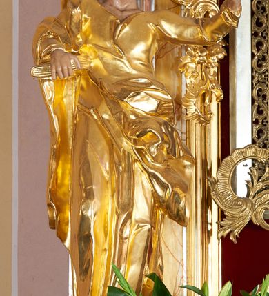 Zdjęcie nr 4: Nastawa ołtarzowa architektoniczna, jednoosiowa, jednokondygnacyjna ze zwieńczeniem. Mensa drewniana o profilowanej krawędzi. Ołtarz  sarkofagowy, na profilowanym cokole; na froncie intarsjowany wzór geometryczny. Kondygnacja ustawiona na profilowanym cokole, ujęta parą zdwojonych filarów o kanelowanych trzonach i kapitelach kompozytowych. Podpory dźwigają pełne belkowanie, wyłamane na ich osi, o wklęsło-wypukłym fryzie i silnie wysuniętym gzymsie oraz przerwany wolutowy przyczółek. W polu środkowym profilowana rama w formie stojącego prostokąta zamkniętego łukiem segmentowym nadwieszonym z uskokiem, z mniejszym obrazem wewnątrz w formie stojącego prostokąta, z przedstawieniem Ecce Homo. Przed filarami, na wklęsło-wypukłych postumentach dwie figury niezidentyfikowanych świętych. Zwieńczenie w formie leżącego prostokąta ujętego spływami wolutowymi, zamkniętego falistym gzymsem przechodzącym w zwrócone przeciwstawnie woluty. W polu rama o fantazyjnej formie zbliżonej do trójkąta z obrazem przedstawiającym Narodzenie Marii. Trzony filarów dekorowane kampanulami. W polu środkowym w przyłuczach rocaille. Rama obrazu na dłuższych bokach zdobiona ornamentem rocaille&#039;owym. Nad polem środkowym w polu belkowania racaille&#039;owy kartusz  z napisem: „ECCE HOMO”. W partii fryzu, na osiach podpór z trzech stron rozety. Struktura w całości laserunkowa, srebrzona, marmoryzowana; ornamentyka i profile złocone.