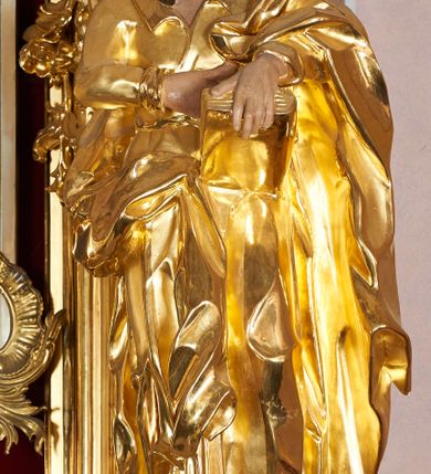 Zdjęcie nr 7: Nastawa ołtarzowa architektoniczna, jednoosiowa, jednokondygnacyjna ze zwieńczeniem. Mensa drewniana o profilowanej krawędzi. Ołtarz  sarkofagowy, na profilowanym cokole; na froncie intarsjowany wzór geometryczny. Kondygnacja ustawiona na profilowanym cokole, ujęta parą zdwojonych filarów o kanelowanych trzonach i kapitelach kompozytowych. Podpory dźwigają pełne belkowanie, wyłamane na ich osi, o wklęsło-wypukłym fryzie i silnie wysuniętym gzymsie oraz przerwany wolutowy przyczółek. W polu środkowym profilowana rama w formie stojącego prostokąta zamkniętego łukiem segmentowym nadwieszonym z uskokiem, z mniejszym obrazem wewnątrz w formie stojącego prostokąta, z przedstawieniem Ecce Homo. Przed filarami, na wklęsło-wypukłych postumentach dwie figury niezidentyfikowanych świętych. Zwieńczenie w formie leżącego prostokąta ujętego spływami wolutowymi, zamkniętego falistym gzymsem przechodzącym w zwrócone przeciwstawnie woluty. W polu rama o fantazyjnej formie zbliżonej do trójkąta z obrazem przedstawiającym Narodzenie Marii. Trzony filarów dekorowane kampanulami. W polu środkowym w przyłuczach rocaille. Rama obrazu na dłuższych bokach zdobiona ornamentem rocaille'owym. Nad polem środkowym w polu belkowania racaille'owy kartusz  z napisem: „ECCE HOMO”. W partii fryzu, na osiach podpór z trzech stron rozety. Struktura w całości laserunkowa, srebrzona, marmoryzowana; ornamentyka i profile złocone.