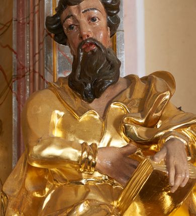 Zdjęcie nr 9: Nastawa ołtarzowa architektoniczna, jednoosiowa, jednokondygnacyjna ze zwieńczeniem. Mensa drewniana o profilowanej krawędzi. Ołtarz  sarkofagowy, na profilowanym cokole; na froncie intarsjowany wzór geometryczny. Kondygnacja ustawiona na profilowanym cokole, ujęta parą zdwojonych filarów o kanelowanych trzonach i kapitelach kompozytowych. Podpory dźwigają pełne belkowanie, wyłamane na ich osi, o wklęsło-wypukłym fryzie i silnie wysuniętym gzymsie oraz przerwany wolutowy przyczółek. W polu środkowym profilowana rama w formie stojącego prostokąta zamkniętego łukiem segmentowym nadwieszonym z uskokiem, z mniejszym obrazem wewnątrz w formie stojącego prostokąta, z przedstawieniem Ecce Homo. Przed filarami, na wklęsło-wypukłych postumentach dwie figury niezidentyfikowanych świętych. Zwieńczenie w formie leżącego prostokąta ujętego spływami wolutowymi, zamkniętego falistym gzymsem przechodzącym w zwrócone przeciwstawnie woluty. W polu rama o fantazyjnej formie zbliżonej do trójkąta z obrazem przedstawiającym Narodzenie Marii. Trzony filarów dekorowane kampanulami. W polu środkowym w przyłuczach rocaille. Rama obrazu na dłuższych bokach zdobiona ornamentem rocaille'owym. Nad polem środkowym w polu belkowania racaille'owy kartusz  z napisem: „ECCE HOMO”. W partii fryzu, na osiach podpór z trzech stron rozety. Struktura w całości laserunkowa, srebrzona, marmoryzowana; ornamentyka i profile złocone.