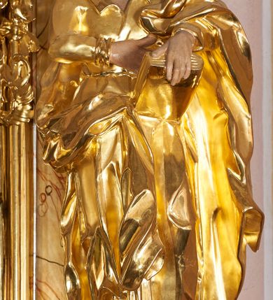 Zdjęcie nr 8: Nastawa ołtarzowa architektoniczna, jednoosiowa, jednokondygnacyjna ze zwieńczeniem. Mensa drewniana o profilowanej krawędzi. Ołtarz  sarkofagowy, na profilowanym cokole; na froncie intarsjowany wzór geometryczny. Kondygnacja ustawiona na profilowanym cokole, ujęta parą zdwojonych filarów o kanelowanych trzonach i kapitelach kompozytowych. Podpory dźwigają pełne belkowanie, wyłamane na ich osi, o wklęsło-wypukłym fryzie i silnie wysuniętym gzymsie oraz przerwany wolutowy przyczółek. W polu środkowym profilowana rama w formie stojącego prostokąta zamkniętego łukiem segmentowym nadwieszonym z uskokiem, z mniejszym obrazem wewnątrz w formie stojącego prostokąta, z przedstawieniem Ecce Homo. Przed filarami, na wklęsło-wypukłych postumentach dwie figury niezidentyfikowanych świętych. Zwieńczenie w formie leżącego prostokąta ujętego spływami wolutowymi, zamkniętego falistym gzymsem przechodzącym w zwrócone przeciwstawnie woluty. W polu rama o fantazyjnej formie zbliżonej do trójkąta z obrazem przedstawiającym Narodzenie Marii. Trzony filarów dekorowane kampanulami. W polu środkowym w przyłuczach rocaille. Rama obrazu na dłuższych bokach zdobiona ornamentem rocaille&#039;owym. Nad polem środkowym w polu belkowania racaille&#039;owy kartusz  z napisem: „ECCE HOMO”. W partii fryzu, na osiach podpór z trzech stron rozety. Struktura w całości laserunkowa, srebrzona, marmoryzowana; ornamentyka i profile złocone.