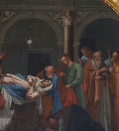 Zdjęcie nr 4: Obraz w kształcie leżącego prostokąta zamknięty półkoliście z przedstawieniem Zaśnięcia Najświętszej Marii Panny w otoczeniu dwunastu apostołów, kobiety z dzieckiem oraz mężczyzny. Kompozycja wielopostaciowa. W centrum łoże, zasłane białym prześcieradłem, na którym leży Matka Boska z głową z prawej strony obrazu, z dłońmi złożonymi na piersiach. Twarz podłużna z drobnymi ustami, długim nosem i zamkniętymi oczami, okolona  ciemnobrązowymi włosami. Ubrana jest w różową suknię, niebieski płaszcz oraz biały welon na głowie. Po obu stronach obrazu stoją dwie grupy apostołów, po sześciu z każdej strony, zwróconymi ku Matce Bożej, z wąskimi i długimi, zapalonymi świecami w dłoniach. Dwóch apostołów stojących najbliżej kładzie ciało Matki Boskiej na marach. Kolejny, po lewej stronie obrazu klęczy z rozpostartymi na boki rękami. Apostołowie ukazani są w poruszonych pozach, ubrani w różnokolorowe suknie z długimi rękawami i płaszcze. W lewym narożu obrazu siedzi kobieta, która obejmuje stojące obok niej dziecko, a lewą dłonią ukazuje mu toczącą się scenę. Ubrana jest w biało-czerwoną suknię oraz niebieski płaszcz. Po prawej stronie obrazu, pada na twarz mężczyzna ubrany na czarno. Obok niego leży miecz. Kolorystyka obrazu ciemna, stonowana z odznaczającymi się czerwonymi i niebieskimi elementami. Całość ukazana jest we wnętrzu architektonicznym na tle trzech półkolistych arkad, oddzielonych kolumnami, które wspierają wyłamane belkowanie. Rama drewniana, bogato dekorowana kimationem i złocona. 