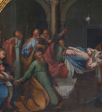 Zdjęcie nr 3: Obraz w kształcie leżącego prostokąta zamknięty półkoliście z przedstawieniem Zaśnięcia Najświętszej Marii Panny w otoczeniu dwunastu apostołów, kobiety z dzieckiem oraz mężczyzny. Kompozycja wielopostaciowa. W centrum łoże, zasłane białym prześcieradłem, na którym leży Matka Boska z głową z prawej strony obrazu, z dłońmi złożonymi na piersiach. Twarz podłużna z drobnymi ustami, długim nosem i zamkniętymi oczami, okolona  ciemnobrązowymi włosami. Ubrana jest w różową suknię, niebieski płaszcz oraz biały welon na głowie. Po obu stronach obrazu stoją dwie grupy apostołów, po sześciu z każdej strony, zwróconymi ku Matce Bożej, z wąskimi i długimi, zapalonymi świecami w dłoniach. Dwóch apostołów stojących najbliżej kładzie ciało Matki Boskiej na marach. Kolejny, po lewej stronie obrazu klęczy z rozpostartymi na boki rękami. Apostołowie ukazani są w poruszonych pozach, ubrani w różnokolorowe suknie z długimi rękawami i płaszcze. W lewym narożu obrazu siedzi kobieta, która obejmuje stojące obok niej dziecko, a lewą dłonią ukazuje mu toczącą się scenę. Ubrana jest w biało-czerwoną suknię oraz niebieski płaszcz. Po prawej stronie obrazu, pada na twarz mężczyzna ubrany na czarno. Obok niego leży miecz. Kolorystyka obrazu ciemna, stonowana z odznaczającymi się czerwonymi i niebieskimi elementami. Całość ukazana jest we wnętrzu architektonicznym na tle trzech półkolistych arkad, oddzielonych kolumnami, które wspierają wyłamane belkowanie. Rama drewniana, bogato dekorowana kimationem i złocona. 