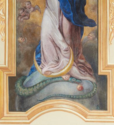 Zdjęcie nr 3: Fresk w malowanej ramie koloru złotego o polu stojącego prostokąta z uszakami, z prostokątnie wciętymi dłuższymi bokami i wyłamanym półkoliście bokiem górnym i półkoliście wciętym bokiem dolnym; u góry i po bokach ozdobionej stylizowanym ornamentem akantowym. Obraz przedstawia Matkę Boską Niepokalanie Poczętą, stojącą na kuli ziemskiej w delikatnym kontrapoście. Maria lewą stopą depcze głowę węża, a prawą stawia na półksiężycu. Ma skrzyżowane ręce na piersiach, w lewej trzyma gałązkę białej lilii. Twarz trójkątna, z długim nosem i dużymi oczami, włosy bujne, jasnobrązowe, opadające na ramiona i plecy. Maria ubrana jest w białą sukienkę spodnią i różową suknię wierzchnią, na którą narzucony ma ciemnobłękitny płaszcz, podtrzymywany lewą ręką, a wokół głowy wieniec z 12 gwiazd na tle kolistego nimbu. Wąż okala swoim ciałem glob ziemski, a pod jego głową znajduje się jabłko. Tło przybiera odcienie brązów w dolnej części, a żółci w części górnej wokół postaci Marii. W tle widoczne są uskrzydlone główki aniołków. 