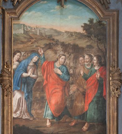 Zdjęcie nr 2: Nastawa ołtarzowa architektoniczna, jednoosiowa, jednokondygnacyjna ze zwieńczeniem w formie promienistej glorii. Ołtarz prostopadłościenny z kamienną mensą. Nastawa wsparta na ukośnie ustawionym cokole, podtrzymującym parę zdwojonych pilastrów i stojącą przed nimi parę kolumn. Podpory wspierają imposty i przerywany, wolutowy przyczółek. Pilastry zdobione wąskimi płycinami, zakończonymi skromnym rocaille’m. Kolumny ustawione na bazach, trzony gładkie, kapitele kompozytowe. Imposty zdobione stylizowanymi rozetami. W polu głównym, w prostokątnej ramie, zamkniętej łukiem nadwieszonym znajduje się obraz „Pożegnanie Chrystusa”. Zwieńczenie w formie monumentalnej promienistej glorii, w polu której umieszczony jest obraz „Wniebowzięcie Najświętszej Marii Panny”, otoczony obłokami. Struktura polichromowana na kolor biały, detale na niebiesko, ornamentyka złocona.
