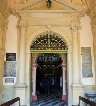 Zdjęcie nr 38: Kościół należy do zespołu dróżek Matki Boskiej, położnych w obrębie klasztoru w Kalwarii Zebrzydowskiej. Świątynia jest położna w centrum wsi, na wschód od głównej drogi, na placu otoczonym kamiennym murem z żeliwnym płotem, który od frontu ozdobiony jest figurami 12 apostołów, umieszczonymi na wysokich cokołach. Główne wejście na plac prowadzi przez bramę od zachodu, flankowaną dwoma filarami, na których ustawione są klasycystyczne wazony. Drugie wejście usytuowane jest od wschodu przez murowaną bramę, nakrytą daszkiem dwuspadowym, na którym ustawiona jest figura grającego na trąbie anioła. Trzecie wejście znajduje się od północy.

Kościół jest budowlą orientowaną, założoną na planie prostokąta, jednonawową, zamkniętą półkolistą absydą. Od zachodu przylega kruchta na planie prostokąta, zamkniętego z jednej strony półkoliście. Wewnątrz kościół dwupiętrowy. Na parterze część wschodnia świątyni podniesiona jest o siedem stopni, oddzielona od nawy trzema półkolistymi arkadami, wspartymi na czterech filarach i ustawionymi przed nimi półkolumnami, które wspierają pełne belkowanie, wyłamane na osiach. W przyłuczach płskorzeźbione główki aniołków. Na fryzie złocony napis: „EIA ADVOCATA NOSTRA OCVLOS MISERICORDES AD NOS CONVERTE ET IESVM BENEDICTV FRCTVM NOBIS OSTENDE”. Za środkową arkadą usytuowana jest niewielka, najstarsza część świątyni – Grób Matki Boskiej, na rzucie prostokąta, sklepiony krzyżowo. W ścianach bocznych nawy są półkoliście zamknięte wnęki na ołtarze. Od zachodu chór muzyczny wsparty jest na trzech arkadach filarowych. Wnętrze obiega drewniany ganek wsparty na metalowych wspornikach, a w części wschodniej i zachodniej na trzech murowanych arkadach. Podniebienie ganku zdobione jest geometrycznym stiukiem. W części nawowej świątyni znajduje się sklepienie kolebkowe z lunetami, w apsydzie hemisferyczne. Wnętrze doświetlone jest sześcioma małymi, okrągłymi oknami znajdującymi się na piętrze od strony północnej i południowej.

Fasada w dolnej części zaakcentowana jest przez monumentalną kruchtę w formie aediculi, założoną na rzucie prostokąta zamkniętego półkoliście. Ściany artykułowane są pięcioma półkolistymi arkadami, wspartymi na filarkach. Od zewnątrz osie ujęte są przez kanelowane kolumny, ustawione na wysokich cokołach, na tle pilastrów. Podpory wznoszą pełne belkowanie i wysunięty gzyms zdobiony kimationem i dekoracją kostkową. Nakrycie w formie kopuły półkolistej z latarnią. Belkowanie ozdobione jest dekoracją roślinną i główkami aniołków. Po bokach kruchty wysunięte są fragmenty muru oporowego do połowy wysokości fasady. Powyżej fasada flankowana przez dwie pary pilastrów z jońskimi kapitelami wspierającymi niepełne belkowanie. Pośrodku duże, półkoliste okno z metalową, dekoracyjną kratą. Szczyt trójkątny z oculusem pośrodku. Na szczycie ustawiona jest figura Najświętszej Marii Panny. Świątynia dookoła obwiedziona szerokim murem oporowym, nakrytym daszkiem, o ukośnych ścianach, flankowanych szkarpami, po sześć na każdej ścianie bocznej i dwoma na ścianie zachodniej oraz wschodniej. Powyżej elewacje ujęte pilastrami z kapitelami jońskimi wznoszącymi niepełne belkowanie. Na wschodniej ścianie półkolista apsyda, nakryta półkopułą. Kościół nakryty dachem siodłowym ze zdwojoną, wysoką latarnią pośrodku. Na narożach dachu ustawione wysokie obeliski na cokołach. 

 