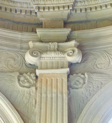 Zdjęcie nr 30: Kościół należy do zespołu dróżek Matki Boskiej, położnych w obrębie klasztoru w Kalwarii Zebrzydowskiej. Świątynia jest położna w centrum wsi, na wschód od głównej drogi, na placu otoczonym kamiennym murem z żeliwnym płotem, który od frontu ozdobiony jest figurami 12 apostołów, umieszczonymi na wysokich cokołach. Główne wejście na plac prowadzi przez bramę od zachodu, flankowaną dwoma filarami, na których ustawione są klasycystyczne wazony. Drugie wejście usytuowane jest od wschodu przez murowaną bramę, nakrytą daszkiem dwuspadowym, na którym ustawiona jest figura grającego na trąbie anioła. Trzecie wejście znajduje się od północy.

Kościół jest budowlą orientowaną, założoną na planie prostokąta, jednonawową, zamkniętą półkolistą absydą. Od zachodu przylega kruchta na planie prostokąta, zamkniętego z jednej strony półkoliście. Wewnątrz kościół dwupiętrowy. Na parterze część wschodnia świątyni podniesiona jest o siedem stopni, oddzielona od nawy trzema półkolistymi arkadami, wspartymi na czterech filarach i ustawionymi przed nimi półkolumnami, które wspierają pełne belkowanie, wyłamane na osiach. W przyłuczach płskorzeźbione główki aniołków. Na fryzie złocony napis: „EIA ADVOCATA NOSTRA OCVLOS MISERICORDES AD NOS CONVERTE ET IESVM BENEDICTV FRCTVM NOBIS OSTENDE”. Za środkową arkadą usytuowana jest niewielka, najstarsza część świątyni – Grób Matki Boskiej, na rzucie prostokąta, sklepiony krzyżowo. W ścianach bocznych nawy są półkoliście zamknięte wnęki na ołtarze. Od zachodu chór muzyczny wsparty jest na trzech arkadach filarowych. Wnętrze obiega drewniany ganek wsparty na metalowych wspornikach, a w części wschodniej i zachodniej na trzech murowanych arkadach. Podniebienie ganku zdobione jest geometrycznym stiukiem. W części nawowej świątyni znajduje się sklepienie kolebkowe z lunetami, w apsydzie hemisferyczne. Wnętrze doświetlone jest sześcioma małymi, okrągłymi oknami znajdującymi się na piętrze od strony północnej i południowej.

Fasada w dolnej części zaakcentowana jest przez monumentalną kruchtę w formie aediculi, założoną na rzucie prostokąta zamkniętego półkoliście. Ściany artykułowane są pięcioma półkolistymi arkadami, wspartymi na filarkach. Od zewnątrz osie ujęte są przez kanelowane kolumny, ustawione na wysokich cokołach, na tle pilastrów. Podpory wznoszą pełne belkowanie i wysunięty gzyms zdobiony kimationem i dekoracją kostkową. Nakrycie w formie kopuły półkolistej z latarnią. Belkowanie ozdobione jest dekoracją roślinną i główkami aniołków. Po bokach kruchty wysunięte są fragmenty muru oporowego do połowy wysokości fasady. Powyżej fasada flankowana przez dwie pary pilastrów z jońskimi kapitelami wspierającymi niepełne belkowanie. Pośrodku duże, półkoliste okno z metalową, dekoracyjną kratą. Szczyt trójkątny z oculusem pośrodku. Na szczycie ustawiona jest figura Najświętszej Marii Panny. Świątynia dookoła obwiedziona szerokim murem oporowym, nakrytym daszkiem, o ukośnych ścianach, flankowanych szkarpami, po sześć na każdej ścianie bocznej i dwoma na ścianie zachodniej oraz wschodniej. Powyżej elewacje ujęte pilastrami z kapitelami jońskimi wznoszącymi niepełne belkowanie. Na wschodniej ścianie półkolista apsyda, nakryta półkopułą. Kościół nakryty dachem siodłowym ze zdwojoną, wysoką latarnią pośrodku. Na narożach dachu ustawione wysokie obeliski na cokołach. 

 