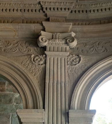 Zdjęcie nr 31: Kościół należy do zespołu dróżek Matki Boskiej, położnych w obrębie klasztoru w Kalwarii Zebrzydowskiej. Świątynia jest położna w centrum wsi, na wschód od głównej drogi, na placu otoczonym kamiennym murem z żeliwnym płotem, który od frontu ozdobiony jest figurami 12 apostołów, umieszczonymi na wysokich cokołach. Główne wejście na plac prowadzi przez bramę od zachodu, flankowaną dwoma filarami, na których ustawione są klasycystyczne wazony. Drugie wejście usytuowane jest od wschodu przez murowaną bramę, nakrytą daszkiem dwuspadowym, na którym ustawiona jest figura grającego na trąbie anioła. Trzecie wejście znajduje się od północy.

Kościół jest budowlą orientowaną, założoną na planie prostokąta, jednonawową, zamkniętą półkolistą absydą. Od zachodu przylega kruchta na planie prostokąta, zamkniętego z jednej strony półkoliście. Wewnątrz kościół dwupiętrowy. Na parterze część wschodnia świątyni podniesiona jest o siedem stopni, oddzielona od nawy trzema półkolistymi arkadami, wspartymi na czterech filarach i ustawionymi przed nimi półkolumnami, które wspierają pełne belkowanie, wyłamane na osiach. W przyłuczach płskorzeźbione główki aniołków. Na fryzie złocony napis: „EIA ADVOCATA NOSTRA OCVLOS MISERICORDES AD NOS CONVERTE ET IESVM BENEDICTV FRCTVM NOBIS OSTENDE”. Za środkową arkadą usytuowana jest niewielka, najstarsza część świątyni – Grób Matki Boskiej, na rzucie prostokąta, sklepiony krzyżowo. W ścianach bocznych nawy są półkoliście zamknięte wnęki na ołtarze. Od zachodu chór muzyczny wsparty jest na trzech arkadach filarowych. Wnętrze obiega drewniany ganek wsparty na metalowych wspornikach, a w części wschodniej i zachodniej na trzech murowanych arkadach. Podniebienie ganku zdobione jest geometrycznym stiukiem. W części nawowej świątyni znajduje się sklepienie kolebkowe z lunetami, w apsydzie hemisferyczne. Wnętrze doświetlone jest sześcioma małymi, okrągłymi oknami znajdującymi się na piętrze od strony północnej i południowej.

Fasada w dolnej części zaakcentowana jest przez monumentalną kruchtę w formie aediculi, założoną na rzucie prostokąta zamkniętego półkoliście. Ściany artykułowane są pięcioma półkolistymi arkadami, wspartymi na filarkach. Od zewnątrz osie ujęte są przez kanelowane kolumny, ustawione na wysokich cokołach, na tle pilastrów. Podpory wznoszą pełne belkowanie i wysunięty gzyms zdobiony kimationem i dekoracją kostkową. Nakrycie w formie kopuły półkolistej z latarnią. Belkowanie ozdobione jest dekoracją roślinną i główkami aniołków. Po bokach kruchty wysunięte są fragmenty muru oporowego do połowy wysokości fasady. Powyżej fasada flankowana przez dwie pary pilastrów z jońskimi kapitelami wspierającymi niepełne belkowanie. Pośrodku duże, półkoliste okno z metalową, dekoracyjną kratą. Szczyt trójkątny z oculusem pośrodku. Na szczycie ustawiona jest figura Najświętszej Marii Panny. Świątynia dookoła obwiedziona szerokim murem oporowym, nakrytym daszkiem, o ukośnych ścianach, flankowanych szkarpami, po sześć na każdej ścianie bocznej i dwoma na ścianie zachodniej oraz wschodniej. Powyżej elewacje ujęte pilastrami z kapitelami jońskimi wznoszącymi niepełne belkowanie. Na wschodniej ścianie półkolista apsyda, nakryta półkopułą. Kościół nakryty dachem siodłowym ze zdwojoną, wysoką latarnią pośrodku. Na narożach dachu ustawione wysokie obeliski na cokołach. 

 