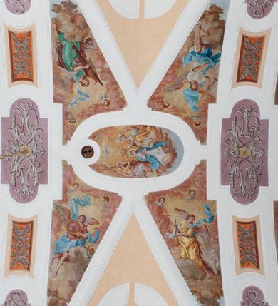 Zdjęcie nr 51: Kościół należy do zespołu dróżek Matki Boskiej, położnych w obrębie klasztoru w Kalwarii Zebrzydowskiej. Świątynia jest położna w centrum wsi, na wschód od głównej drogi, na placu otoczonym kamiennym murem z żeliwnym płotem, który od frontu ozdobiony jest figurami 12 apostołów, umieszczonymi na wysokich cokołach. Główne wejście na plac prowadzi przez bramę od zachodu, flankowaną dwoma filarami, na których ustawione są klasycystyczne wazony. Drugie wejście usytuowane jest od wschodu przez murowaną bramę, nakrytą daszkiem dwuspadowym, na którym ustawiona jest figura grającego na trąbie anioła. Trzecie wejście znajduje się od północy.

Kościół jest budowlą orientowaną, założoną na planie prostokąta, jednonawową, zamkniętą półkolistą absydą. Od zachodu przylega kruchta na planie prostokąta, zamkniętego z jednej strony półkoliście. Wewnątrz kościół dwupiętrowy. Na parterze część wschodnia świątyni podniesiona jest o siedem stopni, oddzielona od nawy trzema półkolistymi arkadami, wspartymi na czterech filarach i ustawionymi przed nimi półkolumnami, które wspierają pełne belkowanie, wyłamane na osiach. W przyłuczach płskorzeźbione główki aniołków. Na fryzie złocony napis: „EIA ADVOCATA NOSTRA OCVLOS MISERICORDES AD NOS CONVERTE ET IESVM BENEDICTV FRCTVM NOBIS OSTENDE”. Za środkową arkadą usytuowana jest niewielka, najstarsza część świątyni – Grób Matki Boskiej, na rzucie prostokąta, sklepiony krzyżowo. W ścianach bocznych nawy są półkoliście zamknięte wnęki na ołtarze. Od zachodu chór muzyczny wsparty jest na trzech arkadach filarowych. Wnętrze obiega drewniany ganek wsparty na metalowych wspornikach, a w części wschodniej i zachodniej na trzech murowanych arkadach. Podniebienie ganku zdobione jest geometrycznym stiukiem. W części nawowej świątyni znajduje się sklepienie kolebkowe z lunetami, w apsydzie hemisferyczne. Wnętrze doświetlone jest sześcioma małymi, okrągłymi oknami znajdującymi się na piętrze od strony północnej i południowej.

Fasada w dolnej części zaakcentowana jest przez monumentalną kruchtę w formie aediculi, założoną na rzucie prostokąta zamkniętego półkoliście. Ściany artykułowane są pięcioma półkolistymi arkadami, wspartymi na filarkach. Od zewnątrz osie ujęte są przez kanelowane kolumny, ustawione na wysokich cokołach, na tle pilastrów. Podpory wznoszą pełne belkowanie i wysunięty gzyms zdobiony kimationem i dekoracją kostkową. Nakrycie w formie kopuły półkolistej z latarnią. Belkowanie ozdobione jest dekoracją roślinną i główkami aniołków. Po bokach kruchty wysunięte są fragmenty muru oporowego do połowy wysokości fasady. Powyżej fasada flankowana przez dwie pary pilastrów z jońskimi kapitelami wspierającymi niepełne belkowanie. Pośrodku duże, półkoliste okno z metalową, dekoracyjną kratą. Szczyt trójkątny z oculusem pośrodku. Na szczycie ustawiona jest figura Najświętszej Marii Panny. Świątynia dookoła obwiedziona szerokim murem oporowym, nakrytym daszkiem, o ukośnych ścianach, flankowanych szkarpami, po sześć na każdej ścianie bocznej i dwoma na ścianie zachodniej oraz wschodniej. Powyżej elewacje ujęte pilastrami z kapitelami jońskimi wznoszącymi niepełne belkowanie. Na wschodniej ścianie półkolista apsyda, nakryta półkopułą. Kościół nakryty dachem siodłowym ze zdwojoną, wysoką latarnią pośrodku. Na narożach dachu ustawione wysokie obeliski na cokołach. 

 