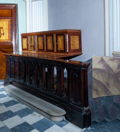 Zdjęcie nr 60: Kościół należy do zespołu dróżek Matki Boskiej, położnych w obrębie klasztoru w Kalwarii Zebrzydowskiej. Świątynia jest położna w centrum wsi, na wschód od głównej drogi, na placu otoczonym kamiennym murem z żeliwnym płotem, który od frontu ozdobiony jest figurami 12 apostołów, umieszczonymi na wysokich cokołach. Główne wejście na plac prowadzi przez bramę od zachodu, flankowaną dwoma filarami, na których ustawione są klasycystyczne wazony. Drugie wejście usytuowane jest od wschodu przez murowaną bramę, nakrytą daszkiem dwuspadowym, na którym ustawiona jest figura grającego na trąbie anioła. Trzecie wejście znajduje się od północy.

Kościół jest budowlą orientowaną, założoną na planie prostokąta, jednonawową, zamkniętą półkolistą absydą. Od zachodu przylega kruchta na planie prostokąta, zamkniętego z jednej strony półkoliście. Wewnątrz kościół dwupiętrowy. Na parterze część wschodnia świątyni podniesiona jest o siedem stopni, oddzielona od nawy trzema półkolistymi arkadami, wspartymi na czterech filarach i ustawionymi przed nimi półkolumnami, które wspierają pełne belkowanie, wyłamane na osiach. W przyłuczach płskorzeźbione główki aniołków. Na fryzie złocony napis: „EIA ADVOCATA NOSTRA OCVLOS MISERICORDES AD NOS CONVERTE ET IESVM BENEDICTV FRCTVM NOBIS OSTENDE”. Za środkową arkadą usytuowana jest niewielka, najstarsza część świątyni – Grób Matki Boskiej, na rzucie prostokąta, sklepiony krzyżowo. W ścianach bocznych nawy są półkoliście zamknięte wnęki na ołtarze. Od zachodu chór muzyczny wsparty jest na trzech arkadach filarowych. Wnętrze obiega drewniany ganek wsparty na metalowych wspornikach, a w części wschodniej i zachodniej na trzech murowanych arkadach. Podniebienie ganku zdobione jest geometrycznym stiukiem. W części nawowej świątyni znajduje się sklepienie kolebkowe z lunetami, w apsydzie hemisferyczne. Wnętrze doświetlone jest sześcioma małymi, okrągłymi oknami znajdującymi się na piętrze od strony północnej i południowej.

Fasada w dolnej części zaakcentowana jest przez monumentalną kruchtę w formie aediculi, założoną na rzucie prostokąta zamkniętego półkoliście. Ściany artykułowane są pięcioma półkolistymi arkadami, wspartymi na filarkach. Od zewnątrz osie ujęte są przez kanelowane kolumny, ustawione na wysokich cokołach, na tle pilastrów. Podpory wznoszą pełne belkowanie i wysunięty gzyms zdobiony kimationem i dekoracją kostkową. Nakrycie w formie kopuły półkolistej z latarnią. Belkowanie ozdobione jest dekoracją roślinną i główkami aniołków. Po bokach kruchty wysunięte są fragmenty muru oporowego do połowy wysokości fasady. Powyżej fasada flankowana przez dwie pary pilastrów z jońskimi kapitelami wspierającymi niepełne belkowanie. Pośrodku duże, półkoliste okno z metalową, dekoracyjną kratą. Szczyt trójkątny z oculusem pośrodku. Na szczycie ustawiona jest figura Najświętszej Marii Panny. Świątynia dookoła obwiedziona szerokim murem oporowym, nakrytym daszkiem, o ukośnych ścianach, flankowanych szkarpami, po sześć na każdej ścianie bocznej i dwoma na ścianie zachodniej oraz wschodniej. Powyżej elewacje ujęte pilastrami z kapitelami jońskimi wznoszącymi niepełne belkowanie. Na wschodniej ścianie półkolista apsyda, nakryta półkopułą. Kościół nakryty dachem siodłowym ze zdwojoną, wysoką latarnią pośrodku. Na narożach dachu ustawione wysokie obeliski na cokołach. 

 