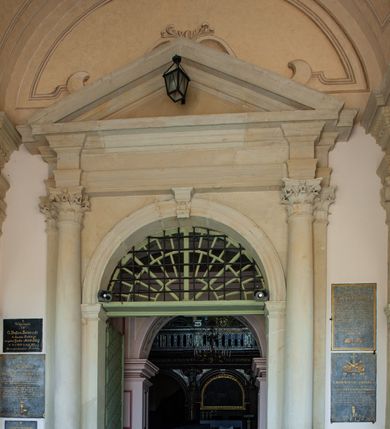 Zdjęcie nr 37: Kościół należy do zespołu dróżek Matki Boskiej, położnych w obrębie klasztoru w Kalwarii Zebrzydowskiej. Świątynia jest położna w centrum wsi, na wschód od głównej drogi, na placu otoczonym kamiennym murem z żeliwnym płotem, który od frontu ozdobiony jest figurami 12 apostołów, umieszczonymi na wysokich cokołach. Główne wejście na plac prowadzi przez bramę od zachodu, flankowaną dwoma filarami, na których ustawione są klasycystyczne wazony. Drugie wejście usytuowane jest od wschodu przez murowaną bramę, nakrytą daszkiem dwuspadowym, na którym ustawiona jest figura grającego na trąbie anioła. Trzecie wejście znajduje się od północy.

Kościół jest budowlą orientowaną, założoną na planie prostokąta, jednonawową, zamkniętą półkolistą absydą. Od zachodu przylega kruchta na planie prostokąta, zamkniętego z jednej strony półkoliście. Wewnątrz kościół dwupiętrowy. Na parterze część wschodnia świątyni podniesiona jest o siedem stopni, oddzielona od nawy trzema półkolistymi arkadami, wspartymi na czterech filarach i ustawionymi przed nimi półkolumnami, które wspierają pełne belkowanie, wyłamane na osiach. W przyłuczach płskorzeźbione główki aniołków. Na fryzie złocony napis: „EIA ADVOCATA NOSTRA OCVLOS MISERICORDES AD NOS CONVERTE ET IESVM BENEDICTV FRCTVM NOBIS OSTENDE”. Za środkową arkadą usytuowana jest niewielka, najstarsza część świątyni – Grób Matki Boskiej, na rzucie prostokąta, sklepiony krzyżowo. W ścianach bocznych nawy są półkoliście zamknięte wnęki na ołtarze. Od zachodu chór muzyczny wsparty jest na trzech arkadach filarowych. Wnętrze obiega drewniany ganek wsparty na metalowych wspornikach, a w części wschodniej i zachodniej na trzech murowanych arkadach. Podniebienie ganku zdobione jest geometrycznym stiukiem. W części nawowej świątyni znajduje się sklepienie kolebkowe z lunetami, w apsydzie hemisferyczne. Wnętrze doświetlone jest sześcioma małymi, okrągłymi oknami znajdującymi się na piętrze od strony północnej i południowej.

Fasada w dolnej części zaakcentowana jest przez monumentalną kruchtę w formie aediculi, założoną na rzucie prostokąta zamkniętego półkoliście. Ściany artykułowane są pięcioma półkolistymi arkadami, wspartymi na filarkach. Od zewnątrz osie ujęte są przez kanelowane kolumny, ustawione na wysokich cokołach, na tle pilastrów. Podpory wznoszą pełne belkowanie i wysunięty gzyms zdobiony kimationem i dekoracją kostkową. Nakrycie w formie kopuły półkolistej z latarnią. Belkowanie ozdobione jest dekoracją roślinną i główkami aniołków. Po bokach kruchty wysunięte są fragmenty muru oporowego do połowy wysokości fasady. Powyżej fasada flankowana przez dwie pary pilastrów z jońskimi kapitelami wspierającymi niepełne belkowanie. Pośrodku duże, półkoliste okno z metalową, dekoracyjną kratą. Szczyt trójkątny z oculusem pośrodku. Na szczycie ustawiona jest figura Najświętszej Marii Panny. Świątynia dookoła obwiedziona szerokim murem oporowym, nakrytym daszkiem, o ukośnych ścianach, flankowanych szkarpami, po sześć na każdej ścianie bocznej i dwoma na ścianie zachodniej oraz wschodniej. Powyżej elewacje ujęte pilastrami z kapitelami jońskimi wznoszącymi niepełne belkowanie. Na wschodniej ścianie półkolista apsyda, nakryta półkopułą. Kościół nakryty dachem siodłowym ze zdwojoną, wysoką latarnią pośrodku. Na narożach dachu ustawione wysokie obeliski na cokołach. 

 