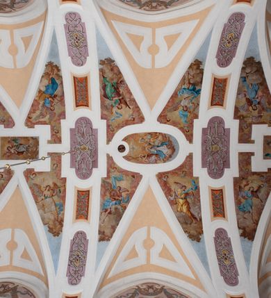 Zdjęcie nr 49: Kościół należy do zespołu dróżek Matki Boskiej, położnych w obrębie klasztoru w Kalwarii Zebrzydowskiej. Świątynia jest położna w centrum wsi, na wschód od głównej drogi, na placu otoczonym kamiennym murem z żeliwnym płotem, który od frontu ozdobiony jest figurami 12 apostołów, umieszczonymi na wysokich cokołach. Główne wejście na plac prowadzi przez bramę od zachodu, flankowaną dwoma filarami, na których ustawione są klasycystyczne wazony. Drugie wejście usytuowane jest od wschodu przez murowaną bramę, nakrytą daszkiem dwuspadowym, na którym ustawiona jest figura grającego na trąbie anioła. Trzecie wejście znajduje się od północy.

Kościół jest budowlą orientowaną, założoną na planie prostokąta, jednonawową, zamkniętą półkolistą absydą. Od zachodu przylega kruchta na planie prostokąta, zamkniętego z jednej strony półkoliście. Wewnątrz kościół dwupiętrowy. Na parterze część wschodnia świątyni podniesiona jest o siedem stopni, oddzielona od nawy trzema półkolistymi arkadami, wspartymi na czterech filarach i ustawionymi przed nimi półkolumnami, które wspierają pełne belkowanie, wyłamane na osiach. W przyłuczach płskorzeźbione główki aniołków. Na fryzie złocony napis: „EIA ADVOCATA NOSTRA OCVLOS MISERICORDES AD NOS CONVERTE ET IESVM BENEDICTV FRCTVM NOBIS OSTENDE”. Za środkową arkadą usytuowana jest niewielka, najstarsza część świątyni – Grób Matki Boskiej, na rzucie prostokąta, sklepiony krzyżowo. W ścianach bocznych nawy są półkoliście zamknięte wnęki na ołtarze. Od zachodu chór muzyczny wsparty jest na trzech arkadach filarowych. Wnętrze obiega drewniany ganek wsparty na metalowych wspornikach, a w części wschodniej i zachodniej na trzech murowanych arkadach. Podniebienie ganku zdobione jest geometrycznym stiukiem. W części nawowej świątyni znajduje się sklepienie kolebkowe z lunetami, w apsydzie hemisferyczne. Wnętrze doświetlone jest sześcioma małymi, okrągłymi oknami znajdującymi się na piętrze od strony północnej i południowej.

Fasada w dolnej części zaakcentowana jest przez monumentalną kruchtę w formie aediculi, założoną na rzucie prostokąta zamkniętego półkoliście. Ściany artykułowane są pięcioma półkolistymi arkadami, wspartymi na filarkach. Od zewnątrz osie ujęte są przez kanelowane kolumny, ustawione na wysokich cokołach, na tle pilastrów. Podpory wznoszą pełne belkowanie i wysunięty gzyms zdobiony kimationem i dekoracją kostkową. Nakrycie w formie kopuły półkolistej z latarnią. Belkowanie ozdobione jest dekoracją roślinną i główkami aniołków. Po bokach kruchty wysunięte są fragmenty muru oporowego do połowy wysokości fasady. Powyżej fasada flankowana przez dwie pary pilastrów z jońskimi kapitelami wspierającymi niepełne belkowanie. Pośrodku duże, półkoliste okno z metalową, dekoracyjną kratą. Szczyt trójkątny z oculusem pośrodku. Na szczycie ustawiona jest figura Najświętszej Marii Panny. Świątynia dookoła obwiedziona szerokim murem oporowym, nakrytym daszkiem, o ukośnych ścianach, flankowanych szkarpami, po sześć na każdej ścianie bocznej i dwoma na ścianie zachodniej oraz wschodniej. Powyżej elewacje ujęte pilastrami z kapitelami jońskimi wznoszącymi niepełne belkowanie. Na wschodniej ścianie półkolista apsyda, nakryta półkopułą. Kościół nakryty dachem siodłowym ze zdwojoną, wysoką latarnią pośrodku. Na narożach dachu ustawione wysokie obeliski na cokołach. 

 
