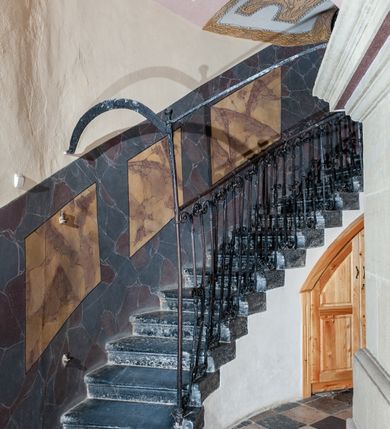 Zdjęcie nr 56: Kościół należy do zespołu dróżek Matki Boskiej, położnych w obrębie klasztoru w Kalwarii Zebrzydowskiej. Świątynia jest położna w centrum wsi, na wschód od głównej drogi, na placu otoczonym kamiennym murem z żeliwnym płotem, który od frontu ozdobiony jest figurami 12 apostołów, umieszczonymi na wysokich cokołach. Główne wejście na plac prowadzi przez bramę od zachodu, flankowaną dwoma filarami, na których ustawione są klasycystyczne wazony. Drugie wejście usytuowane jest od wschodu przez murowaną bramę, nakrytą daszkiem dwuspadowym, na którym ustawiona jest figura grającego na trąbie anioła. Trzecie wejście znajduje się od północy.

Kościół jest budowlą orientowaną, założoną na planie prostokąta, jednonawową, zamkniętą półkolistą absydą. Od zachodu przylega kruchta na planie prostokąta, zamkniętego z jednej strony półkoliście. Wewnątrz kościół dwupiętrowy. Na parterze część wschodnia świątyni podniesiona jest o siedem stopni, oddzielona od nawy trzema półkolistymi arkadami, wspartymi na czterech filarach i ustawionymi przed nimi półkolumnami, które wspierają pełne belkowanie, wyłamane na osiach. W przyłuczach płskorzeźbione główki aniołków. Na fryzie złocony napis: „EIA ADVOCATA NOSTRA OCVLOS MISERICORDES AD NOS CONVERTE ET IESVM BENEDICTV FRCTVM NOBIS OSTENDE”. Za środkową arkadą usytuowana jest niewielka, najstarsza część świątyni – Grób Matki Boskiej, na rzucie prostokąta, sklepiony krzyżowo. W ścianach bocznych nawy są półkoliście zamknięte wnęki na ołtarze. Od zachodu chór muzyczny wsparty jest na trzech arkadach filarowych. Wnętrze obiega drewniany ganek wsparty na metalowych wspornikach, a w części wschodniej i zachodniej na trzech murowanych arkadach. Podniebienie ganku zdobione jest geometrycznym stiukiem. W części nawowej świątyni znajduje się sklepienie kolebkowe z lunetami, w apsydzie hemisferyczne. Wnętrze doświetlone jest sześcioma małymi, okrągłymi oknami znajdującymi się na piętrze od strony północnej i południowej.

Fasada w dolnej części zaakcentowana jest przez monumentalną kruchtę w formie aediculi, założoną na rzucie prostokąta zamkniętego półkoliście. Ściany artykułowane są pięcioma półkolistymi arkadami, wspartymi na filarkach. Od zewnątrz osie ujęte są przez kanelowane kolumny, ustawione na wysokich cokołach, na tle pilastrów. Podpory wznoszą pełne belkowanie i wysunięty gzyms zdobiony kimationem i dekoracją kostkową. Nakrycie w formie kopuły półkolistej z latarnią. Belkowanie ozdobione jest dekoracją roślinną i główkami aniołków. Po bokach kruchty wysunięte są fragmenty muru oporowego do połowy wysokości fasady. Powyżej fasada flankowana przez dwie pary pilastrów z jońskimi kapitelami wspierającymi niepełne belkowanie. Pośrodku duże, półkoliste okno z metalową, dekoracyjną kratą. Szczyt trójkątny z oculusem pośrodku. Na szczycie ustawiona jest figura Najświętszej Marii Panny. Świątynia dookoła obwiedziona szerokim murem oporowym, nakrytym daszkiem, o ukośnych ścianach, flankowanych szkarpami, po sześć na każdej ścianie bocznej i dwoma na ścianie zachodniej oraz wschodniej. Powyżej elewacje ujęte pilastrami z kapitelami jońskimi wznoszącymi niepełne belkowanie. Na wschodniej ścianie półkolista apsyda, nakryta półkopułą. Kościół nakryty dachem siodłowym ze zdwojoną, wysoką latarnią pośrodku. Na narożach dachu ustawione wysokie obeliski na cokołach. 

 