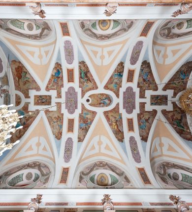 Zdjęcie nr 52: Kościół należy do zespołu dróżek Matki Boskiej, położnych w obrębie klasztoru w Kalwarii Zebrzydowskiej. Świątynia jest położna w centrum wsi, na wschód od głównej drogi, na placu otoczonym kamiennym murem z żeliwnym płotem, który od frontu ozdobiony jest figurami 12 apostołów, umieszczonymi na wysokich cokołach. Główne wejście na plac prowadzi przez bramę od zachodu, flankowaną dwoma filarami, na których ustawione są klasycystyczne wazony. Drugie wejście usytuowane jest od wschodu przez murowaną bramę, nakrytą daszkiem dwuspadowym, na którym ustawiona jest figura grającego na trąbie anioła. Trzecie wejście znajduje się od północy.

Kościół jest budowlą orientowaną, założoną na planie prostokąta, jednonawową, zamkniętą półkolistą absydą. Od zachodu przylega kruchta na planie prostokąta, zamkniętego z jednej strony półkoliście. Wewnątrz kościół dwupiętrowy. Na parterze część wschodnia świątyni podniesiona jest o siedem stopni, oddzielona od nawy trzema półkolistymi arkadami, wspartymi na czterech filarach i ustawionymi przed nimi półkolumnami, które wspierają pełne belkowanie, wyłamane na osiach. W przyłuczach płskorzeźbione główki aniołków. Na fryzie złocony napis: „EIA ADVOCATA NOSTRA OCVLOS MISERICORDES AD NOS CONVERTE ET IESVM BENEDICTV FRCTVM NOBIS OSTENDE”. Za środkową arkadą usytuowana jest niewielka, najstarsza część świątyni – Grób Matki Boskiej, na rzucie prostokąta, sklepiony krzyżowo. W ścianach bocznych nawy są półkoliście zamknięte wnęki na ołtarze. Od zachodu chór muzyczny wsparty jest na trzech arkadach filarowych. Wnętrze obiega drewniany ganek wsparty na metalowych wspornikach, a w części wschodniej i zachodniej na trzech murowanych arkadach. Podniebienie ganku zdobione jest geometrycznym stiukiem. W części nawowej świątyni znajduje się sklepienie kolebkowe z lunetami, w apsydzie hemisferyczne. Wnętrze doświetlone jest sześcioma małymi, okrągłymi oknami znajdującymi się na piętrze od strony północnej i południowej.

Fasada w dolnej części zaakcentowana jest przez monumentalną kruchtę w formie aediculi, założoną na rzucie prostokąta zamkniętego półkoliście. Ściany artykułowane są pięcioma półkolistymi arkadami, wspartymi na filarkach. Od zewnątrz osie ujęte są przez kanelowane kolumny, ustawione na wysokich cokołach, na tle pilastrów. Podpory wznoszą pełne belkowanie i wysunięty gzyms zdobiony kimationem i dekoracją kostkową. Nakrycie w formie kopuły półkolistej z latarnią. Belkowanie ozdobione jest dekoracją roślinną i główkami aniołków. Po bokach kruchty wysunięte są fragmenty muru oporowego do połowy wysokości fasady. Powyżej fasada flankowana przez dwie pary pilastrów z jońskimi kapitelami wspierającymi niepełne belkowanie. Pośrodku duże, półkoliste okno z metalową, dekoracyjną kratą. Szczyt trójkątny z oculusem pośrodku. Na szczycie ustawiona jest figura Najświętszej Marii Panny. Świątynia dookoła obwiedziona szerokim murem oporowym, nakrytym daszkiem, o ukośnych ścianach, flankowanych szkarpami, po sześć na każdej ścianie bocznej i dwoma na ścianie zachodniej oraz wschodniej. Powyżej elewacje ujęte pilastrami z kapitelami jońskimi wznoszącymi niepełne belkowanie. Na wschodniej ścianie półkolista apsyda, nakryta półkopułą. Kościół nakryty dachem siodłowym ze zdwojoną, wysoką latarnią pośrodku. Na narożach dachu ustawione wysokie obeliski na cokołach. 

 