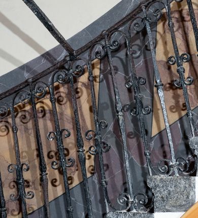 Zdjęcie nr 58: Kościół należy do zespołu dróżek Matki Boskiej, położnych w obrębie klasztoru w Kalwarii Zebrzydowskiej. Świątynia jest położna w centrum wsi, na wschód od głównej drogi, na placu otoczonym kamiennym murem z żeliwnym płotem, który od frontu ozdobiony jest figurami 12 apostołów, umieszczonymi na wysokich cokołach. Główne wejście na plac prowadzi przez bramę od zachodu, flankowaną dwoma filarami, na których ustawione są klasycystyczne wazony. Drugie wejście usytuowane jest od wschodu przez murowaną bramę, nakrytą daszkiem dwuspadowym, na którym ustawiona jest figura grającego na trąbie anioła. Trzecie wejście znajduje się od północy.

Kościół jest budowlą orientowaną, założoną na planie prostokąta, jednonawową, zamkniętą półkolistą absydą. Od zachodu przylega kruchta na planie prostokąta, zamkniętego z jednej strony półkoliście. Wewnątrz kościół dwupiętrowy. Na parterze część wschodnia świątyni podniesiona jest o siedem stopni, oddzielona od nawy trzema półkolistymi arkadami, wspartymi na czterech filarach i ustawionymi przed nimi półkolumnami, które wspierają pełne belkowanie, wyłamane na osiach. W przyłuczach płskorzeźbione główki aniołków. Na fryzie złocony napis: „EIA ADVOCATA NOSTRA OCVLOS MISERICORDES AD NOS CONVERTE ET IESVM BENEDICTV FRCTVM NOBIS OSTENDE”. Za środkową arkadą usytuowana jest niewielka, najstarsza część świątyni – Grób Matki Boskiej, na rzucie prostokąta, sklepiony krzyżowo. W ścianach bocznych nawy są półkoliście zamknięte wnęki na ołtarze. Od zachodu chór muzyczny wsparty jest na trzech arkadach filarowych. Wnętrze obiega drewniany ganek wsparty na metalowych wspornikach, a w części wschodniej i zachodniej na trzech murowanych arkadach. Podniebienie ganku zdobione jest geometrycznym stiukiem. W części nawowej świątyni znajduje się sklepienie kolebkowe z lunetami, w apsydzie hemisferyczne. Wnętrze doświetlone jest sześcioma małymi, okrągłymi oknami znajdującymi się na piętrze od strony północnej i południowej.

Fasada w dolnej części zaakcentowana jest przez monumentalną kruchtę w formie aediculi, założoną na rzucie prostokąta zamkniętego półkoliście. Ściany artykułowane są pięcioma półkolistymi arkadami, wspartymi na filarkach. Od zewnątrz osie ujęte są przez kanelowane kolumny, ustawione na wysokich cokołach, na tle pilastrów. Podpory wznoszą pełne belkowanie i wysunięty gzyms zdobiony kimationem i dekoracją kostkową. Nakrycie w formie kopuły półkolistej z latarnią. Belkowanie ozdobione jest dekoracją roślinną i główkami aniołków. Po bokach kruchty wysunięte są fragmenty muru oporowego do połowy wysokości fasady. Powyżej fasada flankowana przez dwie pary pilastrów z jońskimi kapitelami wspierającymi niepełne belkowanie. Pośrodku duże, półkoliste okno z metalową, dekoracyjną kratą. Szczyt trójkątny z oculusem pośrodku. Na szczycie ustawiona jest figura Najświętszej Marii Panny. Świątynia dookoła obwiedziona szerokim murem oporowym, nakrytym daszkiem, o ukośnych ścianach, flankowanych szkarpami, po sześć na każdej ścianie bocznej i dwoma na ścianie zachodniej oraz wschodniej. Powyżej elewacje ujęte pilastrami z kapitelami jońskimi wznoszącymi niepełne belkowanie. Na wschodniej ścianie półkolista apsyda, nakryta półkopułą. Kościół nakryty dachem siodłowym ze zdwojoną, wysoką latarnią pośrodku. Na narożach dachu ustawione wysokie obeliski na cokołach. 

 